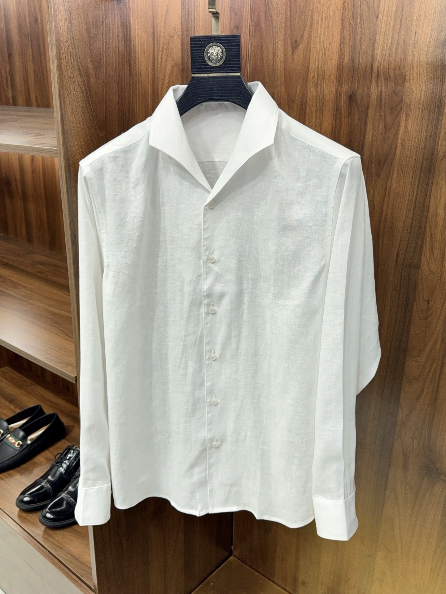 NO:821291,【Fashion style!  Uniquely designed Cuban collar linen fabric EZ long-sleeved shirt] EZ's Cuban collar linen long-sleeved shirt welds looseness and high-end to the body. The 'relaxation ceiling' of summer men's clothing is captured by this Cuban collar linen shirt from EZ. Rejecting the same basic style, the Cuban collar has its own holiday yuppie atmosphere, does not pick up the face shape, and has its own lazy and neat lines. Unbutton two buttons to wear a casual V-neck effect, suitable for all occasions.  The fabric is made of natural linen, which retains the original breathable texture of linen. It has a cool feeling on the upper body, absorbs moisture and wicks away sweat without making you sweaty, making it refreshing and comfortable to wear in summer. After a special washing process, it feels soft but not collapsed, saying goodbye to the rough feeling of cheap linen. It is not easy to wrinkle and deform after long-term wear, and there is no pressure in daily care.  Details are the soul of a high-end feel. The hem of the shirt is customized with a webbing fastening buckle, which makes it easy to tighten the waist without sewing. It can not only tuck the waist neatly to create a high waistline, but also hang down naturally to create a relaxed tone, adapting to a variety of wearing methods. The neat flat seams are routed, and the textured resin buckles are used, and EZ's quality control is revealed in every aspect.  Black, white, and light blue are available in three colors. Whether worn alone with trousers to create a sophisticated Italian style, or layered with white T-shirts to create a cool street style, you can easily control it. One piece unlocks multiple styles in summer and meets the needs of all scenes in your wardrobe. It is an indispensable and versatile item in the spring and summer wardrobe. M-3XL arrives next day, men's clothing, shirts,19860909【时尚潮范儿！独特设计古巴领亚麻面料EZ家长袖衬衫】 EZ家古巴领亚麻长袖衬衫,把松弛高级焊在身上. 夏日男装的「松弛感天花板」,被EZ家这件古巴领亚麻衬衫拿捏了.拒绝千篇一律的基础款,古巴领自带的度假雅痞氛围,不挑脸型,自带慵懒利落的线条感,解开两颗扣子就能穿出随性的V领效果,适配所有场合. 面料选用天然亚麻,保留了亚麻原生的透气肌理,上身自带凉感,吸湿排汗不闷汗,夏天穿也清爽无负担.经过特殊水洗工艺处理,触感软而不塌,告别廉价亚麻的粗糙感,久穿也不易起皱变形,日常打理毫无压力. 细节是高级感的灵魂.衬衫下摆定制了织带固定扣,轻松实现免缝收腰,既能利落塞腰打造高腰线,也能自然垂落穿出松弛调性,适配多种穿法.利落的平缝走线,搭配质感树脂扣,每一处都透着EZ家对品质的把控. 黑、白、浅蓝三色可选,无论是单穿搭配西裤打造意式轻熟风,还是叠穿白T打造潮酷街头感,都能轻松驾驭.一件解锁夏日多种风格,承包你衣柜里所有场景的穿搭需求,是春夏衣橱里不可或缺的百搭单品.M-3XL 隔天到货,男装,shirts,,Women's clothing