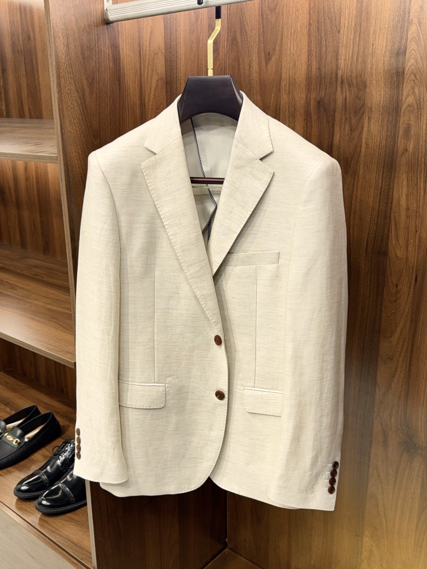 NO:821278,【Finally, the wait is here!  Select high-quality linen lyocell fabric top, flat lapel design trousers, Naples Double Sword Disk Button Suit] Finally, the wait is here. Select high-quality linen lyocell blended fabric suit, which has natural breathability and drape anti-wrinkle properties, feels dry and skin-friendly, does not feel stuffy and sticky when worn in summer, is not easy to deform after long-term wear, and takes into account comfort and texture.  The top adopts a notch lapel Cuban collar design, which weakens the sense of formality and has a relaxed Italian style. The collar shape is compliant and stylish, not flattering the face shape, and can easily modify the neck line. It is casual and lazy when worn alone, and can also be layered to create layers, making it suitable for a variety of dressing scenes.  The bottoms are Neapolitan style trousers with the iconic double sword buckle details, which are both functional and ceremonial. The high waist and slightly tapered cut fit the body curves and modify the shape of the legs. The trousers line is neat and straight, giving a sense of stiffness when walking, making it neat and not draggy.  The whole set adopts low-saturated colors, with soft and high-end tones, no unnecessary decoration, but full of ingenuity in the details. The natural texture of linen lyocell collides with the sharp tailoring, balancing the sense of leisure and sophistication. It is suitable for daily commuting, light business, weekend travel and other occasions. It can easily create a relaxed and moderate men's texture. It is a cost-effective choice for the wardrobe that has both practicality and style. M-3XL, men's clothing, business suit,19860909【总于等到了！甄选优质亚麻莱赛尔面料上衣平驳领设计裤子那不勒斯双宝剑盘扣套装西装】终于等到了.甄选优质亚麻莱赛尔混纺面料套装,兼顾天然透气与垂坠抗皱特性,触感干爽亲肤,夏季穿着无闷热黏腻感,久穿不易变形,兼顾舒适与质感. 上衣采用平驳领古巴领设计,弱化正式感,自带松弛意式格调,领型服帖有型,不挑脸型,轻松修饰颈部线条.单穿随性慵懒,叠搭亦能塑造层次,适配多种穿搭场景. 下装为那不勒斯风格西裤,标志性双宝剑盘扣细节,兼具功能性与仪式感,高腰微锥剪裁贴合人体曲线,修饰腿型,裤线利落笔直,行走间自带挺括感,利落不拖沓. 整套采用低饱和色系,色调柔和高级,无多余装饰,却在细节处尽显匠心.亚麻莱赛尔的天然肌理与利落剪裁碰撞,平衡了休闲与精致感,适配日常通勤、轻商务、周末出行等多种场合,轻松打造松弛有度的男装质感,是衣橱里兼具实穿性与风格感的高性价比之选.M-3XL,男装,business suit,,Women's clothing