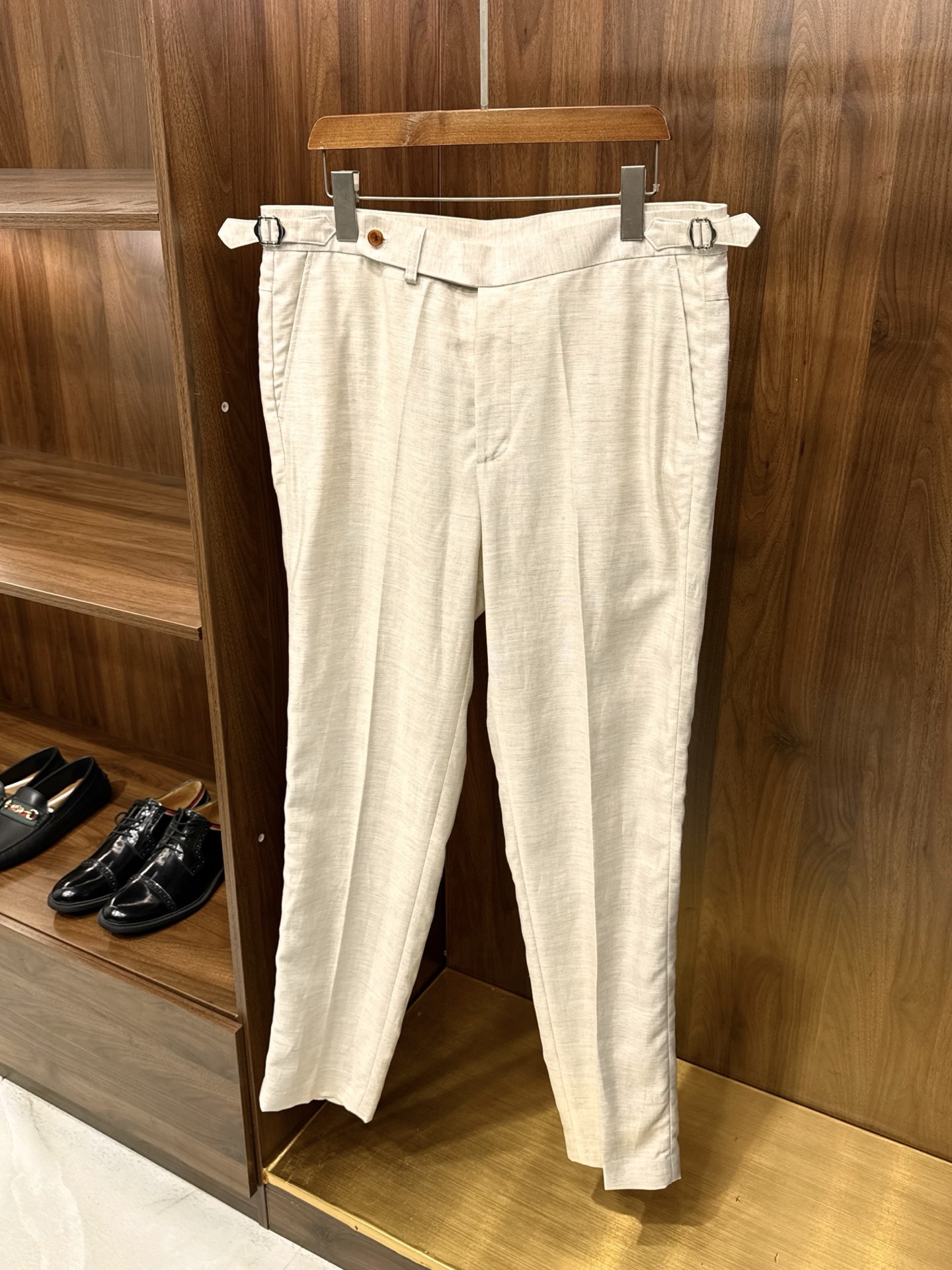 NO:821284,【Finally, the wait is here!  Selection of high-quality linen lyocell fabric top, flat lapel design trousers, Naples double sword buckle suit suit] The wait is finally here. Select high-quality linen lyocell blended fabric suit, which has natural breathability and drape anti-wrinkle properties, feels dry and skin-friendly, does not feel stuffy and sticky when worn in summer, is not easily deformed after long-term wear, and takes into account comfort and texture.  The top adopts a notch lapel Cuban collar design, which weakens the sense of formality and has a relaxed Italian style. The collar shape is compliant and stylish, not flattering the face shape, and can easily modify the neck line. It is casual and lazy when worn alone, and can also be layered to create layers, making it suitable for a variety of dressing scenes.  The bottoms are Neapolitan style trousers with the iconic double sword buckle details, which are both functional and ceremonial. The high waist and slightly tapered cut fit the body curves and modify the shape of the legs. The trousers line is neat and straight, giving a sense of stiffness when walking, making it neat and not draggy.  The whole set adopts low-saturated colors, with soft and high-end tones, no unnecessary decoration, but full of ingenuity in the details. The natural texture of linen lyocell collides with the sharp tailoring, balancing the sense of leisure and sophistication. It is suitable for daily commuting, light business, weekend travel and other occasions. It can easily create a relaxed and moderate men's texture. It is a cost-effective choice for the wardrobe that has both practicality and style. M-3XL, men's clothing, business suit,19860909【总于等到了！甄选优质亚麻莱赛尔面料上衣平驳领设计裤子那不勒斯双宝剑盘扣套装西装】 终于等到了.甄选优质亚麻莱赛尔混纺面料套装,兼顾天然透气与垂坠抗皱特性,触感干爽亲肤,夏季穿着无闷热黏腻感,久穿不易变形,兼顾舒适与质感. 上衣采用平驳领古巴领设计,弱化正式感,自带松弛意式格调,领型服帖有型,不挑脸型,轻松修饰颈部线条.单穿随性慵懒,叠搭亦能塑造层次,适配多种穿搭场景. 下装为那不勒斯风格西裤,标志性双宝剑盘扣细节,兼具功能性与仪式感,高腰微锥剪裁贴合人体曲线,修饰腿型,裤线利落笔直,行走间自带挺括感,利落不拖沓. 整套采用低饱和色系,色调柔和高级,无多余装饰,却在细节处尽显匠心.亚麻莱赛尔的天然肌理与利落剪裁碰撞,平衡了休闲与精致感,适配日常通勤、轻商务、周末出行等多种场合,轻松打造松弛有度的男装质感,是衣橱里兼具实穿性与风格感的高性价比之选.M-3XL,男装,business suit,,Women's clothing