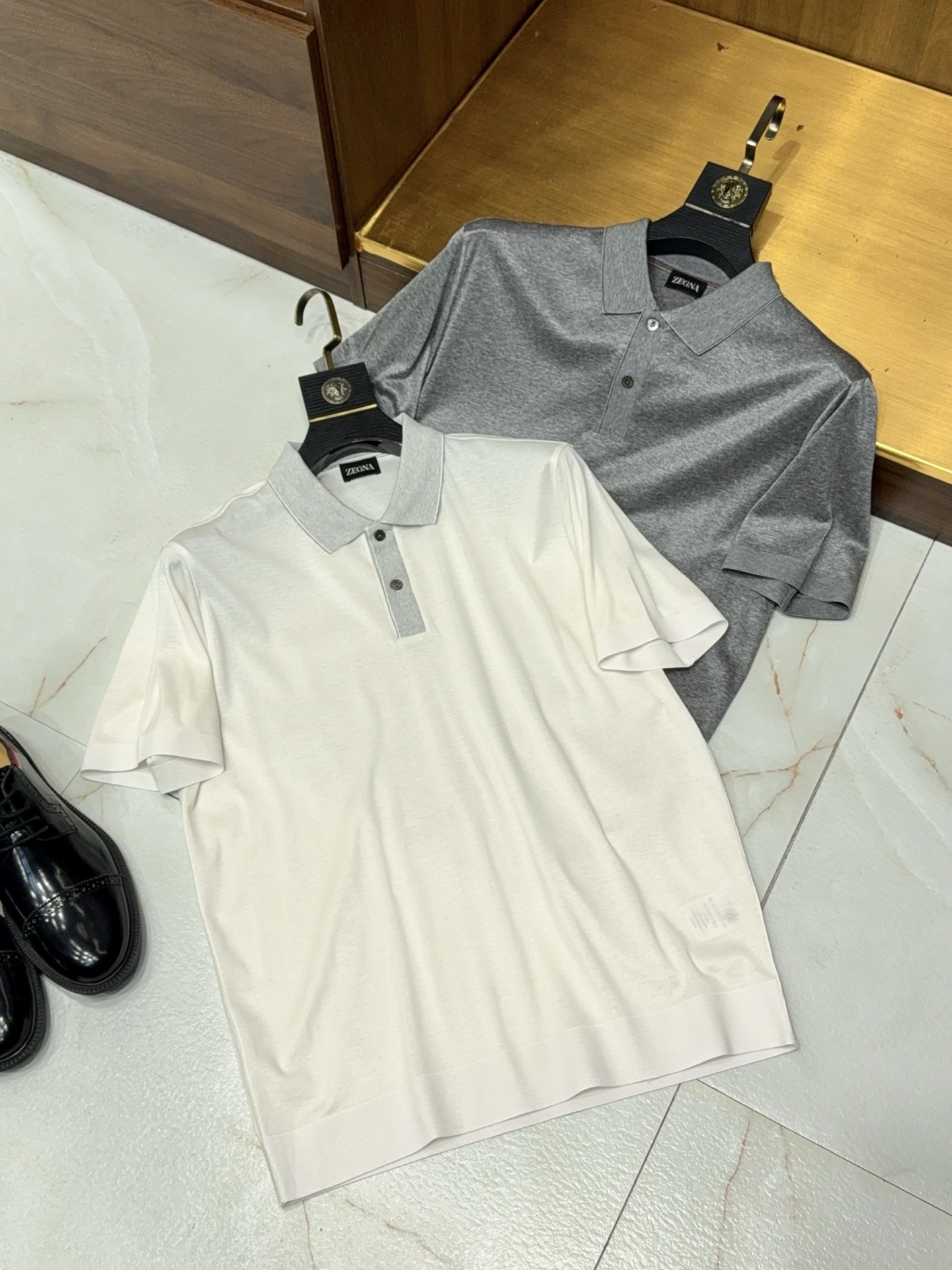 NO:821116,【Soft and comfortable!  Select high-quality cotton-containing lyocell fiber yarn, original color selvedge technology, two-button lapel short-sleeved knitted POLO shirt] Just needed for summer commuting!  Recommended high-quality men's POLO shirts. Summer wear should be both refreshing and breathable, while also taking into account the decent texture. This cotton lyocell fiber POLO shirt is a must-have for the wardrobe and uses details to interpret a high-end commuting feel.  Selecting high-quality cotton and lyocell blended yarn, the cotton fiber is skin-friendly and breathable, and fits the skin without a stuffy feeling; the lyocell blessing brings a silky drape, which is not easy to deform after washing, and remains crisp after long-term wear. The original color selvedge technology creates exquisite seams, and the details are full of ingenuity, saying goodbye to the cheap feeling caused by rough workmanship.  The classic two-button lapel design is neat and not rigid, suitable for business commuting and daily leisure scenes; the short-sleeved version is tailored to fit, not tight or loose, and can easily modify the body shape. Simple and solid color matching, low-key and unobtrusive, showing spirit when worn alone, and still stylish when layered with a suit jacket. The fabric is soft and skin-friendly, has good moisture absorption and breathability, and can keep you dry and comfortable while sitting for a long time or traveling in summer. Whether it is paired with casual pants to create a commuting look, or shorts for outings, it can be easily worn.  For men who pay attention to texture, a textured POLO shirt in summer can enhance the overall style of dressing, take into account comfort and dignity, and easily cope with various occasions. M-3XL, men's clothing, shorts, jackets & coats, T-shirt, business suit,19860909【柔软舒适！甄选优质含棉莱赛尔纤维纱线原色织边工艺两粒扣翻领短袖针织POLO衫】夏日通勤刚需！质感男士POLO衫推荐. 夏日穿搭既要清爽透气,也要兼顾体面质感,这款含棉莱赛尔纤维POLO衫堪称衣橱必备,用细节诠释高级通勤感. 甄选优质棉与莱赛尔混纺纱线,棉纤维亲肤透气,贴合肌肤无闷热感；莱赛尔加持带来丝滑垂坠感,洗涤后不易变形,久穿依旧挺括.原色织边工艺打造精致锁边,细节处尽显匠心,告别粗糙做工带来的廉价感. 经典两粒扣翻领设计,利落不刻板,适配商务通勤与日常休闲多种场景；短袖版型剪裁合身,不紧绷不松垮,轻松修饰身形.简约纯色搭配,低调不张扬,单穿显精神,叠搭西装外套亦不失格调. 面料柔软亲肤,吸湿透气性佳,夏日久坐或出行都能保持干爽舒适.无论是搭配休闲裤打造通勤look,还是配短裤出游,都能轻松驾驭. 注重质感的男士,夏日一件质感POLO衫就能提升整体穿搭格调,兼顾舒适与体面,轻松应对各种场合.M-3XL,男装,shorts,jackets & coats,T-shirt,business suit,,Women's clothing
