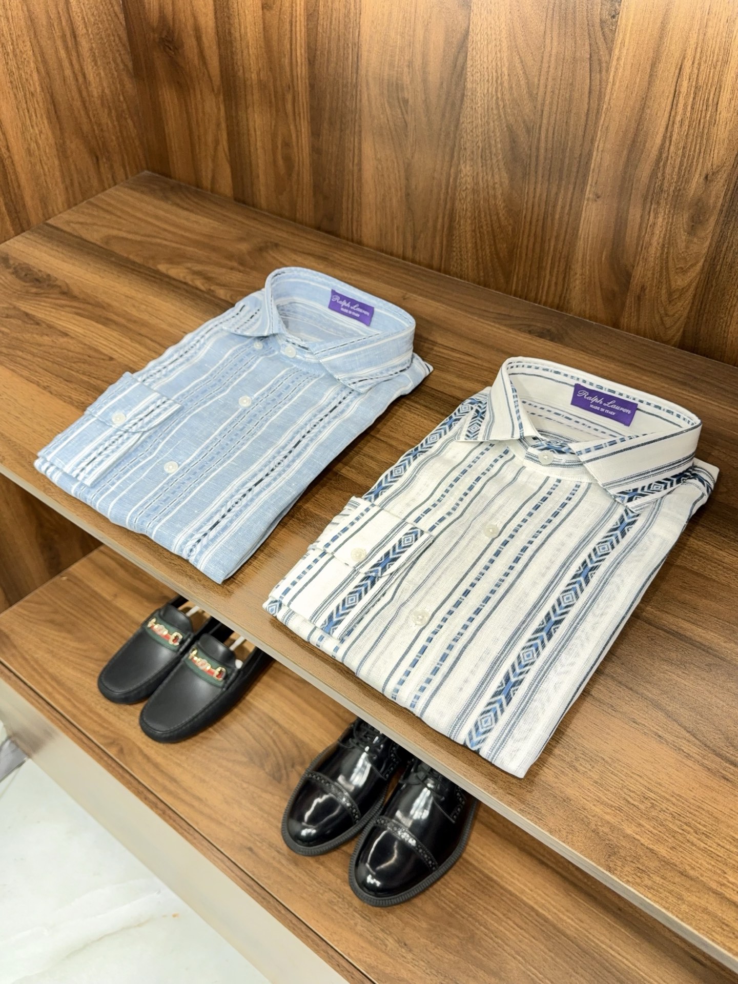 NO:821122,【Vintage jacquard craftsmanship!  Purple Label Series Linen Fabric Windsor Collar Design Casual and Fashionable Long-Sleeved Shirt] Retro jacquard linen shirt, the gentleman's style choice of the Purple Label series. The Purple Label series retro jacquard linen shirt is based on natural linen fabric, combines retro jacquard technology and Windsor collar design, reshapes the casual and fashionable men's style, and adapts to the needs of various scenes.  The fabric is made of high-quality linen, which has natural breathable properties. It is refreshing and not sweaty when worn in summer. It has been treated with fine textile technology and has a soft and delicate touch. It is not easy to pill or deform after long-term wear. The jacquard craftsmanship hides details, the patterns are patchwork and the texture is full. It abandons monotonous solid colors and shows exquisite taste in a low-key manner, which is different from the mediocrity of ordinary linen shirts.  The design focuses on the classic style of the Windsor collar, which fits the neck line without being tight. It is suitable for various face shapes such as round and square faces, and can modify the proportion of the shoulders and neck. It can be worn formally with a suit jacket for business and casual occasions, and it can be worn alone to show a casual and relaxed feeling. The long-sleeved version adopts a conventional sleeve length design, and the cuffs can be freely adjusted for elasticity. It is more neat when rolled up to expose the wrists in daily life. It can be paired with casual pants or jeans to easily create a light and sophisticated look.  The details are full of ingenuity. The buttons are made of wear-resistant resin, which has a thick texture and is not easy to loosen. The placket adopts invisible wiring technology, which is smooth and free of excess threads, improving the overall sophistication. The hem is designed with a curved edge and a straight version. It does not matter the figure, and can also be worn by fat people.  The Purple Label series gives new life to linen with retro jacquard. The linen fabric combines comfort and texture, and the Windsor collar balances casualness and formality. Whether it is daily commuting, weekend outings or light business gatherings, it is the first choice item to enhance the style of dressing, showing men's low-key luxury taste. M-3XL arrives next day, men's clothing, jeans, jackets & coats, shirts, business suits,19860909【复古提花工艺！紫标系列亚麻面料温莎领设计休闲时尚长袖衬衫】复古提花亚麻衬衫,紫标系列的绅士格调之选. 紫标系列复古提花亚麻衬衫,以天然亚麻面料为基底,糅合复古提花工艺与温莎领设计,重塑休闲时尚男装格调,适配多场景穿搭需求. 面料甄选优质亚麻,自带天然透气属性,夏季穿着清爽不闷汗,历经精细纺织工艺处理,触感柔软细腻,久穿不易起球、不易变形.提花工艺暗藏细节,花纹错落有致且质感饱满,摒弃单调纯色,在低调中彰显精致品味,区别于普通亚麻衬衫的平庸感. 设计聚焦温莎领经典版型,贴合颈部线条又不紧绷,适配圆脸、方脸等多种脸型,能修饰肩颈比例,搭配西装外套可正式出席商务休闲场合,单穿则尽显随性松弛感.长袖版型采用常规袖长设计,袖口可自由调节松紧,日常挽起露出手腕更显利落,搭配休闲裤、牛仔裤皆可,轻松打造轻熟风造型. 细节处尽显匠心,纽扣选用耐磨树脂材质,质感厚重不易松脱；门襟采用隐形走线工艺,平整无多余线头,提升整体精致度；下摆做弧形收边设计,搭配直筒版型,不挑身材,微胖人群也能穿出合身效果. 紫标系列以复古提花赋予亚麻新生命,亚麻面料兼顾舒适与质感,温莎领平衡休闲与正式感,无论是日常通勤、周末出游还是轻商务聚会,都是提升穿搭格调的优选单品,尽显男士低调奢华品味.M-3XL 隔天到货,男装,jeans,jackets & coats,shirts,business suit,,Women's clothing