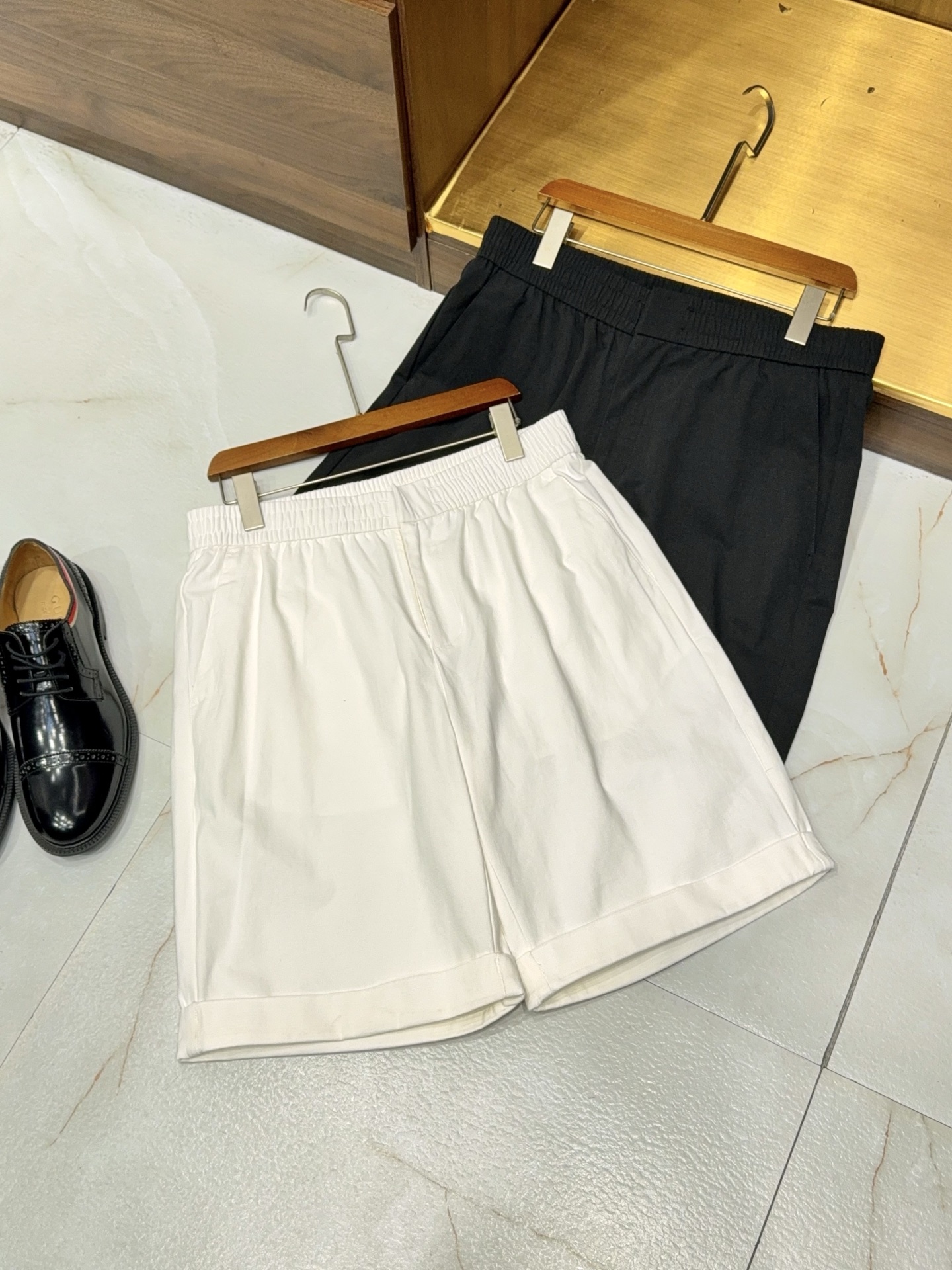 NO:821099,【Workwear large pocket design!  Containing 98.3 cotton and 1.7 linen fabric, simple and generous elastic waist drawstring casual shorts] Summer work shorts, men's summer wear is a must. If you want to be simple in summer, you must buy these work casual shorts. Made of 98.3 cotton + 1.7 linen fabric, the touch is delicate and skin-friendly, and the linen material has good breathability. You can always feel fresh when wearing it in the middle of summer, saying goodbye to the stuffy and sticky feeling.  The design of the large workwear pocket is a highlight. It has enough capacity to store mobile phones, keys, wallets and other personal belongings for easy access, freeing your hands and making it practical for daily travel and outdoor walks. The simple and elegant style is suitable for a variety of tops, and it will not go against the grain when paired with T-shirts and shirts, making it easy to create a casual summer look.  The elastic waist and drawstring design adapt to different waist sizes, making it comfortable and unrestricted to wear. Whether it is daily commuting or weekend leisure, it can take into account both comfort and beauty. The style is neat and not sloppy, and the simple lines modify the body shape, showing a refreshing and capable man's temperament.  Selected high-quality fabrics, fine workmanship, durable and not easy to deform. A pair of shorts can be worn in various occasions, and the price-performance ratio is very good. A must-have item in the summer wardrobe, you can improve the texture of your outfit and easily unlock refreshing summer outfits. Come and add it to your shopping cart. M-3XL is available the next day, men's clothing, wallets, shorts, shirts, tees, t-shirts,19860909【工装大口袋设计！含98.3棉1.7亚麻面料简约大方松紧腰抽绳款休闲短裤】夏日工装短裤,男士夏日穿搭刚需. 夏日穿搭想简约不简单,这条工装休闲短裤必须入手.采用98.3棉+1.7亚麻面料,触感细腻亲肤,亚麻材质加持透气性佳,盛夏穿着也能时刻清爽,告别闷热黏腻感. 工装大口袋设计是亮点,容量充足,收纳手机、钥匙、钱包等随身物品轻松拿取,解放双手,日常出行、户外漫步都实用.简约大方风格适配多种上衣,搭配T恤、衬衫都不违和,轻松打造随性夏日造型. 松紧腰搭配抽绳设计,适配不同腰围,穿起来舒适无束缚,不管是日常通勤还是周末休闲,都能兼顾舒适度与美观度.版型利落不拖沓,简约线条修饰身形,展现清爽干练的男士气质. 精选优质面料,做工精细,耐穿不易变形.一条短裤搞定多种场合穿搭,性价比拉满.夏日衣柜必备单品,入手就能提升穿搭质感,轻松解锁夏日清爽穿搭,快来把它加入购物车.M-3XL 隔天到货,男装,wallets,shorts,shirts,tees，t-shirt,,Women's clothing