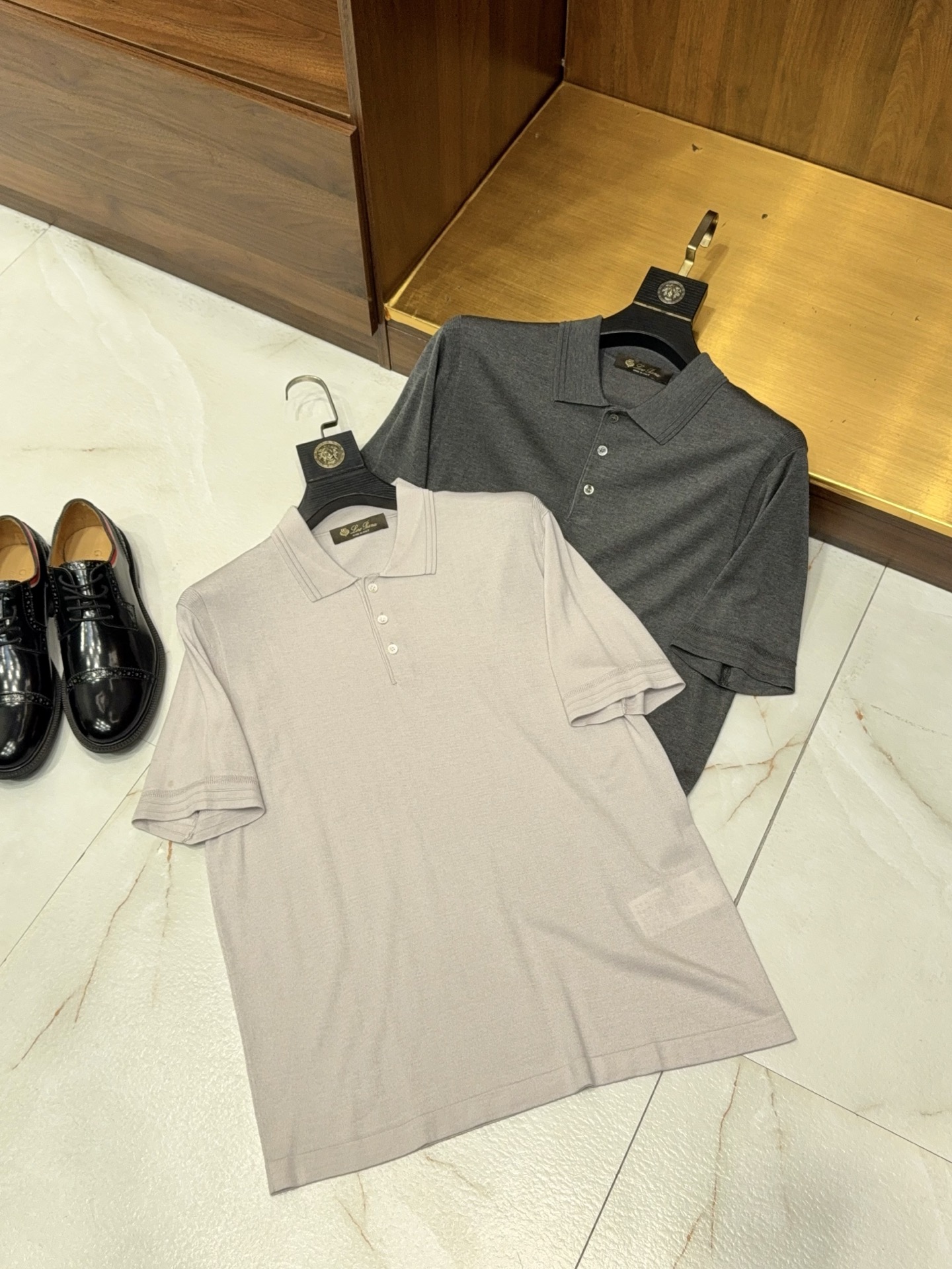 NO:821096,【Skin-friendly feeling!  Soft, delicate, wool-containing Lyocell fiber, ultra-fine yarn, three-dimensional selvage collar, three-button lapel short-sleeved POLO shirt] feels skin-friendly and full!  High-quality wool lyocell short-sleeved POLO shirt. A comfortable and high-quality POLO shirt is always a must-have in a man's wardrobe. This short-sleeved POLO containing wool lyocell fiber directly improves the wearing experience and can be easily used for daily commuting and leisure travel.  The fabric is the core highlight of this POLO. It is woven with ultra-fine yarns and blended with wool and lyocell fiber. You can feel the ultimate softness and delicateness when you first touch it. There is no rough or itchy feeling, and the skin-friendliness is directly stretched. It is warm and skin-friendly when worn close to the skin. It is breathable and not sweaty. Even if you wear it for a long time in summer, it can stay dry and comfortable. It has a soft and waxy feel and excellent breathability, and is not picky about your skin at all.  The silhouette is neat and slim, not flattering on the figure. The classic three-button lapel design is simple and elegant, and can modify the neck line, highlighting the man's capable temperament. It is equipped with a three-dimensional selvage collar, exquisite workmanship, not easy to deform or collapse after long-term wear, and can still maintain a crisp fit after repeated washing, and is very durable.  The overall tailoring is form-fitting and not tight, highlighting the body lines without feeling restrictive, allowing for freedom of movement. Whether paired with casual pants, jeans or trousers, it can be worn with ease to create a high-end feel. It is simple and versatile, regardless of the occasion. There is no superfluous and complicated design, relying entirely on the fabric texture and fine workmanship to truly achieve both comfort and appearance. It is a must-have versatile item for men in summer, and you can wear it with your eyes closed. M-3XL arrives next day, men's clothing, jeans, T-shirt,19860909【亲肤感拉满！柔软细腻含羊毛莱赛尔纤维超细纱线立体织边衣领三粒扣翻领短袖POLO衫】亲肤感拉满！高品质羊毛莱赛尔短袖POLO衫. 男士衣橱里,一件舒适又有质感的POLO衫永远是刚需,这款含羊毛莱赛尔纤维的短袖POLO,直接把穿着体验拉到满分,日常通勤、休闲出行都能轻松驾驭. 面料是这件POLO的核心亮点,甄选超细纱线织造,融入羊毛与莱赛尔纤维,上手就能感受到极致的柔软细腻,没有丝毫粗糙刺痒感,亲肤度直接拉满.贴身穿温润亲肤,透气不闷汗,就算是夏季长时间穿着,也能保持干爽舒适,兼顾软糯手感与出色的透气性,完全不挑肤质. 版型利落显瘦,不挑身材,经典三粒扣翻领设计,简约大气又能修饰颈部线条,凸显男士干练气质.搭配立体织边衣领,做工精致考究,久穿不易变形、不软塌,反复清洗依旧能保持挺括版型,耐穿性十足. 整体剪裁合身不紧绷,既能凸显身形线条,又不会有束缚感,活动自如.无论是搭配休闲裤、牛仔裤还是西裤,都能轻松穿出高级感,简约百搭不挑场合. 没有多余繁杂设计,全靠面料质感与精细做工取胜,真正做到舒适与颜值兼具,是男士夏季必备的百搭单品,闭眼入都不会出错.M-3XL 隔天到货,男装,jeans,T-shirt,,Women's clothing