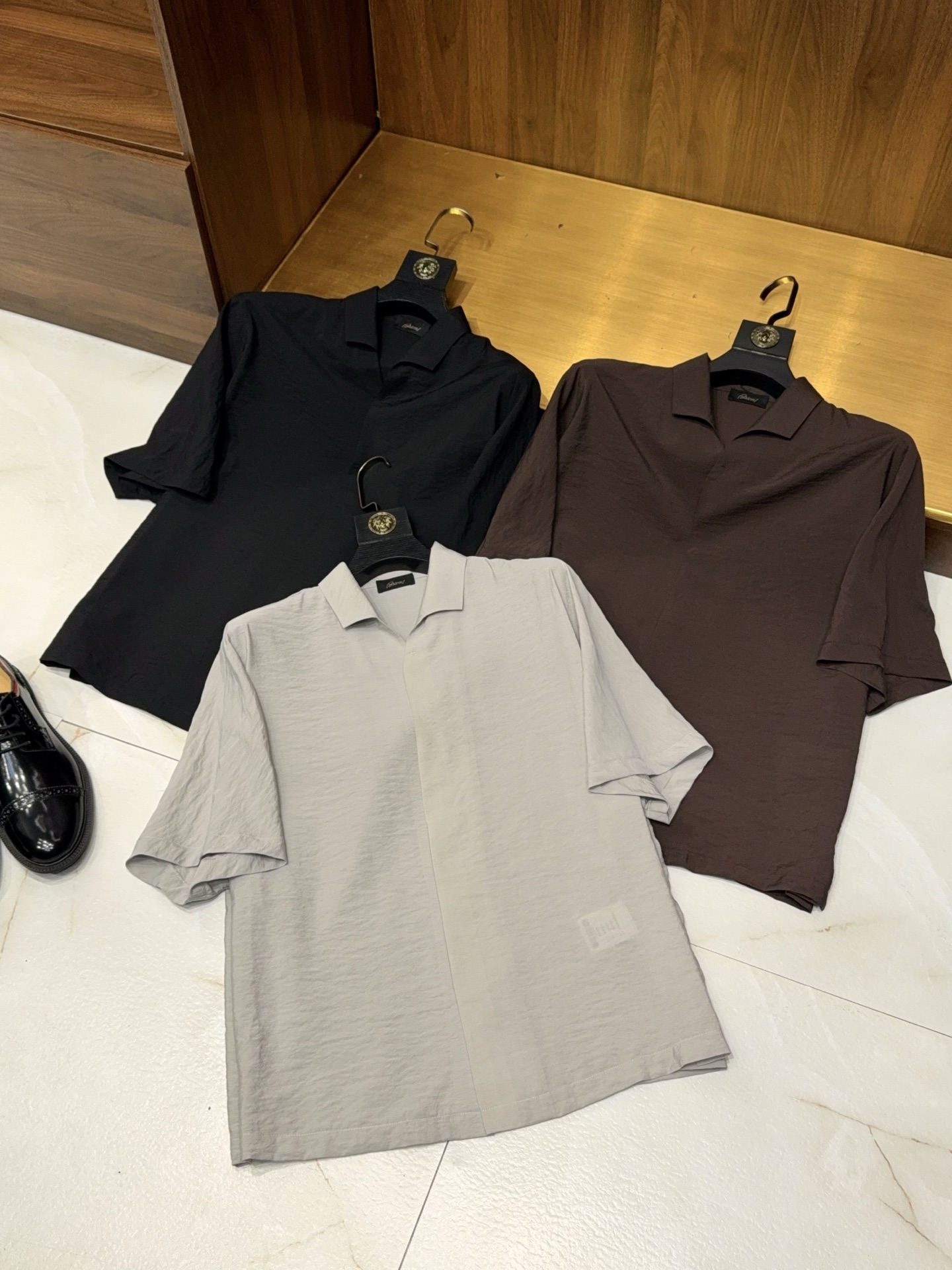 NO:821119,【Designer model!  Retro Cuban collar design bat shirt cutting process including silk modal fabric dark placket short-sleeved shirt] Designer retro Cuban collar short-sleeved shirt. Niche designer men's short-sleeved shirt, with a high-end lazy atmosphere, breaking the stereotype of conventional shirts, specially created for men who pursue texture and style, and can be easily used for daily commuting and leisure travel.  It adopts a classic retro Cuban collar design. The neat lapel line weakens the restraint of the collar and modifies the neck line. It is casual but refined. It has a retro yuppie temperament, which is different from ordinary lapel shirts and is fully recognizable. It is paired with a unique bat shirt cutting process and a loose dropped shoulder version to weaken the shoulder line. It is extremely tolerant to various body shapes. It does not pick on body shapes and is not tight. The upper body is free and casual, and there is no restriction in raising hands, taking into account both comfort and style.  The fabric is made of silk + modal blended material, which combines the soft luster of silk with the softness and skin-friendly texture of modal. It feels smooth and delicate, and has a great sense of cooling next to your body. It is breathable and not sweaty when worn in summer. It has a great drape, is not easy to wrinkle and deform, and fully displays the texture of high-end fabrics.  Ingenuity is hidden in the details, and the minimalist hidden placket design eliminates the complexity of exposed buttons. The overall body is clean and neat, which enhances the overall simplicity and high-end feeling, and makes it visually more tidy and elegant. The short-sleeved version is refreshing and neat, suitable for various wearing scenes in summer. It is refreshing and stylish when worn alone, and the inner layer is also well-structured.  There is no superfluous and exaggerated design, relying entirely on the shape, fabric and details to win. It is an indispensable luxury item in the men's wardrobe, and it is easy to wear a low-key and high-end style. M-3XL arrives next day, men's clothing, shirts, T-shirts, real silk,19860909【设计师款！复古古巴领设计蝙蝠衫裁剪工艺含真丝莫代尔面料暗门襟短袖衬衫】设计师款复古古巴领短袖衬衫. 小众设计师款男装短袖衬衫,自带高级慵懒氛围感,打破常规衬衫的刻板版型,专为追求质感与格调的男士打造,日常通勤、休闲出游都能轻松驾驭. 采用经典复古古巴领设计,利落的翻领线条弱化领口拘束感,修饰颈部线条,随性又不失精致,自带复古雅痞气质,区别于普通翻领衬衫,辨识度拉满.搭配独特蝙蝠衫裁剪工艺,宽松落肩版型弱化肩线,对各种身材包容性极强,不挑身形、不紧绷,上身自在随性,抬手活动毫无束缚,兼顾舒适度与造型感. 面料甄选真丝+莫代尔混纺材质,融合真丝的柔润光泽与莫代尔的软糯亲肤,触感顺滑细腻,贴身穿凉感十足,夏季穿着透气不闷汗,垂坠感绝佳,不易起皱变形,尽显高端面料质感. 细节处暗藏巧思,极简暗门襟设计,摒弃外露纽扣的繁杂,整体衣身干净利落,提升整体简约高级感,视觉上更显整洁大气.短袖版型清爽利落,适配夏季各种穿搭场景,单穿清爽有型,内搭打底也层次分明. 无多余浮夸设计,全靠版型、面料与细节取胜,是男士衣橱里不可缺少的轻奢质感单品,轻松穿出低调高级的穿搭品味.M-3XL 隔天到货,男装,shirts,T-shirt,real silk,,Women's clothing