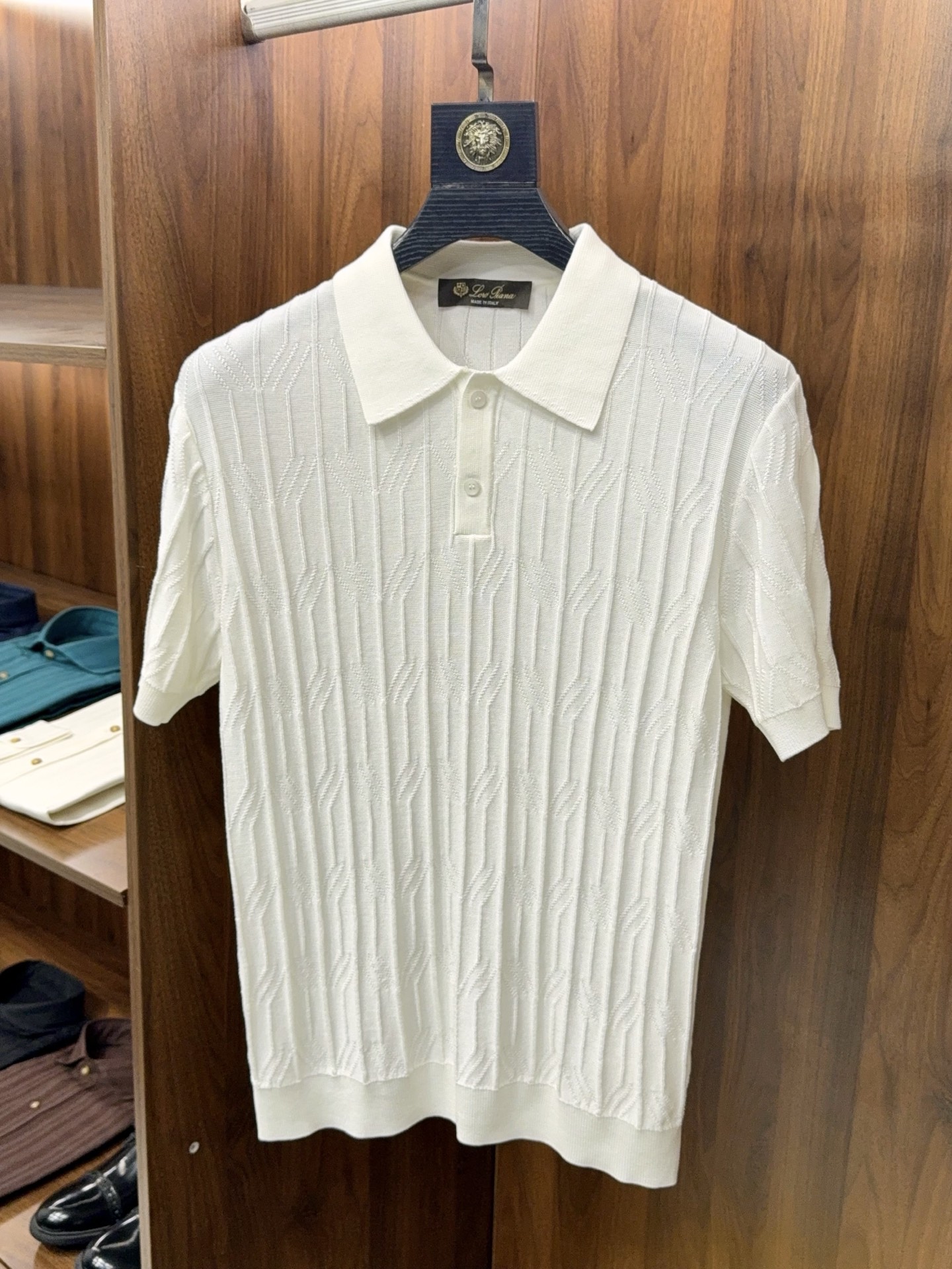 NO:821254,【Three-dimensional jacquard knitting pattern!  Two-button lapel short-sleeved knitted POLO shirt, a must-have item for summer made of cotton Galesele fiber] Men's knitted POLO｜Texture is just what you need in summer. In the summer men's wardrobe, a knitted POLO that is durable and durable is always a good choice.  This short-sleeved POLO is made of three-dimensional jacquard knitting technology. It has a delicate rhombus texture and a low-key texture. It bids farewell to the monotony of ordinary styles and instantly enhances the level of wear on the upper body. The fabric is blended with cotton and lyocell fibers, which combines the skin-friendly breathability of cotton and the smooth drape of lyocell. It is soft to the touch and does not scratch the skin. It has cooling properties. It will not make you sweaty or sticky when worn in summer, and it will not wrinkle easily after sitting for a long time.  The two-button lapel design is neat and stylish, and the neckline is crisp but not soft, modifying the neck line, taking into account both business and leisure scenes. The slim-fitting but not tight cut fits the body shape without being tight, and can easily adapt to various body types.  Black, khaki, and white are available in three colors. It is classic and versatile. It can be paired with trousers for a neat workplace look, or paired with jeans or casual pants for a refreshing everyday look. One piece unlocks a variety of styles. It can be easily held whether it is commuting, dating, or weekend travel. It is a must-have summer item worth buying. M-3XL, men's clothing, jeans, T-shirt,19860909【立体提花针织图案！棉质加莱赛尔纤维夏日必备单品两粒扣翻领短袖针织POLO衫】 男士针织POLO｜夏日刚需质感款. 夏日男士衣柜里,一件能打又耐看的针织POLO,永远是不出错的选择. 这款短袖POLO,以立体提花针织工艺打造,菱格纹理细腻精致,自带低调的肌理感,告别普通款的单调,上身瞬间提升穿搭层次.面料选用棉与莱赛尔纤维混纺,兼具棉的亲肤透气与莱赛尔的垂坠顺滑,触感柔软不扎肤,自带清凉属性,夏日穿着不闷汗、不粘身,久坐也不易皱. 两粒扣翻领设计利落有型,领口挺括不软塌,修饰颈部线条,兼顾商务与休闲场景.修身不紧绷的剪裁,贴合身形却不勒肉,轻松适配各种身材. 黑、卡其、白三色可选,经典百搭不挑人,搭配西裤是利落职场风,搭配牛仔裤、休闲裤则是清爽日常感,一件解锁多种穿搭风格.无论是通勤、约会还是周末出行,都能轻松hold住,是值得入手的夏日刚需单品.M-3XL,男装,jeans,T-shirt,,Women's clothing