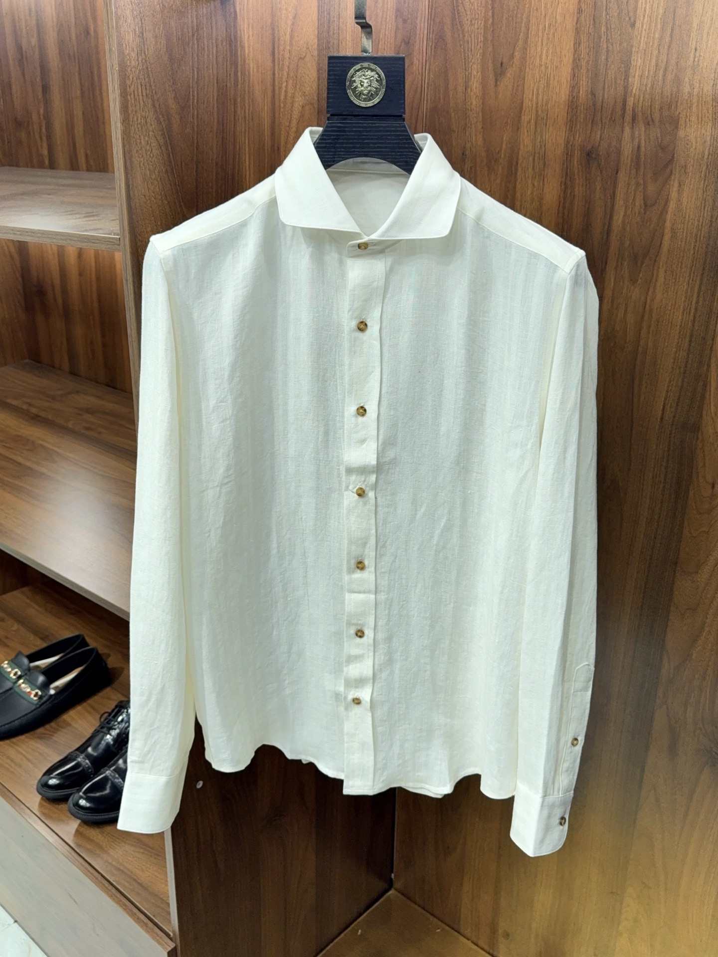 NO:821276,【flax!  The five colors are easy to wear. The dark vertical stripes come with 'air conditioning effect' and are designed with a Windsor collar. Long-sleeved shirts] Linen long-sleeved shirt | The gentleman's texture of dark patterns and Windsor collar. Using linen as a carrier, it restores the original breathability and drape of the fabric. It has a built-in 'air conditioning effect' to bid farewell to the hot and sticky weather. It is a comfortable choice for spring and summer.  The texture of the dark vertical stripes is low-key and restrained, unobtrusive yet layered, making it visually cleaner and slimmer, and suitable for various occasions. The iconic Windsor collar has an elegant and neat arc. Unbuttoning the collar can create a relaxed and casual Italian style, while buttoning it up can give it a formal feel, making it easy to manage commuting and daily life.  Five colors are selected: black, navy blue, malachite green, brown and off-white, covering basic and high-end colors. It is suitable for all bottoms in the wardrobe and can truly be worn every time. The natural linen has been softened to be dry, breathable and skin-friendly, and it will not be hot and sweaty after long-term wear.  The exquisite metal buttons enhance the sophistication in every detail, and the fit is not tight or draggy. It takes into account both the space for movement and the neat silhouette, making it easy to create a relaxed and gentle gentleman's style. It is a must-have item in the wardrobe that enhances texture. M-3XL is available next day, men's clothing, shirts,19860909【亚麻！五色入百穿不厌暗竖条纹自带“空调效果”温莎领设计长袖衬衫】 亚麻长袖衬衫｜暗纹与温莎领的绅士质感. 以亚麻为载体,还原面料本真的透气与垂坠,自带“空调效果”,告别闷热黏腻,是春夏的舒适之选. 暗竖条纹肌理低调而克制,不张扬却自带层次,视觉上更显利落显瘦,适配多场景穿搭.标志性温莎领型,弧度优雅利落,解开领口纽扣可打造松弛随性的意式风格,扣起则兼具正式感,轻松驾驭通勤与日常. 甄选黑、藏蓝、孔雀绿、咖色、米白五色,覆盖基础与高阶配色,适配衣柜中所有下装,真正实现百穿不厌.天然亚麻经过柔化处理,兼顾干爽透气与亲肤触感,久穿也不易闷热闷汗. 细节处尽显考究金属质感纽扣提升精致度,合身剪裁不紧绷不拖沓,兼顾活动空间与利落版型,轻松打造松弛有度的绅士型格,是提升质感的衣橱必备单品.M-3XL隔天到货,男装,shirts,,Women's clothing