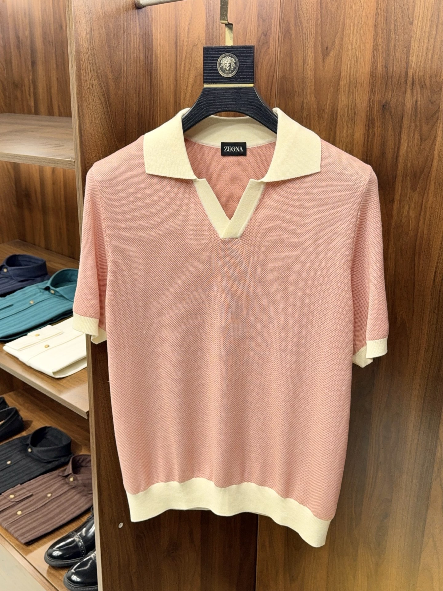 NO:821244,【EZ Home Boutique Collection Series!  Original customer-supplied yarn, including wool, linen, lyocell, seagull collar design, eye-drop textured lapel short-sleeved POLO sweater] This men's knitted Polo is a fusion of low-key texture and exquisite craftsmanship, specially designed for men who pursue taste. The selection of fine and skin-friendly knitted fabrics is both breathable and drapey, saying goodbye to stuffiness and rigidity. The upper body is comfortable and can easily modify the body shape.  The body is made of classic rhombus jacquard texture, which is low-key and hidden in ingenuity. It shows a delicate luster and layering under the light and shadow, and is unobtrusive but has a high-end aura. The neat lapels and simple placket design retain the gentlemanly tone of the Polo shirt, and through the delicate knitting process, the version is more neat and can easily adapt to various scenes.  Whether you pair it with trousers for business commuting or casual trousers for daily leisure, you can easily control it to create a calm yet dynamic gentleman style. Black, khaki, and white are available in three colors, suitable for different styles and occasions. The exquisite details make comfort and elegance the basis of daily wear. It is a must-have item to enhance the texture of your wardrobe and the best choice for men with taste. M-3XL, men's clothing, T-shirt,19860909【EZ家精品典藏系列！客供原版纱线含羊毛亚麻莱赛尔海鸥领设计大眼珠地纹理翻领短袖POLO针织衫】 这款男士针织Polo,是低调质感与考究工艺的融合之作,专为追求品味的男士打造.甄选细腻亲肤的针织面料,兼具透气与垂坠感,告别闷热与刻板,上身舒适自在,又能轻松修饰身形. 衣身采用经典菱格提花纹理,低调中暗藏巧思,在光影下呈现细腻光泽与层次感,不张扬却自带高级气场.利落的翻领搭配简约门襟设计,保留了Polo衫的绅士基调,又通过细腻的针织工艺,让版型更显利落,轻松适配多种场景. 无论是商务通勤搭配西裤,还是日常休闲搭配休闲裤,都能轻松驾驭,打造沉稳又不失活力的绅士型格.黑、卡其、白三色可选,适配不同穿搭风格与场合.细节处的考究,让舒适与优雅成为日常穿搭的底色,是提升衣橱质感的必备单品,也是品味男士的不二之选.M-3XL,男装,T-shirt,,Women's clothing