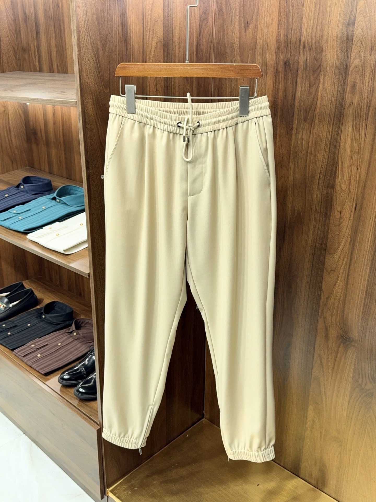 NO:821267,【Casual workwear style!  Lightweight wool fabric, elastic waist and drawstring design, fashionable cuffed zipper hems, casual trousers】Wool casual legged pants | Perfect for both business and leisure. These casual trousers are an all-round style specially designed for men who pursue comfort and texture. The light wool fabric is selected, with a delicate drape, and is soft and skin-friendly. The upper body is breathable and not sweaty. It combines the high-end texture of wool with the practicality of daily wear.  The elastic waist and adjustable drawstring design make it easy to fit the waist shape without a belt. It is extremely tolerant to different body shapes, allowing you to sit for long periods of time and move freely without restraint. The neat legged trouser legs have hidden zipper details, which can be switched between closed and wide styles at will. It is suitable for various shoe styles such as sports shoes and leather shoes. The style can be casual or business, and can easily adapt to various scenarios such as commuting, daily life, light business and so on.  The neat tailoring weakens the toughness of the work clothes, but retains the neat lines. It hides the flesh and makes the legs slimmer. It goes well with shirts, knitted Polo or T-shirts. Black, navy blue and off-white are available in three colors, adapting to different dressing styles and easily solving daily matching problems. Whether it is to create a relaxed casual look or as the finishing touch of light business wear, it can highlight your dressing taste with low-key texture. M-3XL  Arrival next day, men's clothing, sneakers, shirts, tees, t-shirts,19860909【休闲工装款！轻薄羊毛面料松紧腰抽绳设计时尚收口拉链裤脚休闲长裤】羊毛休闲束脚裤｜商务休闲两不误. 这条休闲长裤,是专为追求舒适与质感的男士打造的全能款.精选轻薄羊毛面料,自带细腻垂坠感,触感柔软亲肤,上身透气不闷汗,兼顾羊毛的高级质感与日常穿着的实用性. 松紧腰搭配可调节抽绳设计,无需皮带也能轻松贴合腰型,对不同身材的包容度极高,久坐不勒,活动自在无束缚.利落的束脚裤脚暗藏拉链细节,可随心切换收口与微阔两种形态,适配运动鞋、皮鞋等多种鞋款,风格可休闲可商务,轻松适配通勤、日常、轻商务等多种场景. 利落的剪裁弱化了工装的硬朗感,却保留了利落的线条感,藏肉显瘦不挑腿型,搭配衬衫、针织Polo或T恤都很出彩.黑、藏蓝、米白三色可选,适配不同穿搭风格,轻松解决日常搭配难题.无论是打造松弛感休闲造型,还是作为轻商务穿搭的点睛之笔,都能以低调质感,彰显你的穿搭品味.M-3XL 隔天到货,男装,sneakers,shirts,tees，t-shirt,,Women's clothing