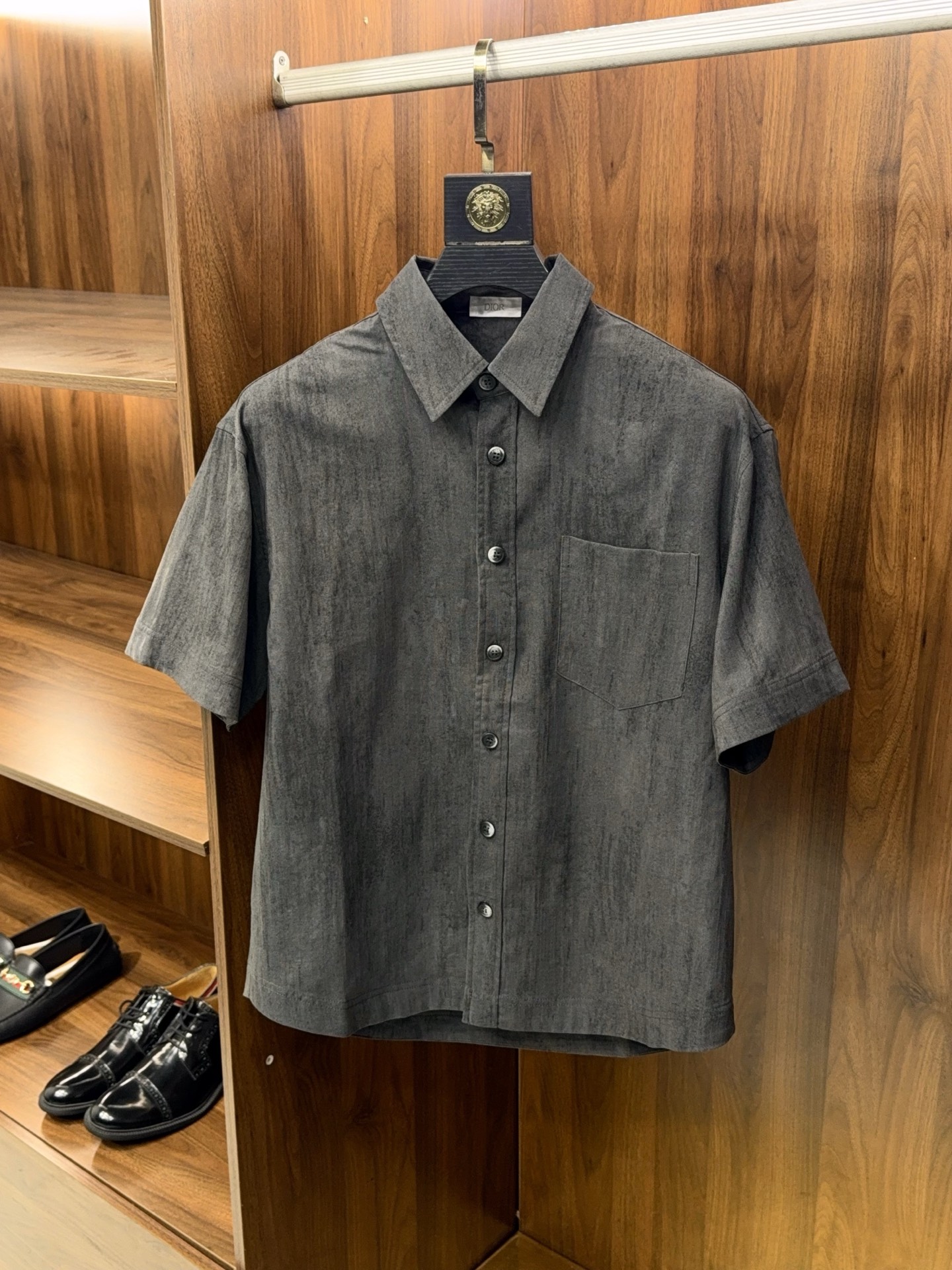 NO:903339,【Retro old style!  Micro-wide version design, refreshing and comfortable summer fabric, small square collar ruffled short-sleeved shirt] Retro distressed micro-wide short-sleeved shirt｜High-end gray tone texture item. The high-end gray tone shirt with its own retro filter is a rare texture choice in this summer's wardrobe. The whole is processed with old technology, the texture is natural and delicate, showing a unique washed mottled feeling, low-key and unintentional retro accents, and the upper body has a relaxed and high-end atmosphere.  The version adopts a slightly wide cut, which not only flatters the body shape but also modifies the body line. There is no sense of restraint on the upper body, and it can be easily controlled for daily commuting and casual outings. The neat small square collar design is neat and clean, which can not only modify the neck line, but also adapt to a variety of wearing styles. It is simple and stylish when worn alone, and can also be layered to create a sense of layering.  The fabric is made of breathable and skin-friendly material specially made for summer. It is thin and smooth, with a refreshing and cool feeling. Even when worn in hot weather, it can remain comfortable and breathable, saying goodbye to stuffiness and stickiness. The breast pockets and exquisite buttons in the details are both practical and textured, making the overall design more neat. Whether it is paired with casual trousers to create a casual commuting style, or paired with denim shorts to create a casual street style, it can be easily adapted to create your own summer style. M-3XL  Arrival next day, men's clothing, shorts, shirts, T-shirt,19860909【复古做旧风格！微阔版型设计夏日清爽舒适面料小方领荷叶边短袖衬衫】 复古做旧微阔短袖衬衫｜高级灰调质感单品. 自带复古滤镜的高级灰调衬衫,是今夏衣柜里不可多得的质感之选.整体采用做旧工艺处理,纹理自然细腻,呈现出独特的水洗斑驳感,低调中透着不刻意的复古腔调,上身自带松弛高级氛围. 版型采用微阔剪裁,不挑身材的同时修饰身形线条,上身没有束缚感,日常通勤、休闲出街都能轻松驾驭.利落的小方领设计,利落干净,既能修饰颈部线条,又能适配多种穿搭风格,单穿简约有型,叠穿也能打造层次感. 面料选用专为夏日打造的透气亲肤材质,轻薄垂顺,自带清爽凉感,即使高温天气穿着也能保持舒适透气,告别闷热黏腻.细节处的胸前口袋与精致纽扣,兼顾实用与质感,让整体设计更显利落. 无论是搭配休闲西裤打造轻熟通勤风,还是搭配牛仔短裤打造随性街头感,都能轻松适配,轻松穿出属于你的夏日格调.M-3XL 隔天到货,男装,shorts,shirts,T-shirt,,Women's clothing