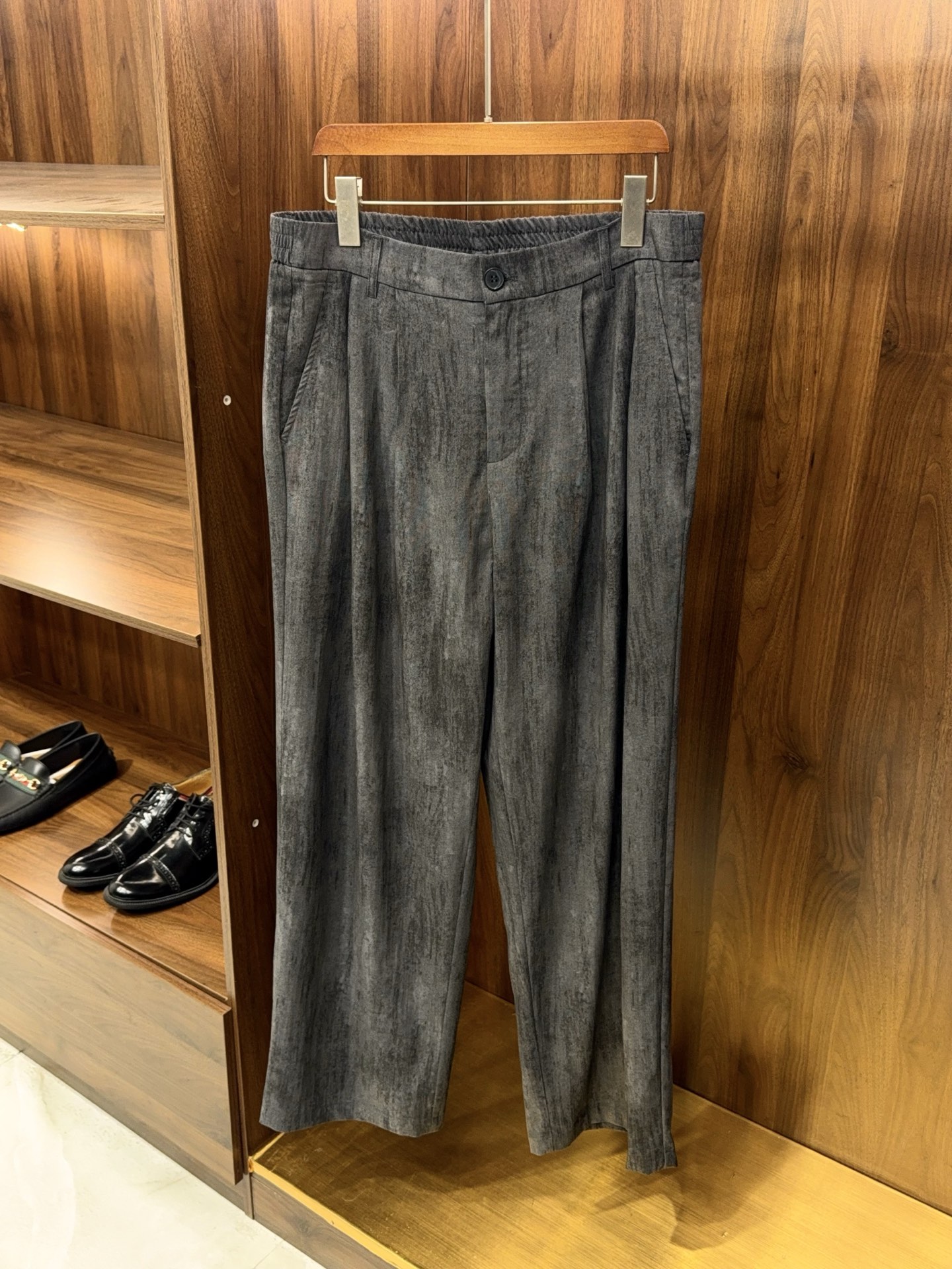 NO:903409,【Retro old style!  Trendy wide-fit design is a must-have for summer. Comfortable fabric drawstring elastic waist casual pants] Retro distressed wide-fit casual pants | Trendy men have a relaxed feel in summer. If boys want to balance comfort and style in summer wear, these retro distressed wide-fit casual pants are the answer.  The fabric is made of a light and breathable material specially designed for summer. It feels soft and skin-friendly, with a sense of drape. The upper body is light and does not cling to the legs. It does not make you sweaty or sticky after long-term wear. It can keep you dry while sitting and running for a long time, saying goodbye to the burden of summer heat. The unique retro-worn craftsmanship is dyed with a natural mottled texture on the gray background, giving it a casual and uninhibited street atmosphere. It is low-key and recognizable, and can easily match the retro trend.  The wide straight cut is extremely tolerant, and can be perfectly modified with wide hips, thick legs, and uneven leg shapes. It can visually lengthen the leg lines and easily create a sense of long, flabby legs. The waistband is designed with drawstring elasticity and is paired with placket buttons for double protection. It does not restrict the waistline and does not tighten the abdomen. It adapts to a variety of body shapes, taking into account comfort and neatness.  Whether paired with a simple white T-shirt to create an everyday casual style, or paired with a shirt to create a sophisticated retro feel, it can be easily adapted to various scenes such as commuting, going out on the street, parties, etc. It is versatile and has no choice in matching. It is a treasure item that is both practical and fashionable in the summer wardrobe. M-3XL arrives next day, men's clothing, shirts,19860909【复古做旧风格！潮范儿阔版设计夏日必备舒适面料抽绳松紧腰休闲裤】复古做旧阔版休闲裤｜潮男夏日松弛感天花板. 男生夏日穿搭想兼顾舒适与格调,这条复古做旧阔版休闲裤就是答案. 面料采用夏季专属轻薄透气材质,触感柔软亲肤,自带垂坠感,上身轻盈不贴腿,久穿也不闷汗黏腻,久坐暴走都能保持干爽体感,告别夏日闷热负担.独特的复古做旧工艺,在灰调底色上晕染出自然斑驳纹理,自带随性不羁的街头氛围,低调又有辨识度,轻松拿捏复古潮范儿. 阔版直筒剪裁包容性极强,胯宽、腿粗、腿型不直都能被完美修饰,视觉拉长腿部线条,轻松穿出松弛的大长腿既视感.腰头采用抽绳松紧设计,搭配门襟纽扣双重保障,不挑腰围不勒腹,适配多种身形,兼顾舒适与利落. 无论是搭配简约白T打造日常休闲风,还是搭配衬衫演绎轻熟复古感,都能轻松适配通勤、出街、聚会等多种场景,百搭不挑搭配,是夏季衣橱里实用性与时尚感拉满的宝藏单品.M-3XL 隔天到货,男装,shirts,,Women's clothing
