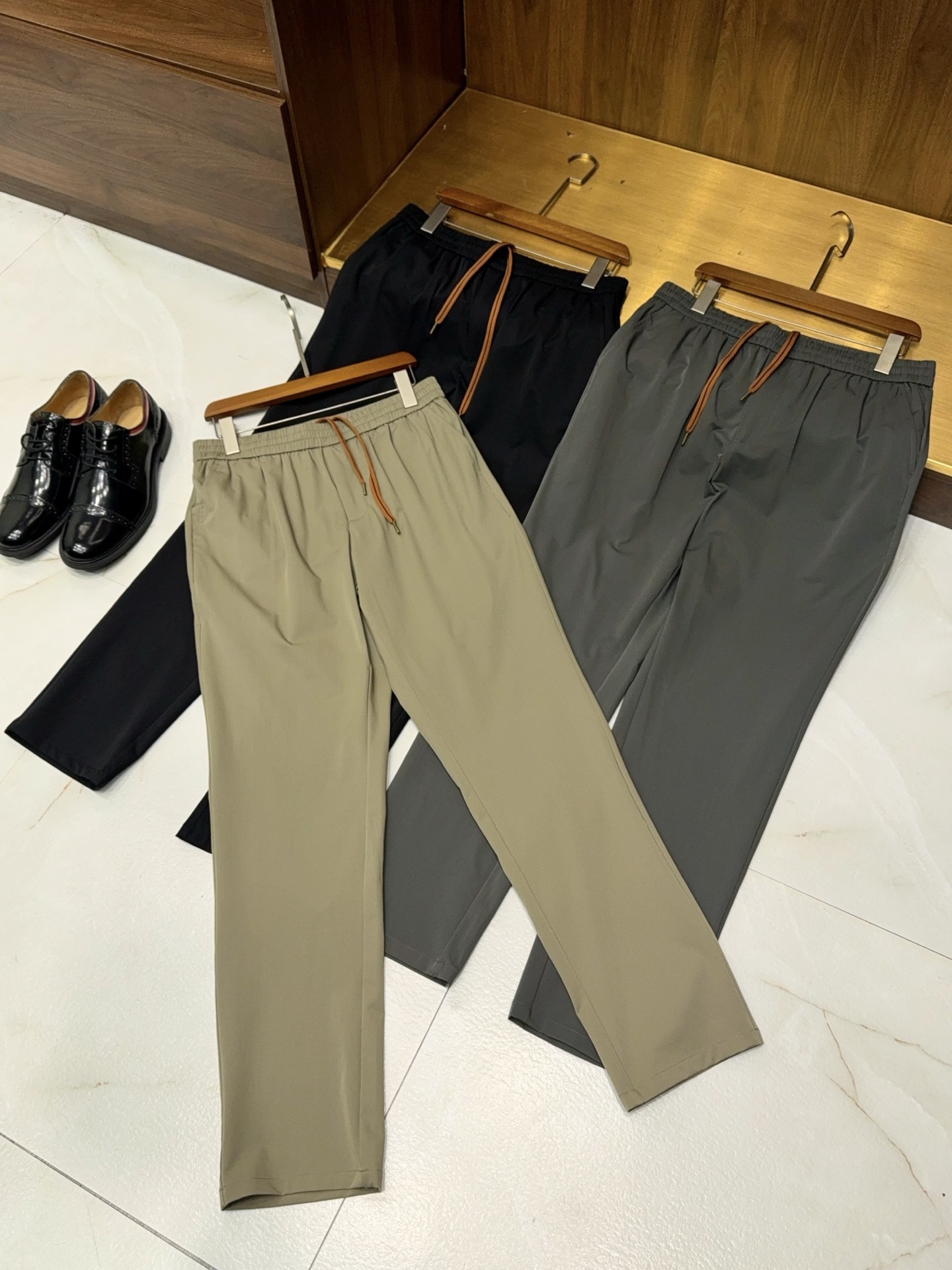 NO:847321,【Highly recognizable!  EZ Jia Ke supplies casual trousers with light and thin fabrics, drawstring elastic waist design] Men's clothing | EZ Jia Ke supplies casual trousers with fabrics, a must-have for quality control. Real high-end casual trousers never rely on logos, details are the core of recognition.  These drawstring elastic waist casual trousers are made of lightweight fabrics customized by EZ Jiake. You can feel a completely different and delicate touch when you first put them on. The fabric has a drape and anti-wrinkle properties, which makes it less likely to wrinkle after long-term wear. Say goodbye to the soft and cheap feeling of ordinary casual trousers. It is also breathable and skin-friendly, so it will not feel stuffy when worn in spring and summer, and it will not be sweaty when you sit for a long time, taking into account comfort and dignity.  The trousers are a straight and slightly tapered cut that is not flattering on the figure. It neatly modifies the leg shape and is very tolerant to various leg shapes. The upper body is neat and energetic, not dragging or bloated. The waist is designed with contrasting drawstring elasticity. The brown drawstring forms a low-key contrast with the solid color trousers. The details are full of high-end texture. It can be easily adapted to various waistlines without a belt, taking into account comfort and convenience.  Three colors are available, the classic black is versatile, the high-end gray is calm and textured, and the light khaki has a relaxed atmosphere. Whether it is a commuting shirt, a casual suit, or a daily T-shirt or POLO shirt, it can be easily controlled. The unintentional sense of high-end is the most advanced expression of men's clothing. 48-56 will arrive the next day, shirts, tees, t-shirts, business suits,19860909【辨识度极高！EZ家客供面料轻薄款抽绳松紧腰设计休闲长裤】男装｜EZ家客供面料休闲裤,质感控必入. 真正的高端休闲裤,从来都不靠logo说话,细节才是辨识度的核心. 这款抽绳松紧腰休闲长裤,采用EZ家客供定制轻薄面料,上手便能感受到截然不同的细腻触感.面料自带垂坠感与抗皱属性,久穿不易起皱,告别普通休闲裤的软塌与廉价感；同时兼具透气亲肤性,春夏穿着无闷热感,久坐也不闷汗,兼顾舒适与体面. 裤型是不挑身材的直筒微锥剪裁,利落修饰腿型,对各种腿型都有很好的包容度,上身利落显精神,不拖沓不臃肿.腰部采用撞色抽绳松紧设计,棕色抽绳与纯色裤身形成低调撞色,细节处尽显高级质感,无需腰带也能轻松适配各种腰围,兼顾舒适与便捷. 三色可选,经典黑百搭不出错,高级灰沉稳有质感,浅卡其自带松弛氛围感,无论是通勤搭配衬衫、休闲西装,还是日常搭配T恤、POLO衫,都能轻松驾驭.不刻意的高级感,才是男装穿搭的最高级表达.48-56隔天到货,,shirts,tees，t-shirt,business suit,,Men's clothing