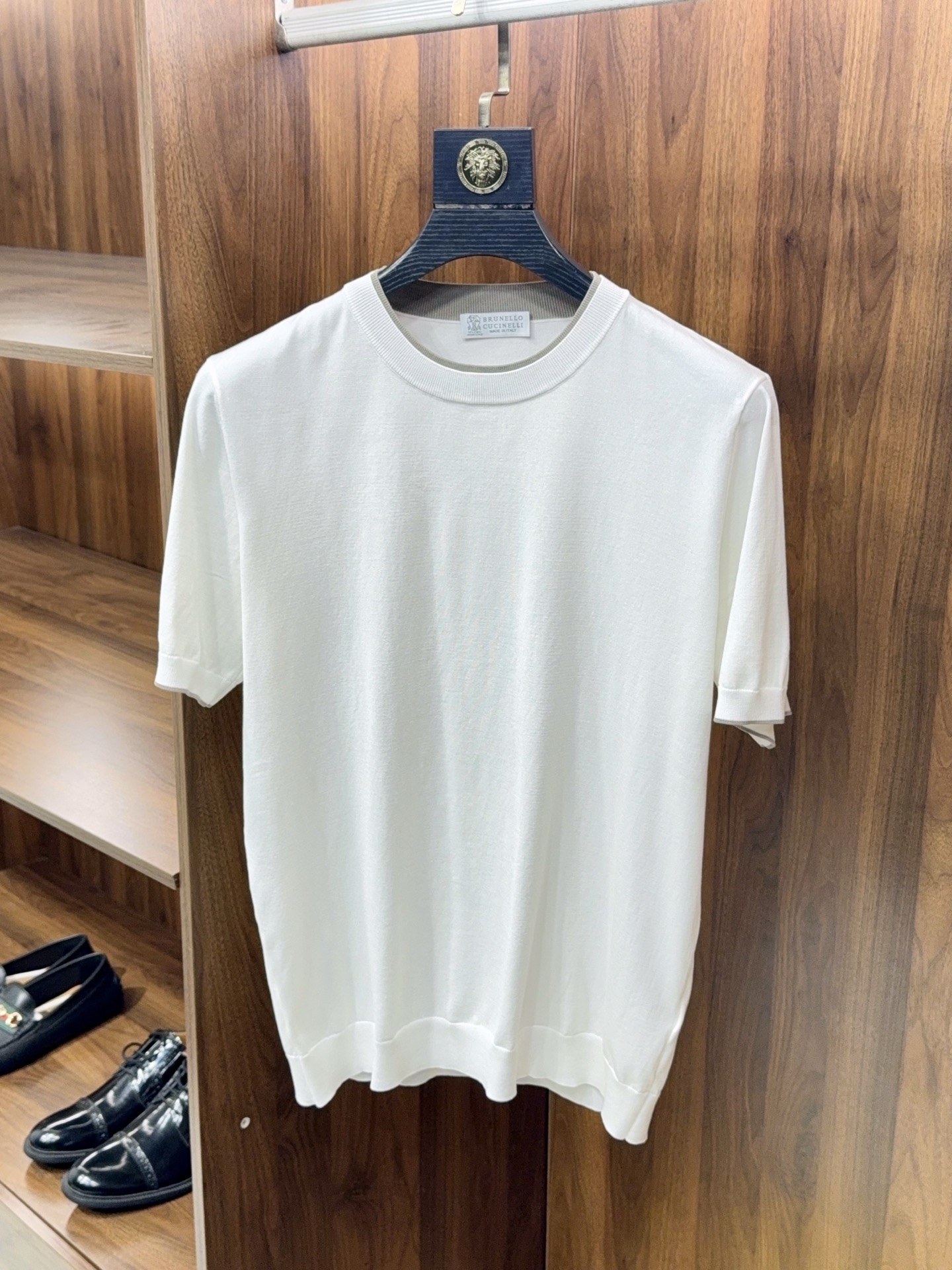 NO:903360,[Age-reducing double collar design!  Contains flax, mulberry, silk, lyocell boutique yarn, simple collection, versatile, casual, knitted round neck short-sleeved T-shirt] Men's double-collar knitted short-sleeved T-shirt | Linen, mulberry, silk, lyocell blend.  The highlight of the summer wardrobe, this simple archive-level knitted T-shirt is specially created for men who pursue texture and age reduction. The core highlight is the double collar contrasting design, and the white thin edges on the collar and cuffs break the dullness of the basic style. It has refreshing layers, easily weakens the sense of age, and is suitable for a variety of styles from 20+ to 40+.  The fabric is made of flax, mulberry silk and lyocell blended high-quality yarns, which have three advantages to maximize the wearing experience. Mulberry silk gives the fabric a delicate luster and skin-friendly touch, with a soft drape feeling; linen is naturally breathable and sweat-wicking, saying goodbye to the hot and sticky summer; lyocell has a smooth feel and anti-wrinkle, and is not easy to deform after long-term wear. The fabric surface is flat and tight, feels smooth and does not prick the skin, and the upper body is as thin as a second layer of skin.  The style adopts a slightly loose casual cut, which is not flattering to the body shape, easily modifies the shoulder line and waist and abdomen line, hiding the flesh and being neat. The round neck design is paired with contrasting thin edges, and the details highlight the sense of sophistication. Whether worn alone with jeans, casual pants, or with a suit jacket, it can be suitable for daily commuting, weekend leisure and other scenes. Multiple colors are available to easily create a simple and high-end old money style outfit. One piece can provide comfort and style throughout the summer. M-3XL, men's clothing, jeans, jackets &  coats, T-shirt, tees, t-shirt, business suit,19860909【减龄款双领设计！含亚麻桑蚕丝莱赛尔精品纱线简约典藏款百搭休闲针织圆领短袖T恤】男士双领针织短袖T恤｜亚麻桑蚕丝莱赛尔混纺款. 夏日衣橱里的点睛款,这款简约典藏级针织T恤,专为追求质感与减龄感的男士打造.核心亮点的双领撞色设计,领口与袖口的白色细边点缀,打破基础款的沉闷,自带清爽层次,轻松弱化年龄感,适配从20+到40+的多种风格. 面料采用亚麻、桑蚕丝与莱赛尔混纺精品纱线,三重优势拉满穿着体验桑蚕丝赋予面料细腻光泽与亲肤触感,自带柔和垂坠感；亚麻天然透气排汗,告别夏日闷热黏腻；莱赛尔则加持冰滑手感与抗皱性,久穿不易变形.织面平整紧实,触感顺滑不扎肤,上身轻薄如第二层肌肤. 版型采用微宽松的休闲剪裁,不挑身材,轻松修饰肩线与腰腹线条,藏肉又利落.圆领设计搭配撞色细边,细节处彰显精致感,无论是单穿搭配牛仔裤、休闲裤,还是内搭西装外套,都能适配日常通勤、周末休闲等多种场景.多色可选,轻松打造简约高级的老钱风穿搭,一件承包整个夏天的舒适与格调.M-3XL,男装,jeans,jackets & coats,T-shirt,tees，t-shirt,business suit,,Women's clothing