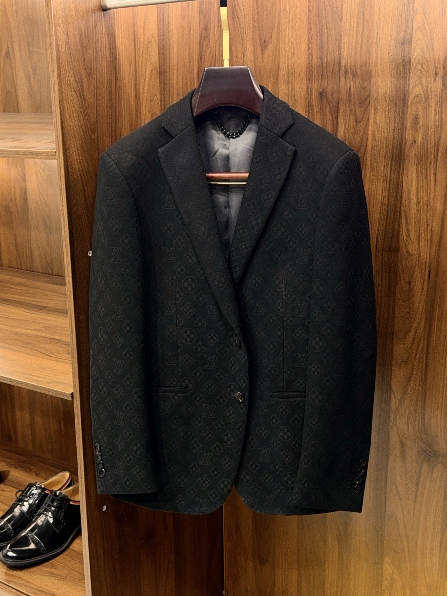 NO:903353,[Original version of Lujia Presbyopia!  Three-dimensional jacquard knitted pattern flat lapel design, custom-supplied horn-button casual single suit] Lujia's original presbyopic casual single suit is an excellent choice to blend classicity and texture into daily life. The whole suit is made of high-count knitted fabrics supplied by customers, and is woven with Monogram presbyopic patterns through three-dimensional jacquard technology. From a distance, it has a neat pure black texture. Only when you look closer can you find the hidden brand logo, and it is self-recognizable in a low-key manner.  The version adopts a standard single-breasted cut, with a classic flat lapel design. The shoulder line has been adjusted many times to naturally fit the shoulder and neck lines, neither weighing you down nor looking bloated. The customer-supplied horn buttons at the placket are warm and textured, and each one has been polished by hand to perfectly match the overall tone.  The fabric is both stiff and soft, and the upper body is neither stuffy nor hard. It is suitable for daily commuting, light business or leisure occasions. Paired with a T-shirt and jeans, it can be worn with a relaxed and elegant feel; worn with a shirt and trousers, it can easily cope with light formal occasions.  In terms of details, the lining is made of smooth and skin-friendly custom lining, the stitching is neat and tidy, and the four-button design of the cuffs also retains the exquisiteness of a formal suit. The entire dress is in line with the original standard in terms of fabric, craftsmanship, and style. It is a practical model that enhances the texture of the wardrobe and realizes 'one piece can be worn multiple times.' M-3XL, Louis Vuitton-Clothing, louis vuitton, louis vuitton, louis  vuitton,jeans,shirts,tees,t-shirt,business suit,19860909【驴家原版老花！立体提花针织花纹平驳领设计客供牛角扣休闲单西装】驴家原版老花休闲单西装,是把经典与质感揉进日常的绝佳选择.整衣采用客供高支针织面料,通过立体提花工艺织满Monogram老花图案,远看是利落的纯黑质感,近看才能发现暗藏的品牌标识,低调中自带辨识度. 版型采用标准单排扣剪裁,搭配经典平驳领设计,肩线经过多次调整,自然贴合肩颈线条,既不压个子也不显臃肿.门襟处的客供牛角扣温润有质感,每一颗都经过手工打磨,与整体调性高度契合. 面料兼顾挺括与柔软,上身不闷不硬,日常通勤、轻商务或休闲场合都能适配.搭配T恤牛仔裤,能穿出松弛贵气感；内搭衬衫西裤,又能轻松应对轻正式场合. 细节上,内里采用顺滑亲肤的定制里布,走线工整利落,袖口的四扣设计也保留了正装西装的精致感.整件衣服无论是面料、工艺还是版型,都对标原版水准,是提升衣柜质感、实现“一件多穿”的实用款.M-3XL,路易威登-服装,louis vuitton,louis vuitton,louis vuitton,jeans,shirts,tees，t-shirt,business suit,,Women's clothing