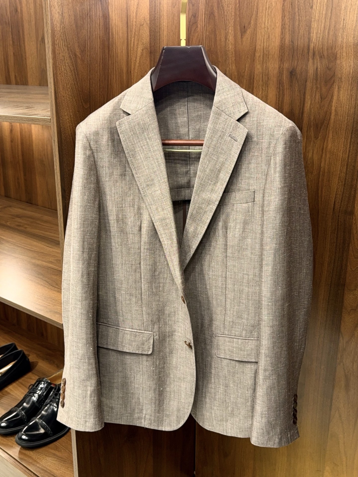 NO:826739,【Jiejia Collection Series!  Select high-quality business casual commuting single suit with 50% linen and 50% wool flat lapel design】Jiejia Collection Series｜Wool and linen blended business casual single suit.  The Jiejia collection series of single suits are specially designed for men who pursue quality. They are ideal choices for business and leisure scenes. The 50% wool and linen blended fabrics are selected to combine the stiffness and warmth of wool with the breathability and dryness of linen. The natural fiber has a soft texture, which is skin-friendly and does not make the upper body sweaty. It is suitable for wearing in many seasons from spring, summer to early autumn.  The classic notched lapel design is neat and stylish, and modifies the lines of the shoulders and neck. It is suitable for various inner wears such as shirts, polo, and T-shirts, and can easily switch between commuting, business negotiations, daily leisure and other scenes. The simple version with single row and double buttons is not flattering on the figure, and the slightly waisted tailoring weakens the bloated feeling, taking into account comfort and neatness.  Every detail shows the quality. The natural shell buttons have a warm texture, and the three-button design on the cuffs is exquisite and durable. The pockets are neatly routed, the lining is smooth and skin-friendly, and the workmanship is exquisite and durable. The two low-saturated tones of light rice and dark gray are versatile and can be easily matched with casual pants, trousers, and jeans. They are perfect for wardrobe use.  The 'universal model' with super high efficiency. Whether commuting to the workplace or traveling on the weekend, one piece can support your decent outfit and create an effortless high-end texture. M-3XL, men's clothing, jeans, shirts, tees, t-shirt, business  suit,19860909【杰家典藏系列！甄选优质含50亚麻50羊毛平驳领设计商务休闲通勤单西装】杰家典藏系列｜羊毛亚麻混纺商务休闲单西. 杰家典藏系列单西,专为追求质感的男士打造,是商务与休闲场景的理想选择.甄选50羊毛亚麻混纺面料,兼顾羊毛的挺括保暖与亚麻的透气干爽,天然纤维自带柔和肌理感,上身亲肤不闷汗,适配春夏至初秋多季穿着. 经典平驳领设计,利落有型,修饰肩颈线条,适配衬衫、Polo、T恤等多种内搭,轻松切换通勤、商务洽谈、日常休闲等多种场景.单排双扣的简约版型,不挑身材,微收腰剪裁弱化臃肿感,兼顾舒适与利落感. 细节处尽显品质天然贝壳扣质感温润,袖口三粒扣设计精致耐看；口袋走线工整,内里顺滑亲肤,做工考究耐穿.浅米与深灰两款低饱和色调,百搭不挑搭配,轻松适配休闲裤、西裤、牛仔裤,是衣橱里利用率超高的“万能款”.无论是职场通勤还是周末出行,一件就能撑起你的得体穿搭,打造不费力的高级质感.M-3XL,男装,jeans,shirts,tees，t-shirt,business suit,,Women's clothing