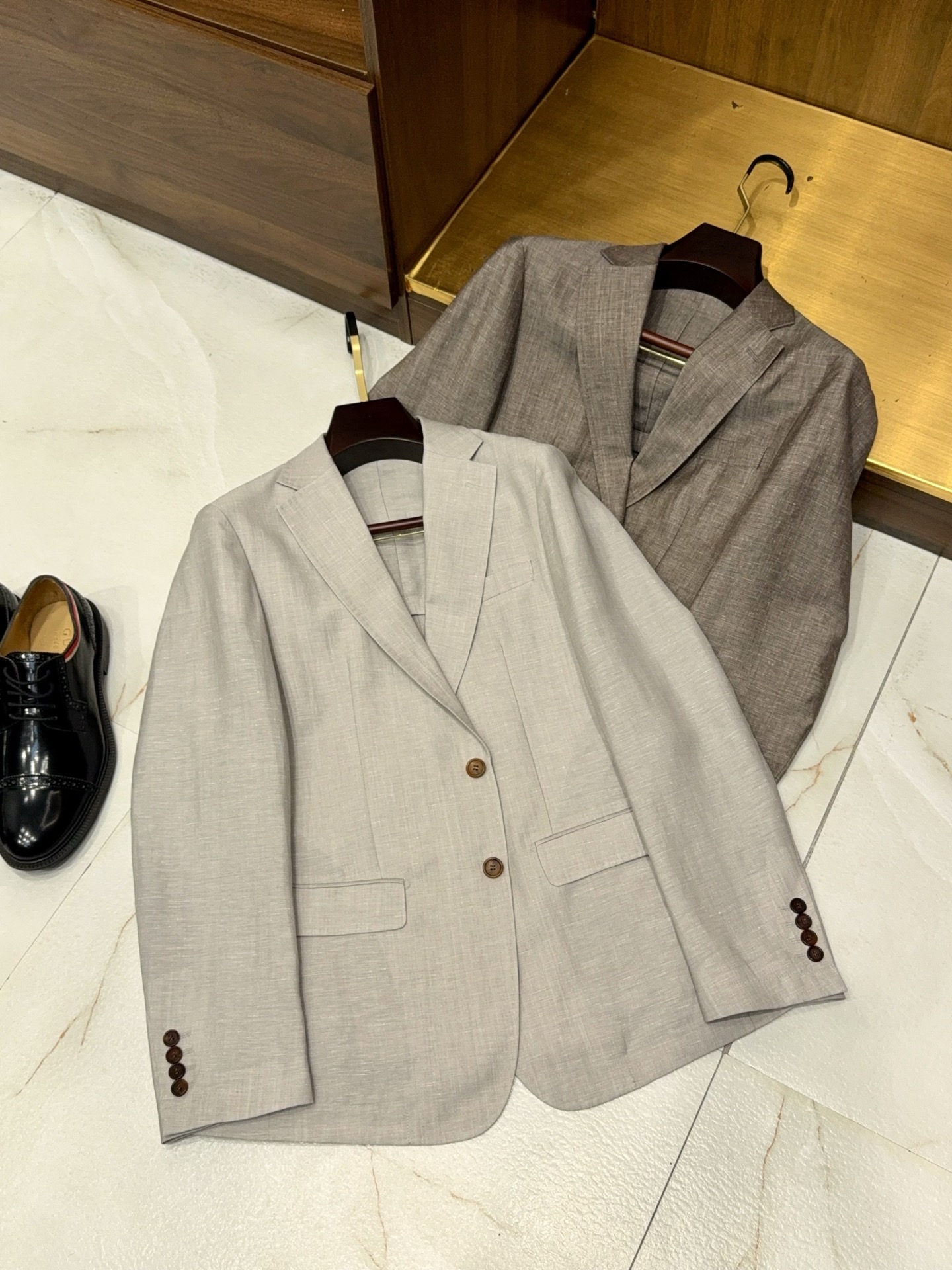 NO:847324,【Jiejia Collection Series!  Select high-quality business casual commuting single suit with 50% linen and 50% wool flat lapel design】Jiejia Collection Series｜Wool and linen blended business casual single suit.  The Jiejia collection series of single suits are specially designed for men who pursue quality. They are ideal choices for business and leisure scenes. The 50% wool and linen blended fabrics are selected to combine the stiffness and warmth of wool with the breathability and dryness of linen. The natural fiber has a soft texture, which is skin-friendly and does not make the upper body sweaty. It is suitable for wearing in many seasons from spring, summer to early autumn.  The classic notched lapel design is neat and stylish, and modifies the lines of the shoulders and neck. It is suitable for various inner wears such as shirts, polo, and T-shirts, and can easily switch between commuting, business negotiations, daily leisure and other scenes. The simple version with single row and double buttons is not flattering on the figure, and the slightly waisted tailoring weakens the bloated feeling, taking into account comfort and neatness.  The details show the quality of the natural shell buttons, which have a warm texture, and the three-button design on the cuffs is exquisite and durable. The pockets are neatly routed, the lining is smooth and skin-friendly, and the workmanship is exquisite and durable. The two low-saturated tones of light rice and dark gray are versatile and can be easily matched with casual pants, trousers, and jeans. It is a useful addition to the wardrobe. 用率超高的“万能款”.无论是职场通勤还是周末出行,一件就能撑起你的得体穿搭,打造不费力的高级质感.M-3XL,,jeans,shirts,tees，t-shirt,business  suit,19860909【杰家典藏系列！甄选优质含50亚麻50羊毛平驳领设计商务休闲通勤单西装】杰家典藏系列｜羊毛亚麻混纺商务休闲单西. 杰家典藏系列单西,专为追求质感的男士打造,是商务与休闲场景的理想选择.甄选50羊毛亚麻混纺面料,兼顾羊毛的挺括保暖与亚麻的透气干爽,天然纤维自带柔和肌理感,上身亲肤不闷汗,适配春夏至初秋多季穿着. 经典平驳领设计,利落有型,修饰肩颈线条,适配衬衫、Polo、T恤等多种内搭,轻松切换通勤、商务洽谈、日常休闲等多种场景.单排双扣的简约版型,不挑身材,微收腰剪裁弱化臃肿感,兼顾舒适与利落感. 细节处尽显品质天然贝壳扣质感温润,袖口三粒扣设计精致耐看；口袋走线工整,内里顺滑亲肤,做工考究耐穿.浅米与深灰两款低饱和色调,百搭不挑搭配,轻松适配休闲裤、西裤、牛仔裤,是衣橱里利用率超高的“万能款”.无论是职场通勤还是周末出行,一件就能撑起你的得体穿搭,打造不费力的高级质感.M-3XL,,jeans,shirts,tees，t-shirt,business suit,,Men's clothing