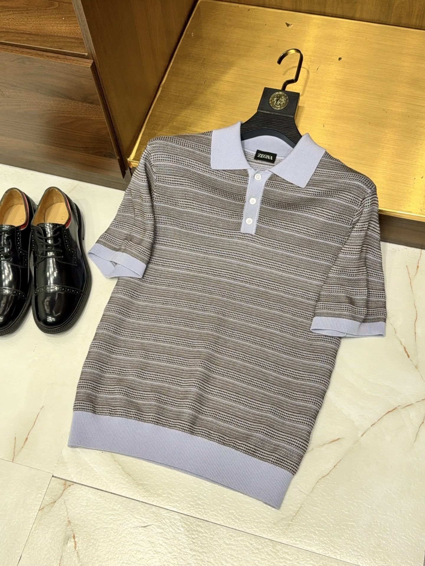 NO:826729,[Recommended new products in the counter in single color!  Private order contains 10 linen, 10 wool, 80 lyocell fiber yarn-dyed striped three-button lapel knitted short-sleeved POLO shirt] ZEZ private counter new product, men's yarn-dyed striped three-button lapel knitted short-sleeved POLO shirt, a high-quality choice.  The fabric uses a 10% flax-wool Lyocell fiber blend, which takes into account the breathability and skin-friendly properties of natural fibers and the drape and wrinkle resistance of synthetic fibers. Linen improves breathability and dryness; wool gives a soft and skin-friendly touch; with a high proportion of Lyocell, the fabric drape smoothly, is not easy to wrinkle and deform, and can maintain a flat shape even after long-term wear.  The classic three-button placket design retains the elegant style of the POLO shirt, and the details and texture are displayed between the opening and closing. The contrasting color lapels, cuffs, and hem ribs neutralize the complexity of the stripes, making the shape refreshing and neat, while preventing deformation and improving durability.  Yarn-dyed stripe technology, the color level is soft and natural, the horizontal stripes of light gray, khaki and off-white are low-key and unobtrusive, with a retro and high-end atmosphere, suitable for a variety of occasions. The loose micro-profile version is highly tolerant to the body and is not tight on the upper body. It can be easily controlled for daily commuting and leisure outings. It can be paired with trousers or casual pants to easily create a refined and effortless urban men's look. M-3XL, men's clothing, T-shirt,19860909【专柜新品单色推荐！私定含10亚麻10羊毛80莱赛尔纤维色织条纹三粒扣翻领针织短袖POLO衫】ZEZ私定专柜新品,男士色织条纹三粒扣翻领针织短袖POLO衫,高级质感之选. 面料采用10亚麻羊毛莱赛尔纤维混纺配比,兼顾天然纤维的透气亲肤与合成纤维的垂坠抗皱性.亚麻提升透气干爽度；羊毛赋予柔软亲肤触感；高比例莱赛尔加持,面料垂坠顺滑、不易起皱变形,久穿也能保持平整版型. 经典三粒扣门襟设计,保留POLO衫的优雅格调,开合间尽显细节质感.撞色翻领与袖口、下摆罗纹,中和条纹的复杂感,让造型清爽利落,同时防止变形,提升耐用性. 色织条纹工艺,色彩层次柔和自然,浅灰、卡其与米白交织的横条纹,低调不张扬,自带复古高级氛围,适配多种场合.宽松微廓版型,对身材包容度高,上身不紧绷,日常通勤、休闲出游都能轻松驾驭,搭配西裤或休闲裤皆可,轻松打造精致不费力的都市男士造型.M-3XL,男装,T-shirt,,Women's clothing