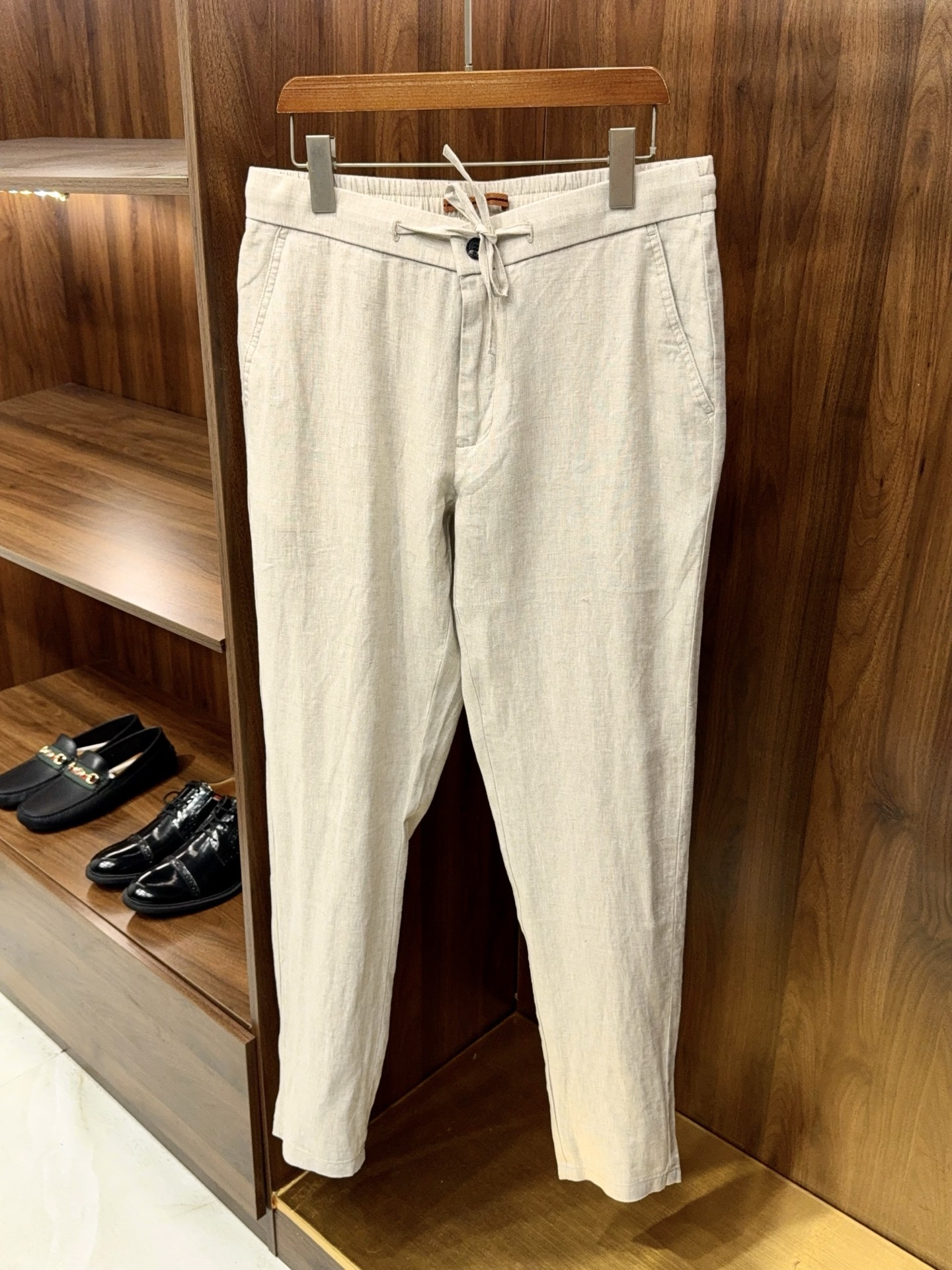 NO:825818,【Here comes the old money!  Highly comfortable linen fiber EZ family drawstring elastic waist design casual trousers in four colors] Old money style linen casual trousers | EZ family drawstring style. The looseness of old money style can be easily managed with a pair of linen pants. EZ family's pure linen casual trousers are made of high-grade flax fiber and have natural breathable properties. They are not stuffy and sweaty when worn in summer, feel dry and skin-friendly, and have a texture as they wear.  The waistband adopts a drawstring elastic design, which combines comfort and neatness, bids farewell to tight constraints, and is suitable for daily commuting and weekend outings. The neat straight cut modifies the shape of the legs without being flattering on the figure, and the upper body has a relaxed aura, which is not deliberate but high-end enough.  Four low-saturated colors are available, turmeric is retro and elegant, off-white is gentle and versatile, light gray is refreshing and neat, and navy is calm and durable. It is suitable for all basic shirts and POLO shirts in the wardrobe, and can easily be worn with an effortless old-money tone.  No need to deliberately match it, you can wear it with a low-key and noble texture, whether it is daily casual or light business occasions, you can hold the scene. It has both real comfort and style, and it is a must-have item for summer worth buying. 48-56, men's clothing, shirts,19860909【老钱来了哦！舒适度极高亚麻纤维EZ家抽绳松紧腰设计四色入休闲长裤】老钱风亚麻休闲长裤｜EZ家抽绳款. 老钱风的松弛感,一条亚麻裤就能轻松拿捏.EZ家这款纯亚麻休闲长裤,以高等级亚麻纤维打造,自带天然透气属性,夏日穿着不闷汗,触感干爽亲肤,越穿越有质感. 腰头采用抽绳松紧设计,兼顾舒适与利落,告别紧绷束缚,日常通勤、周末出游都能适配.利落的直筒剪裁,修饰腿型不挑身材,上身自带松弛气场,不刻意却足够高级. 四款低饱和色系可选,姜黄复古显气质,米白温柔百搭,浅灰清爽利落,藏蓝沉稳耐看,适配衣橱里所有基础款衬衫、POLO衫,轻松穿出不费力的老钱腔调. 无需刻意搭配,就能穿出低调显贵的质感,无论是日常休闲还是轻商务场合,都能hold住场面.真正的舒适与格调兼具,是值得入手的夏日必备单品.48-56,男装,shirts,,Women's clothing