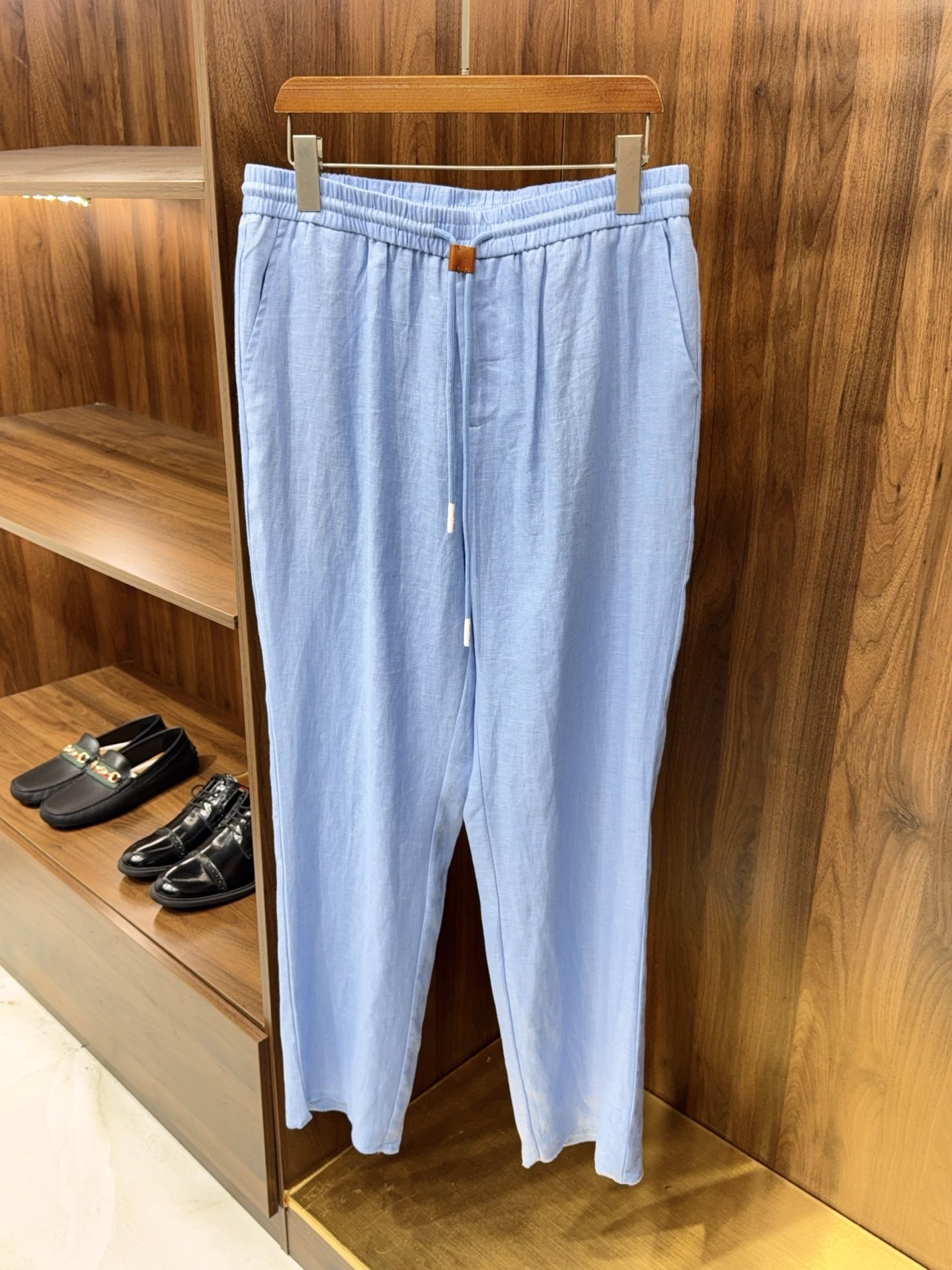 NO:828881,【LP’s exquisite products reappear!  Casual trousers with flax fiber drawstring design and elastic waist, original accessories] LP’s exquisite products are reproduced!  Linen fiber drawstring elastic waist casual trousers. A high-end classic style that restores the original LP craftsmanship to create ideal trousers for men's commuting and leisure in summer. The fabric is made of natural flax fiber, retaining the original texture of linen. It feels dry and breathable, and has a sense of air. It can quickly conduct heat and moisture from the body surface, without fear of the hot and sticky summer heat, and can keep a refreshing feeling even after long-term wear.  The elastic waist is matched with the original custom drawstring, and the leather accessories and the same color rope head details are full of details, taking into account comfort and neatness, and adapting to all kinds of body shapes without any sense of restraint. The straight and slightly tapered pants modify the leg shape, hide the flesh and look slim without dragging, taking into account the casual and low-key texture. The side pockets are neatly routed, taking into account practicality and simple beauty, and can be easily worn with T-shirts and shirts on a daily basis.  Available in multiple colors, suitable for different dressing scenarios. Whether it is a weekend outing or a light business occasion, you can wear it with a relaxed and high-end feel. This is a pair of high-quality linen pants that can accompany you throughout the summer. It is also a wardrobe must-have for men who pursue quality. 48-56 will arrive the next day, men's clothing, loro piana, shirts, tees, t-shirt,19860909【LP家臻品再现！亚麻纤维抽绳设计松紧腰款原版辅料休闲长裤】LP家臻品再现！亚麻纤维抽绳松紧腰休闲长裤. 高端线经典款,还原LP原版工艺,打造夏季男士通勤休闲的理想裤装.面料甄选天然亚麻纤维,保留亚麻原生肌理,触感干爽透气,自带空气感,能快速导走体表热量与湿气,无惧夏日闷热黏腻,久穿也能保持清爽体感. 松紧腰搭配原版定制抽绳,皮革饰件与同色系绳头细节拉满,兼顾舒适与利落,无束缚感适配各种身材.直筒微锥裤型修饰腿型,藏肉显瘦不拖沓,兼顾休闲随性与低调质感.侧边口袋走线工整,兼顾实用性与简约美感,日常搭配T恤、衬衫皆可轻松驾驭. 多色可选,适配不同穿搭场景,无论是周末出游还是轻商务场合,都能穿出松弛高级感.这是一条能陪伴你度过整个夏天的高品质亚麻裤,也是追求质感男士的衣橱必备款.48-56隔天到货,男装,loro piana,shirts,tees，t-shirt,,Women's clothing