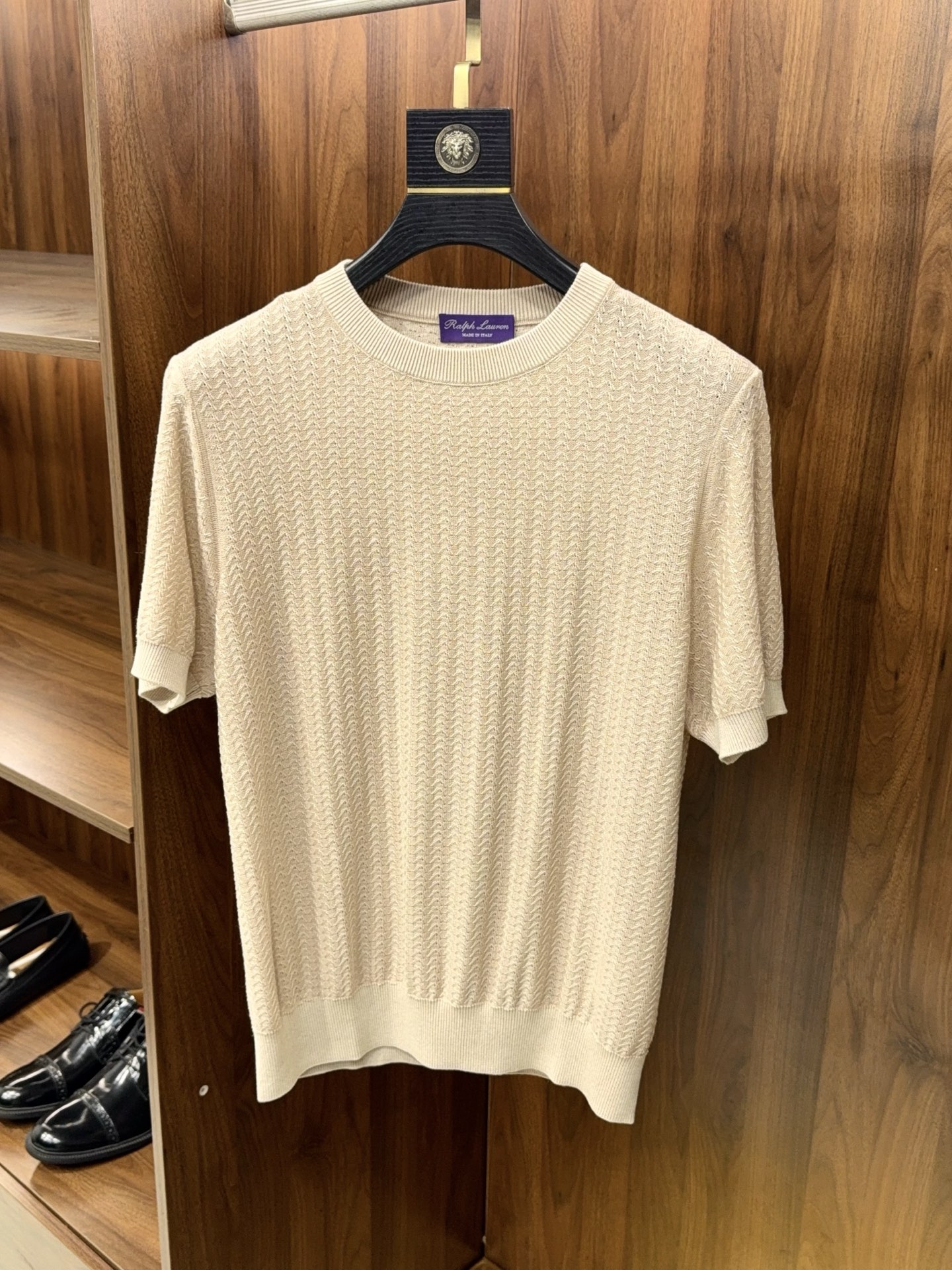NO:828846,【Create luxury goods!  Purple Label series contains linen wool lyocell fiber yarn three-dimensional printing knitting technology round neck short-sleeved knitted T-shirt】Purple Label series high-end linen blended knitted short-sleeved T-shirt. With the style and texture of luxury line, this Purple Label series knitted short-sleeved T-shirt is a core summer wardrobe item specially created for men who pursue a refined life.  Selected linen, wool and lyocell fiber blended yarn combines the advantages of the three materials. Linen gives it a natural breathability, wool improves skin-friendliness and drape, and lyocell brings a delicate and silky touch. The upper body is dry and not sweaty, saying goodbye to the sticky feeling in summer.  Using three-dimensional texture knitting technology, the body of the garment presents a delicate herringbone texture, visually giving it a high-grade matte texture. It is low-key and unobtrusive, but shows its ingenuity everywhere. The design of the round neck, ribbed cuffs and hem combines comfort and durability, and will not be easily deformed after long-term wear.  Multiple colors are available, suitable for different wearing scenarios. Pair it with trousers or casual trousers for commuting, creating an elegant and sophisticated style; pair it with jeans for daily use, casual and stylish. It can be easily used in business occasions or leisure travel. It is a practical and high-end men's summer essential item. M-3XL, men's clothing, jeans, T-shirt, tees, t-shirt,19860909【奢品缔造！紫标系列含亚麻羊毛莱赛尔纤维纱线立体印花针织工艺圆领短袖针织T恤】紫标系列 高端亚麻混纺针织短袖T恤. 奢品线的格调与质感,这件紫标系列针织短袖T恤,是专为追求精致生活的男士打造的夏日衣橱核心单品. 精选亚麻、羊毛与莱赛尔纤维混纺纱线,融合三种材质的优势亚麻赋予天然透气感,羊毛提升亲肤与垂坠度,莱赛尔带来细腻丝滑触感,上身干爽不闷汗,告别夏日黏腻感. 采用立体肌理针织工艺,衣身呈现细腻人字纹纹理,视觉上自带高级哑光质感,低调不张扬,却处处彰显匠心.圆领与罗纹袖口、下摆的设计,兼顾舒适度与耐穿性,久穿不易变形. 多色可选,适配不同穿搭场景通勤搭配西裤或休闲裤,打造儒雅轻熟风；日常搭配牛仔裤,随性又有格调.无论商务场合还是休闲出行,都能轻松驾驭,是兼具实用性与高级感的男士夏季刚需单品.M-3XL,男装,jeans,T-shirt,tees，t-shirt,,Women's clothing