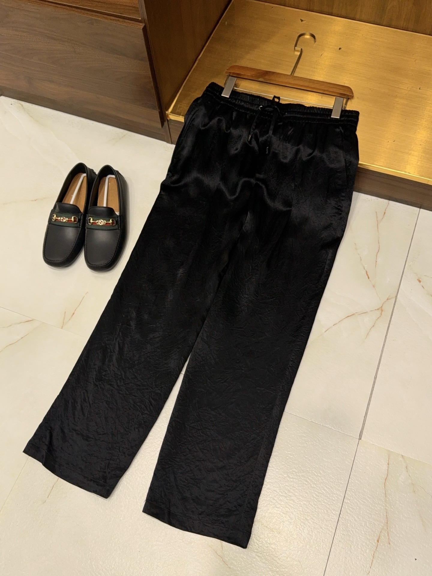 NO:828863,【A must-have for summer!  Silky, selected imported acetate fiber, retro Chinese-style slightly wide-fit casual trousers] A must-have for summer!  Silk Smooth Selected imported acetate fiber retro Chinese-style slightly wide-fit casual trousers. Summer trousers must have both comfort and texture. This acetate casual trousers are the 'lazy man's favorite' in this summer's wardrobe. The selected imported acetate fiber fabric has a high-grade soft light and an ice-like silky touch. It is close to the skin but not stuffy, and it does not stick to the legs when sweating. It has a breathable buff, making it refreshing and not sweaty when worn in the dog days.  The slightly wide version is made in a retro Chinese style. The waist is designed with elastic drawstrings, so you don’t have to worry about the waistline. It is friendly to all body types and you don’t have to worry about matching belts. The trousers are slightly wide and straight-cut, which just covers the small flesh on the legs and has a full effect on modifying the shape of the legs. Whether you have pear-shaped legs or O-shaped legs, you can wear them with a neat and relaxed feeling. They are very stylish when paired with leather shoes and sneakers.  The black tone is low-key and attractive, with a soft light texture. The combination of Chinese style relaxation and the high-end sense of acetic acid, regardless of age or style, can be worn for daily commuting and weekend leisure. It is easy to care for and does not wrinkle, and can be machine washed to keep it straight. No need to worry about ironing. A pair of trousers can solve the anxiety of wearing in summer. It is comfortable, stylish and effortless. It is a must-have item this summer. M-3XL arrives next day, men's clothing,19860909【夏日必备！丝滑精选进口醋酸纤维复古中式风微阔版型休闲长裤】夏日必备！丝滑精选进口醋酸纤维复古中式风微阔版型休闲长裤. 夏天的裤子,舒服和质感必须兼得. 这条醋酸休闲裤,是今年夏天衣柜里的“懒人天菜”.精选进口醋酸纤维面料,自带高级柔光感,上手是冰丝般的丝滑触感,贴肤穿凉而不闷,出汗也不粘腿,自带透气buff,三伏天穿也清爽不闷汗. 做了复古中式风的微阔版型,腰头是松紧抽绳设计,不挑腰围,对各种身材都友好,不用费神搭配皮带.裤身是微阔直筒剪裁,刚好遮住腿上的小肉肉,修饰腿型的效果拉满,不管是梨形腿还是O型腿,都能穿出利落的松弛感,搭配皮鞋、板鞋都很有味道. 黑色调低调耐看,自带柔光质感,中式的松弛感和醋酸的高级感结合,不挑年龄和风格,日常通勤、周末休闲都能穿.易打理不易皱,随便机洗也能保持垂顺,不用费心熨烫. 一条裤子,解决夏天的穿搭焦虑,舒服、有型、不费力,是今年夏天的必入款.M-3XL 隔天到货,男装,,Women's clothing