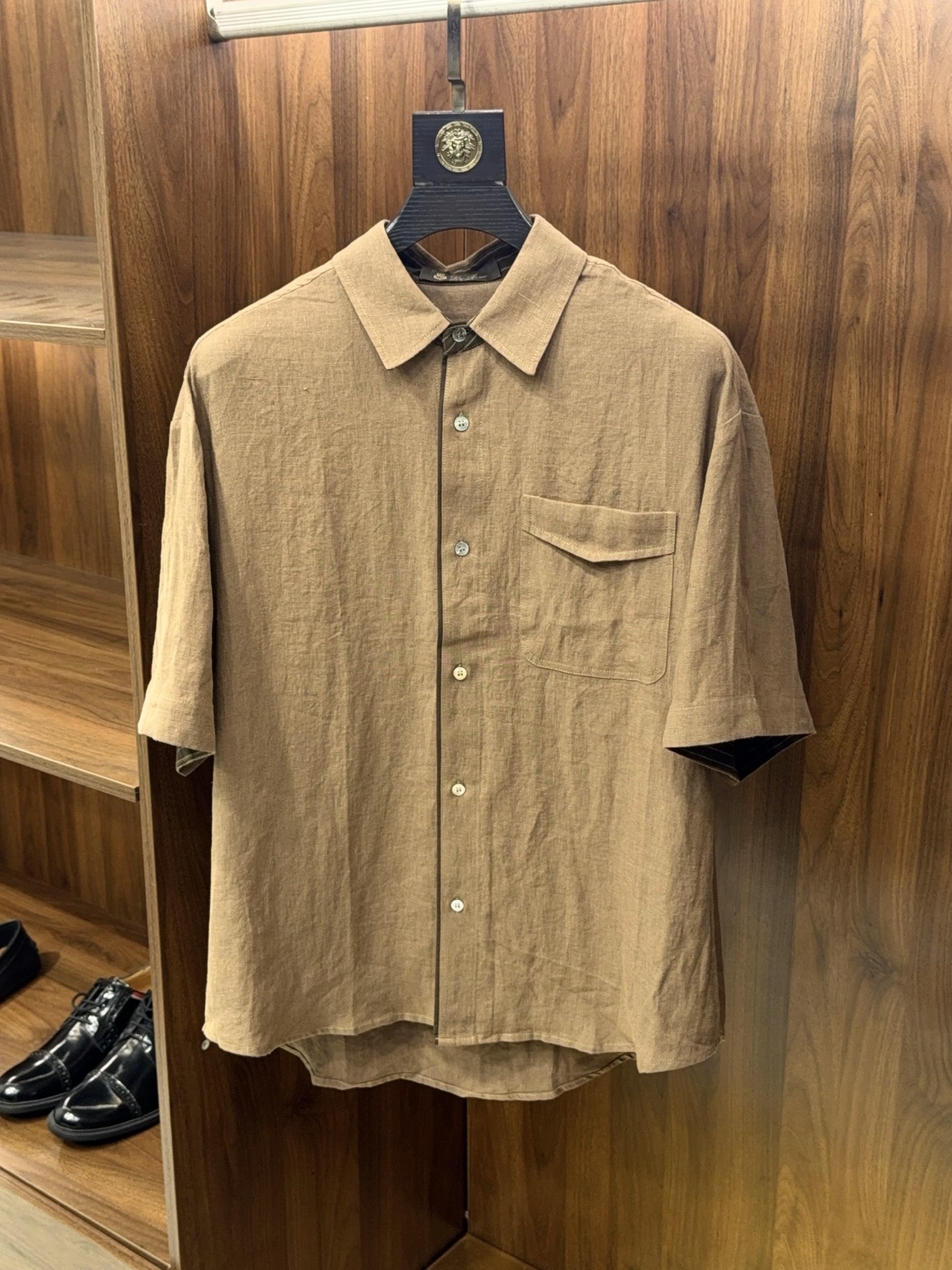 NO:828855,【Washed and soft craftsmanship!  Selection of high-quality linen fabrics with contrasting stripes placket and small square collar short-sleeved shirt] Men's linen short-sleeved shirt, a must-have item for summer.  Designed for men who pursue quality, the natural linen fabric is selected and has its own breathable and cooling properties. Say goodbye to the hot and sticky summer heat, and keep you feeling refreshed even if you sweat. The fabric has been treated with a special washing and softening process to weaken the roughness of linen. The upper body is soft and skin-friendly, with a relaxed texture as you wear it. At the same time, it retains the unique texture and drape of linen and is not easy to deform.  The classic small square neck design is neat and does not highlight the face shape, and modifies the neck line; the contrast stripe placket stitching is the finishing touch, low-key and detailed, breaking the monotony of the basic style, and suitable for both business and leisure. The single chest pocket design takes into account practicality and simple aesthetics, the short-sleeved cut is neat and generous, and the dropped shoulder version is highly tolerant to various body types, not tight or bloated.  Khaki/black are available in two colors. Both are versatile basic colors in men's wardrobes. They are refreshing and casual when worn alone. Pair them with white T-shirts to create a sense of layering. Pair them with trousers for a casual and sophisticated style, and pair them with jeans for a relaxed feel in daily life. From fabrics to craftsmanship, both comfort and high-end are taken into consideration. It is an indispensable textured item in the summer wardrobe. S- Xxl Arrives next day, men's clothing, jeans, shirts, T-shirts,19860909【水洗柔软工艺！甄选优质亚麻面料拼接撞色条纹门襟小方领短袖衬衫】男士亚麻短袖衬衫,夏季刚需款. 专为追求质感的男士打造,甄选天然亚麻面料,自带透气降温属性,告别夏日闷热黏腻,出汗也能保持清爽体感.面料经过特殊水洗柔软工艺处理,弱化亚麻自带的粗糙感,上身软糯亲肤,越穿越有松弛质感,同时保留了亚麻独有的肌理感与垂坠度,不易变形. 经典小方领设计,利落不挑脸型,修饰颈部线条；撞色条纹门襟拼接是点睛之笔,低调中带着细节感,打破基础款的单调,商务休闲都能适配.单胸袋设计兼顾实用性与简约美学,短袖剪裁利落大方,落肩版型对各种身材包容度高,不紧绷不臃肿. 卡其/黑色两色可选,都是男士衣橱里的百搭基础色,单穿清爽随性,内搭白T打造叠穿层次感,搭配西裤是通勤得体的轻熟风,配牛仔裤就是日常松弛感.从面料到工艺,都兼顾了舒适度与高级感,是夏季衣柜里不可缺少的质感单品.S- Xxl 隔天到货,男装,jeans,shirts,T-shirt,,Women's clothing