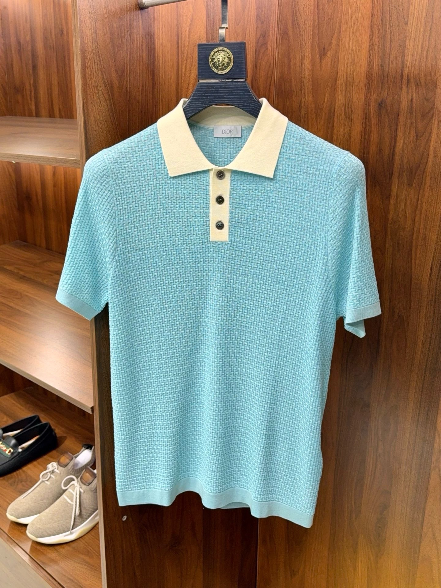 NO:828900,【The beautiful and gorgeous 'fragrance' fills the sky!  D’s collection three-dimensional jacquard knitted texture imported lapel short-sleeved POLO shirt containing triacetate Tencel fiber yarn] meets the elegant new favorite in D’s collection men’s wardrobe. When the classic POLO shirt meets D’s ingenuity, what kind of sparks will collide?  This collectible lapel short-sleeved POLO shirt gives the perfect answer. The most irresistible thing is its unique 'scent'. The fragrance here is not a perfume in the traditional sense, but the fresh smell of the clothing itself. This is due to the ingenious fusion of materials and craftsmanship, which can always keep you fresh in the hot summer, giving you confidence.  The three-dimensional jacquard knitted texture embodies exquisite craftsmanship in every ups and downs. It is not only a piece of clothing, but also a walking work of art. It shows low-key luxury in every gesture, making you stand out from the crowd.  Imported triacetate-containing Tencel fiber yarn is the soul of this POLO shirt. Triacetate fiber gives the clothing a silky luster and smooth feel, which is wrinkle-resistant and easy to care for; Tencel fiber brings excellent moisture absorption and breathability, keeping you fresh at all times. The combination of the two provides both texture and comfort, making it suitable for daily commuting or casual gatherings.  The unique lapel design continues the classic elements of POLO shirts and incorporates modern fashion sense. It is simple yet elegant, modifies the neck line, and shows the neat and capable temperament of men. If you pursue the perfect combination of quality and fashion, this D family collection POLO shirt is definitely the best choice, taking you to a new experience of exquisite life. M-3XL gray blue khaki green, men's clothing, dior, T-shirt,19860909【锦绣绚烂“香”气满天！D家典藏款立体提花针织纹理进口含三醋酸天丝纤维纱线翻领短袖POLO衫】邂逅D家典藏男士衣橱里的优雅新宠. 当经典的POLO衫遇上D家匠心,会碰撞出怎样的火花？这款典藏款翻领短袖POLO衫,给出了完美答案. 最让人难以抗拒的,是它独特的“香气”.这里的香并非传统意义上的香水味,而是衣物本身散发的清新气息.这源于材质与工艺的巧妙融合,在炎炎夏日也能时刻保持清新,给你带来自信. 立体提花针织纹理,每一处起伏都凝聚着精湛工艺.它不只是一件衣服,更是行走的艺术品,举手投足间尽显低调奢华,让你在人群中脱颖而出. 进口含三醋酸天丝纤维纱线,是这件POLO衫的灵魂所在.三醋酸纤维赋予衣物丝绸般的光泽与爽滑手感,抗皱易打理；天丝纤维则带来出色的吸湿性与透气性,时刻保持清爽.二者结合,既有质感又兼具舒适,无论是日常通勤还是休闲聚会都很合适. 独特的翻领设计,延续了POLO衫的经典元素,又融入了现代时尚感.简约而不失大气,修饰颈部线条,展现男士利落干练的气质. 如果你追求品质与时尚的完美结合,这款D家典藏款POLO衫绝对是不二之选,带你开启精致生活新体验.M-3XL 灰色 蓝色 卡其 绿色,男装,dior,T-shirt,,Women's clothing