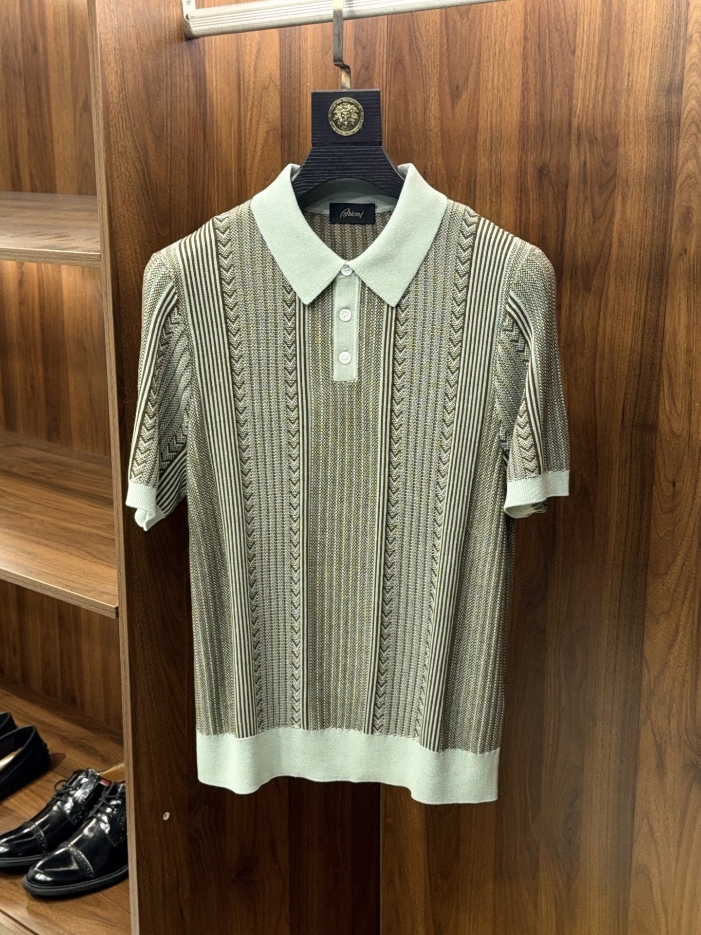 NO:859111,【Top luxury new product!  Unique python knitted three-dimensional jacquard texture, selected specific yarns containing wool, linen, lyocell fiber, three-button lapel knitted short-sleeved POLO shirt] The most luxurious new product, men's three-button knitted POLO shirt, brings a sense of luxury into daily life. This piece is the 'ceiling of low-key elegance' in men's clothing.  Selected wool, linen, and Lyocell blended specific yarns are soft and waxy to the touch and have a drapey feel. They are breathable and not sweaty. They are refreshing and non-sticky to wear in spring and summer, and are not easy to deform after long-term wear. The unique python knitting three-dimensional jacquard technology has clear and three-dimensional textures. From a distance, you can see delicate vertical stripes. Only when you look up close can you understand the hidden exquisite details. It has a sense of layering like high-end ready-to-wear, and it does not need to be matched at all.  The classic three-button lapel design is neat but not stiff. The neatly edged hem and cuffs modify the body shape without being draggy. It can be easily worn with right-angled shoulders and excellent proportions. It has a low saturation light green tone and comes with a soft light filter. It is suitable for commuting, business and leisure, casual dating and other scenarios. Paired with suit trousers, it will look like an elegant gentleman, and paired with casual pants, it will look like a relaxed nobleman.  Every detail can withstand scrutiny. It is a textured model that can be worn for several years and has a taste over time. People who know the industry can tell the taste at a glance. M-3XL, men's clothing, T-shirt,19860909【顶奢新品！独特蟒纹针织立体提花纹理精选特定纱线含羊毛亚麻莱赛尔纤维三粒扣翻领针织短袖POLO衫】顶奢新品,男士三粒扣针织POLO衫,把高级感穿进日常. 这一件,是男装里的“低调贵气天花板”. 精选羊毛、亚麻、莱赛尔混纺特定纱线,触感软糯又自带垂坠感,透气不闷汗,春夏穿清爽不黏身,久穿也不易变形. 独特蟒纹针织立体提花工艺,肌理纹路清晰立体,远看是细腻竖条纹,近看才懂暗藏的精致细节,自带高级成衣的层次感,完全不挑搭配. 经典三粒扣翻领设计,利落不呆板,利落收边的下摆与袖口,修饰身形不拖沓,轻松穿出直角肩与优越比例. 低饱和浅绿调,自带柔光滤镜,适配通勤、商务休闲、轻约会等多场景,搭配西裤是儒雅绅士,配休闲裤是松弛贵公子. 每一处细节都经得起推敲,是能穿好几年、越穿越有味道的质感款,懂行的人一眼就能看出品味 M-3XL,男装,T-shirt,,Women's clothing