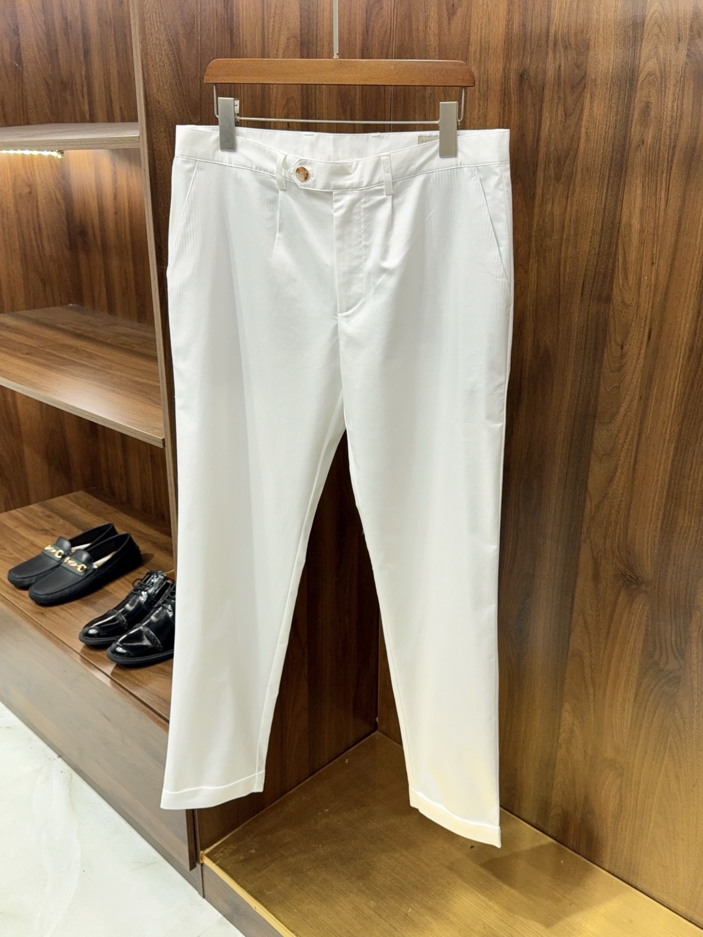 NO:903361,[A must-have artifact for commuting!  BC’s classic, simple and versatile casual trousers made of cotton and lyocell fiber, a must-have for commuting!  BC's classic simple and versatile casual trousers made of cotton lyocell fiber supplied by customers. A man who really understands quality must have a pair of these 'all-purpose trousers' in his wardrobe. The blended fabric of cotton and lyocell fiber supplied by customers is its soul. The upper body has a drapey feel, but it is not soft at all. It has a delicate and smooth touch and a soft light texture. The key is that it is not easy to wrinkle after being worn for a long time, and it will not cause embarrassing marks even if you sit for a long time. It is too friendly to office workers.  The tailoring is a neat, straight and slightly tapered version that is not flattering on your figure. It is perfect for modifying the shape of your legs. Whether your legs are not straight or your thighs are fleshy, they can be easily hidden and create a clean and neat line. The small cuff design on the trouser legs is a low-key detail highlight, which inadvertently enhances the sophistication. It is suitable for matching with leather shoes, loafers or white shoes.  Three colors are available, black is calm, khaki is high-end, and white is refreshing. It can be used from daily commuting, business occasions to weekend leisure. One piece solves your 80-year-old matching worries. Say goodbye to stuffiness and restraint, these trousers that combine texture, comfort and versatility are just what men need in their wardrobe. 42-56 (available next day), men's clothing, chanel, loafers,19860909【通勤必备神器！BC家经典款简约百搭客供面料含棉莱赛尔纤维休闲长裤】通勤必备神器！BC家经典款简约百搭客供面料含棉莱赛尔纤维休闲长裤. 真正懂品质的男士,衣柜里一定有一条这种“不出错的万能神裤”. 客供的棉与莱赛尔纤维混纺面料,是它的灵魂所在.上身自带垂坠感,却完全不软塌,触感细腻顺滑,自带柔光质感,关键是久穿也不易起皱,久坐也不会勒出尴尬痕迹,对上班族太友好. 剪裁是不挑身材的利落直筒微锥版型,修饰腿型一绝,无论是腿不直、大腿有肉,都能轻松藏住,穿出干净利落的线条感.裤脚的小翻边设计,是低调的细节亮点,不经意间提升精致度,搭配皮鞋、乐福鞋或小白鞋都适配. 三色可选,黑色沉稳、卡其色高级、白色清爽,从日常通勤、商务场合到周末休闲都能hold住,一件解决你80的搭配烦恼. 告别闷热和束缚,这条兼顾质感、舒适度与百搭性的神裤,就是男士衣柜里的刚需款.42-56（隔天到货）,男装,chanel,loafers,,Women's clothing