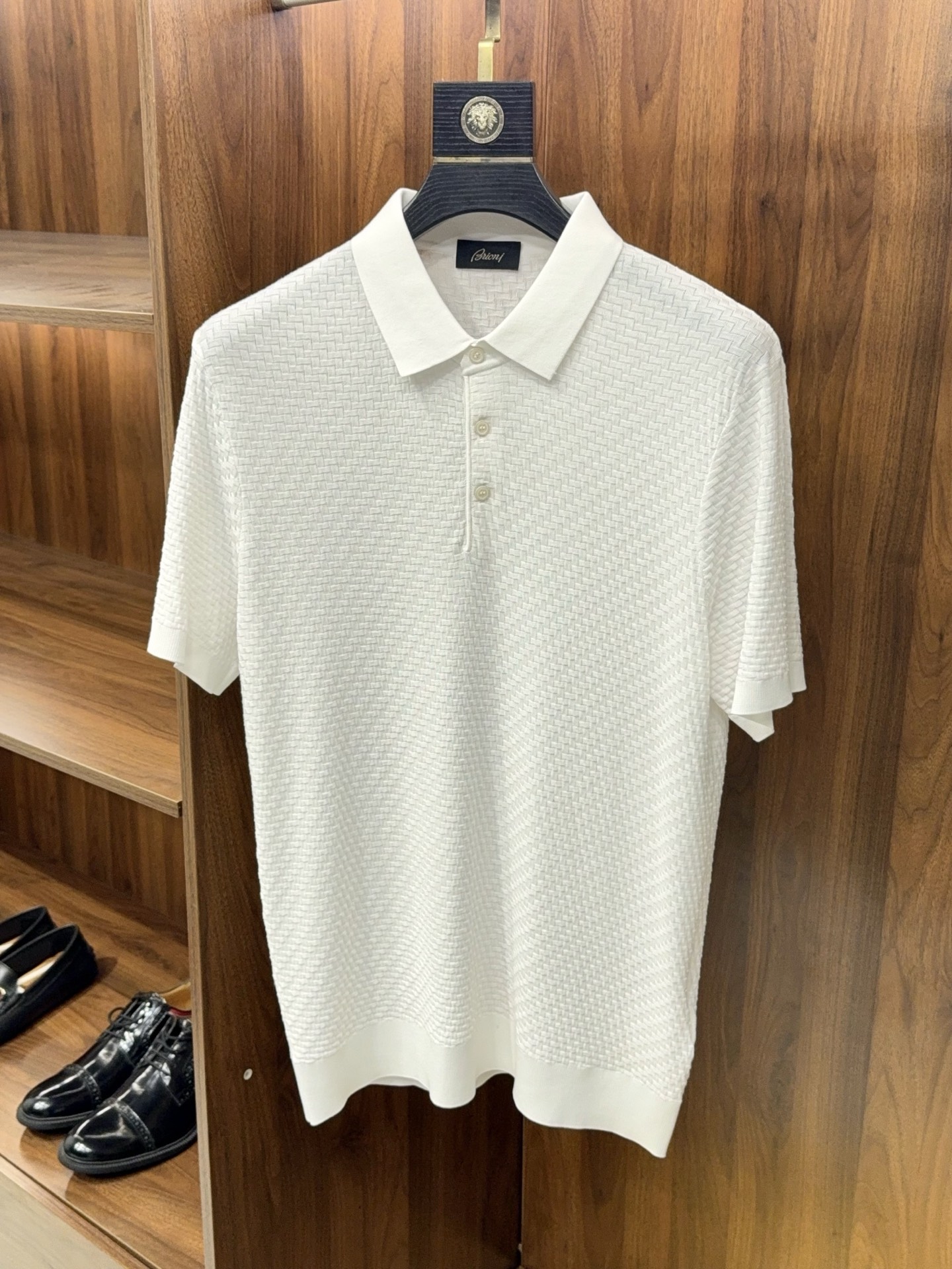 NO:859133,【B family selection!  Unique jacquard knitting weaving technology containing mulberry silk, cotton lyocell fiber, short-sleeved POLO shirt with small lapel design] B's selection of high-definition jacquard knitted POLO shirt. As an iconic classic of the brand, this POLO shirt is an advanced choice for men's wardrobe.  The fabric is made of a blend of mulberry silk, cotton and lyocell fiber. It feels soft and skin-friendly, has a drapey feel and is breathable. It has a cool feeling on the upper body, so it does not feel stuffy and sticky when worn in summer. The unique three-dimensional jacquard weaving process uses imitation rattan texture all over the body, revealing a high-end texture in a low-key manner. It is different from ordinary plain weave POLO, and the details are full of ingenuity.  The classic small lapel with a three-button placket is neat but not rigid, and can be used for business or leisure. The neat tailoring modifies the body shape, and the slightly loose version is not flattering, neither tight nor baggy. The hem and cuffs are ribbed in the same color, which will not be easily deformed after long-term wear. It is available in four colors: black, navy blue, light blue, and off-white, suitable for many scenes. It can be paired with trousers for business occasions, and it can also be paired with casual pants or jeans to create a relaxed daily look.  Whether it is daily commuting, weekend travel or light business occasions, it can be easily held and is a versatile item with both texture and practicality. M-3XL, men's clothing, jeans, T-shirt,19860909【B家甄选！独特提花针织编织工艺含桑蚕丝棉莱赛尔纤维小翻领设计短袖POLO衫】 B家甄选 高定提花针织POLO衫. 作为品牌标志性的经典款,这件POLO衫是男士衣橱的进阶之选. 面料采用桑蚕丝、棉与莱赛尔纤维混纺而成,触感软糯亲肤,兼具垂坠感与透气度,上身自带凉感,夏季穿着无闷热黏腻感.独特的立体提花编织工艺,以仿藤编纹理遍布衣身,低调间透出高级质感,区别于普通平纹POLO,细节处尽显匠心. 经典小翻领搭配三粒扣门襟,利落不呆板,可商务可休闲.利落剪裁修饰身形,微宽松版型不挑身材,不紧绷也不松垮.下摆与袖口采用同色系罗纹收边,久穿不易变形. 有黑、藏蓝、浅蓝、米白四色可选,适配多场景.搭配西裤可应对商务场合,搭配休闲裤或牛仔裤,也能打造轻松的日常造型. 无论是日常通勤、周末出行还是轻商务场合,它都能轻松hold住,是兼具质感与实用性的百搭单品.M-3XL,男装,jeans,T-shirt,,Women's clothing
