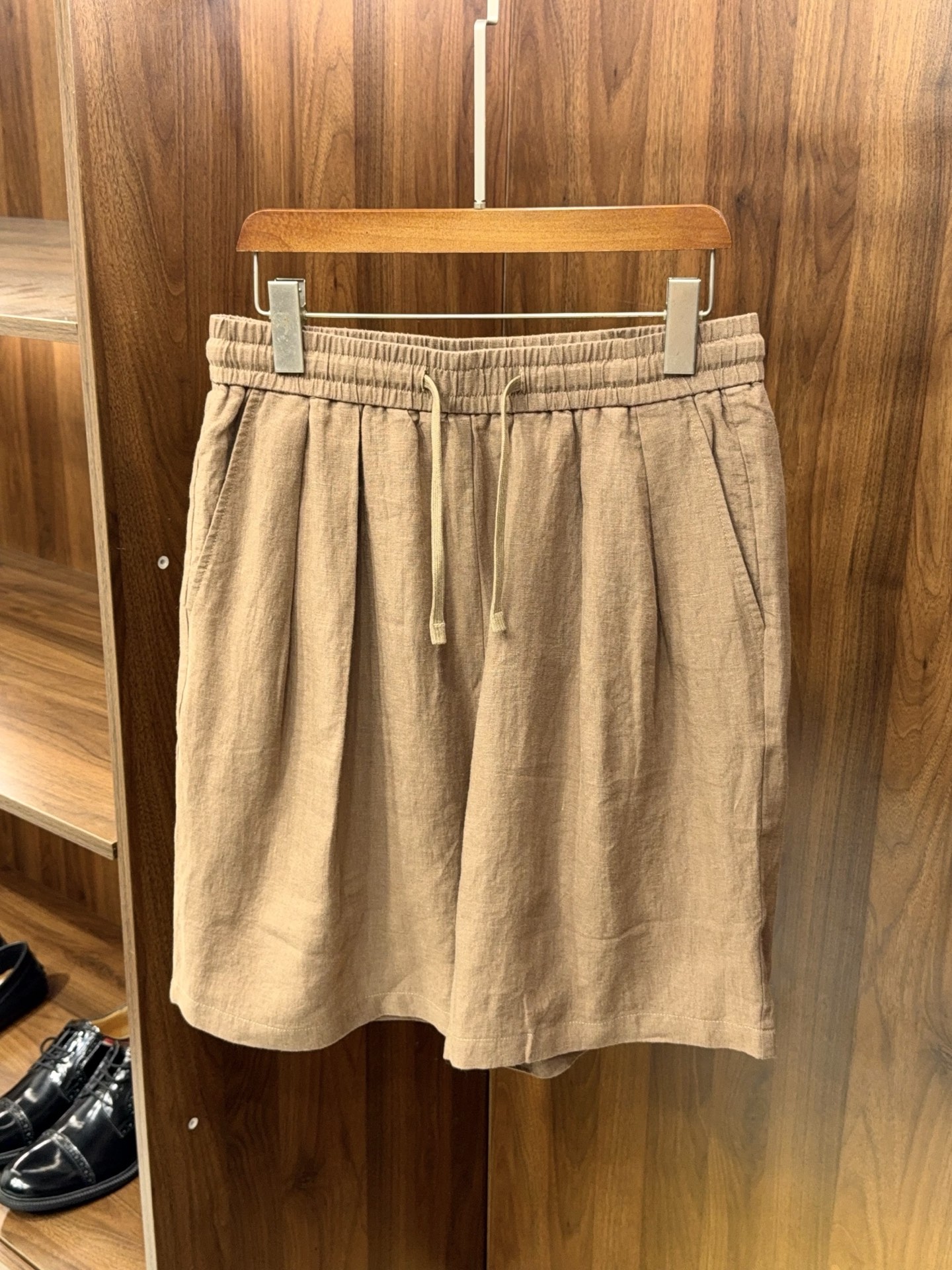 NO:903355,【Washed and soft craftsmanship!  Select high-quality linen, drawstring style, elastic waist design, full of details, breathable mesh lining casual shorts inside] Men's linen casual shorts, breathable summer style. These linen casual shorts, specially designed for urban men, are your must-have summer wear. The fabric is made of high-quality linen, with its own natural texture and breathability, and is paired with washed soft technology. You can feel the delicate skin-friendly touch as soon as you put it on. It becomes softer and smoother, saying goodbye to stuffiness and stickiness.  The waistband adopts an elastic waist and double drawstring design, which makes it easy to put on and take off everyday without any sense of tightening. The double pleat process on the front panel modifies the waist and hip lines, hides the muscles and makes you look slimmer. The straight-leg pants are neat and not draggy, and are friendly to all leg types. The interior is equipped with a breathable mesh lining, which not only avoids the awkward light transmission of linen fabrics, but also accelerates air circulation, keeping you dry even if you sit for a long time.  The side diagonal pockets are neatly routed and full of details and texture. Available in calm black and earthy brown, suitable for T-shirts, shirts and other tops. Whether commuting or traveling on weekends, you can easily wear it with a relaxed and stylish texture. S-2XL arrives next day, men's clothing, shorts, shirts, tees, t-shirts,19860909【水洗柔软工艺！甄选优质亚麻抽绳款松紧腰设计细节感拉满内有透气网纱衬里休闲短裤】男装亚麻休闲短裤,夏日透气款. 这条专为都市男士打造的亚麻休闲短裤,是你夏日穿搭的刚需款.面料甄选优质亚麻,自带天然肌理与透气属性,搭配水洗柔软工艺,刚上身就能感受到细腻亲肤的触感,越穿越软,告别闷热黏腻. 腰头采用松紧腰加抽绳双设计,不挑腰围,日常穿脱便捷,久穿也无勒感.前片双褶工艺修饰腰臀线条,藏肉显瘦,直筒裤型利落不拖沓,对各种腿型都很友好.内里加设透气网纱衬里,既避免亚麻面料透光尴尬,又能加速空气流通,久坐也保持干爽. 侧边斜插口袋走线工整,细节质感拉满.有沉稳黑与大地棕两色可选,适配T恤、衬衫等多种上衣,无论是通勤还是周末出行,都能轻松穿出松弛又有型的质感.S-2XL 隔天到货,男装,shorts,shirts,tees，t-shirt,,Women's clothing