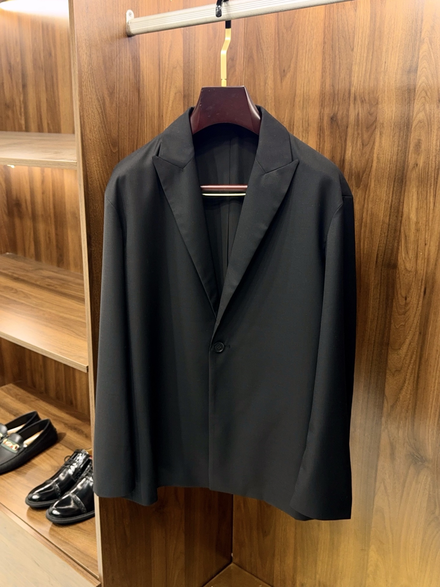 NO:903381,【Full sense of relaxation!  No shoulder pads, no chest lining, casual Italian-style gun lapel, one-button design, including 30 wool fabric suit] Thin section Thin section Men's Italian-style casual wool suit | Loose ceiling Tired of the rigid constraints of formal wear?  This Italian-style casual suit with no shoulder pads and no chest lining perfectly interprets the essence of 'relaxed' dressing. The design adopts a classic gun lapel + single button style, which is neat and unobtrusive, weakening the formal feeling of traditional suits, but retaining the high-end texture. The soft structure tailoring without shoulder pads and chest lining has zero restraint on the upper body, and the shoulder line naturally fits the body shape. It has a lazy and casual Italian accent, bids farewell to stiffness, and is suitable for various body types.  The fabric is made of blended material containing 30% wool, which has both drape and breathability. It feels soft and skin-friendly and can be worn in all seasons. It is not easy to wrinkle and can be easily used for daily commuting, light business or weekend leisure. The pure black color is advanced and versatile. When paired with jeans, it is a casual and stylish man. When paired with trousers, it can switch to light business mode in one second. Unlock N styles in one piece.  Whether it is daily commuting, dating or light business occasions, it allows you to find a balance between comfort and style, and easily wear it with an effortless sense of luxury. M-3XL arrives next day, men's clothing, jeans, business suit,19860909【松弛感拉满！无垫肩无胸衬意式休闲枪驳领一粒扣设计含30羊毛面料西装】薄款 薄款 男士意式休闲羊毛西装｜松弛感天花板 厌倦了刻板的正装束缚？这件无垫肩无胸衬的意式休闲西装,完美诠释“松弛感”穿搭精髓. 设计上采用经典枪驳领+单粒扣版型,利落又不张扬,弱化了传统西装的正式感,却保留了高级质感.无垫肩无胸衬的软结构剪裁,上身零束缚,肩线自然贴合身形,自带慵懒随性的意式腔调,告别僵硬感,适配各种身材. 面料选用含30羊毛的混纺材质,兼具垂坠感与透气性,触感柔软亲肤,四季可穿.不易起皱的特性,日常通勤、轻商务或周末休闲都能轻松驾驭.纯黑配色高级百搭,搭配牛仔裤是随性型男,搭配西裤又能一秒切换轻商务模式,一件解锁N种风格. 无论是日常通勤、约会还是轻商务场合,它都能让你在舒适与格调间找到平衡,轻松穿出毫不费力的高级感.M-3XL 隔天到货,男装,jeans,business suit,,Women's clothing