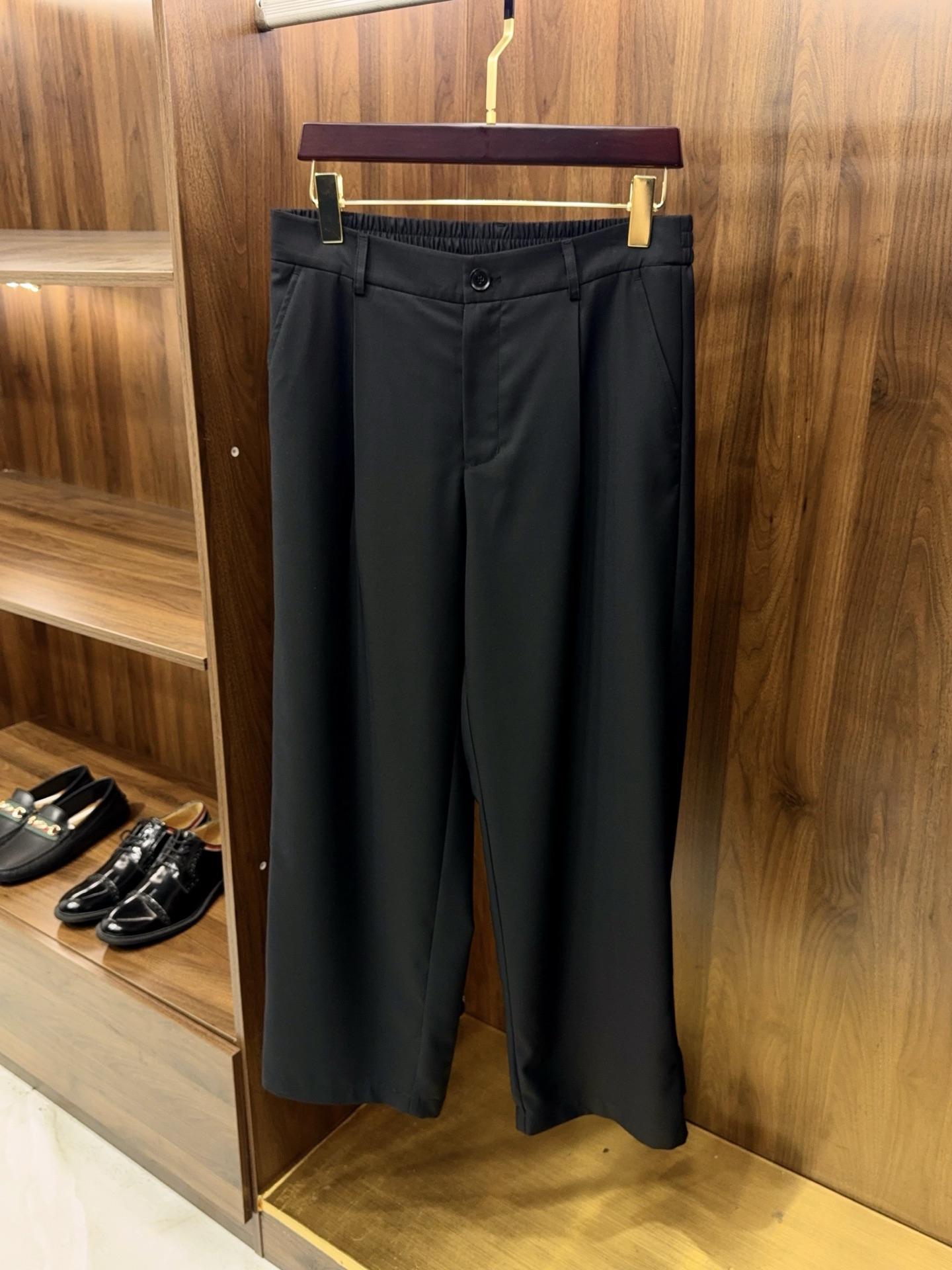 NO:903371,【Full sense of relaxation!  Slightly wide version, elastic waist design, Italian casual trousers with buckle design, full of fashion sense. Contains 30 wool fabric trousers] Men's relaxed style casual trousers | Contains 30 wool, Italian casual trousers. Want to bid farewell to stereotyped commuter pants, but also take into account both texture and comfort?  These casual trousers, which contain 30% wool, directly fill up the looseness. The slightly wide and straight version is the core highlight. It does not cling to the legs and is not tight. It is friendly to all leg types and has a lazy and neat Italian atmosphere. The waistband is fully elasticated, saying goodbye to the restrictive feeling of traditional trousers. It allows you to sit for a long time and move freely. There is no need to adapt to the belt for daily wear.  The button details on the trouser legs are the finishing touch. They are retractable and retractable. They can be worn straight down to create a neat look, or they can be fastened to create a micro-leg shape. They are suitable for leather shoes, loafers and other shoe styles, allowing you to switch styles freely.  The fabric is blended with 30 wool, which has both stiffness and soft texture. It is not easy to wrinkle and has excellent drape. The upper body has a high-grade matte texture and does not look cheap. The black color is classic and versatile, suitable for shirts, sweaters, sweatshirts and other tops. It can be worn in commuting, daily life, and light business scenes. These pants use details to balance leisure and refinement, and are a cost-effective choice to enhance the texture of your outfit. M-3XL  Next day arrival, men's clothing, loafers, hoodie, sweatshirts, shirts,19860909【松弛感拉满！微阔版型松紧腰设计意式休闲裤脚盘扣设计时尚感十足含30羊毛面料西裤】男士松弛感穿搭刚需款｜含30羊毛意式休闲西裤 想告别刻板通勤裤,又要兼顾质感与舒适？这条含30羊毛的休闲西裤,直接把松弛感拉满. 微阔直筒版型是核心亮点,不贴腿不紧绷,对各种腿型都很友好,自带慵懒利落的意式氛围.腰头采用全松紧设计,告别传统西裤的束缚感,久坐不勒、活动自如,日常穿完全不用迁就皮带. 裤脚的盘扣细节是点睛之笔,可收可放,既能直筒垂坠穿出利落感,也能扣上盘扣打造微束脚造型,适配皮鞋、乐福鞋等多种鞋款,风格切换自如. 面料混纺30羊毛,兼具挺括度与柔和质感,不易皱且垂坠感优秀,上身自带高级哑光质感,不显廉价.黑色经典百搭,适配衬衫、针织衫、卫衣等多种上衣,通勤、日常、轻商务场景都能hold住. 这条裤子用细节平衡了休闲与精致,是提升穿搭质感的高性价比选择.M-3XL 隔天到货,男装,loafers,hoodie,sweatshirts,shirts,,Women's clothing