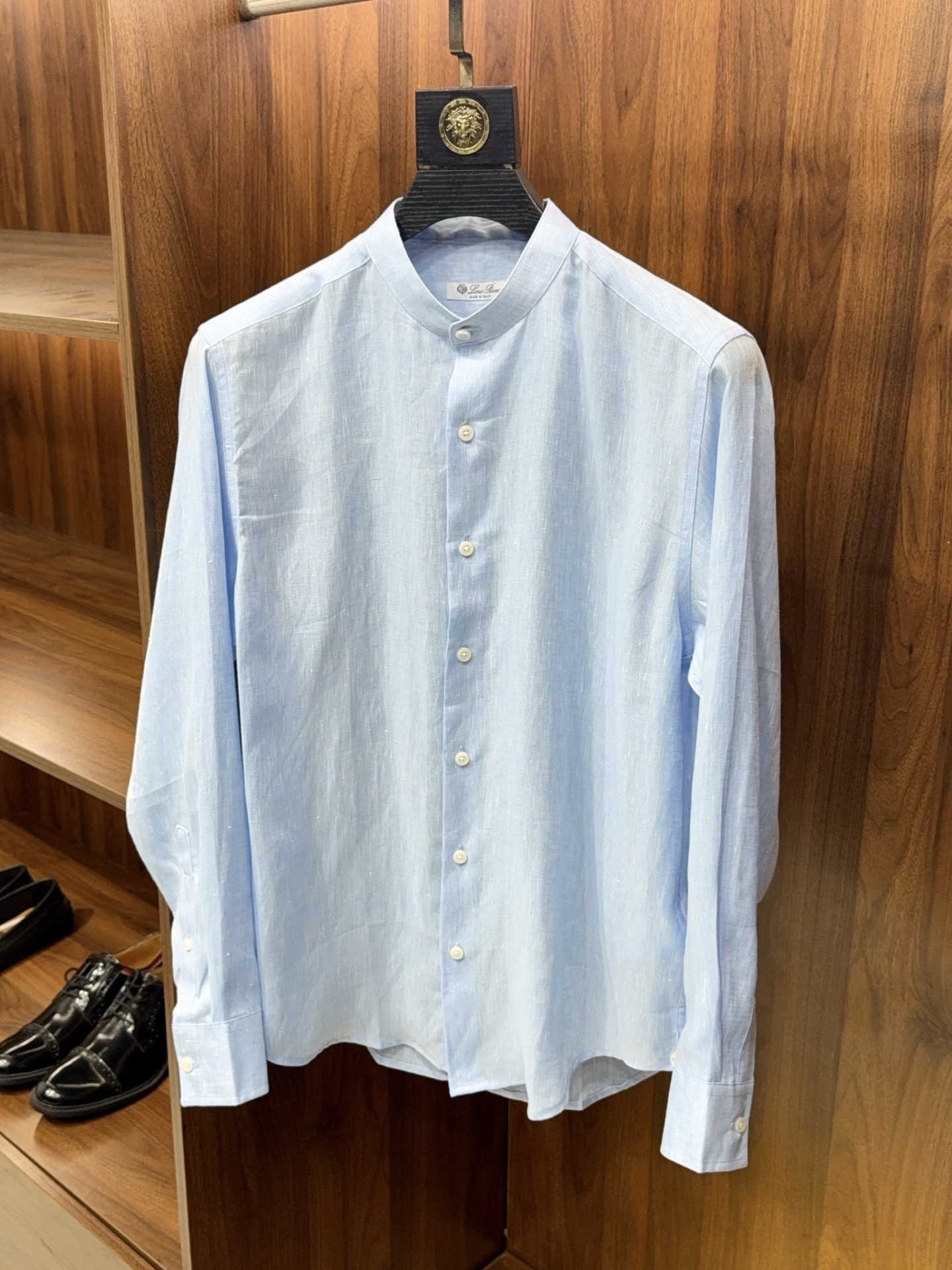 NO:903349,[Smart and neat Henry collar!  Select high-quality linen fiber LP family collection casual long-sleeved shirt】sleek and neat Henry collar!  Linen LP collection casual shirt. Abandoning the constraints of traditional lapels, this LP collection Henley collar shirt reshapes the relaxed style of men's wardrobe with clean lines. It is an essential summer item that combines texture and practicality.  The natural flax fiber is selected and has a breathable texture. The upper body can instantly take away the heat on the body surface, saying goodbye to stuffiness and stickiness. The unique natural wrinkles of linen do not need to be deliberately taken care of, and it has a casual and relaxed sense of luxury, which makes it taste more timeless. The stiff Henry collar design modifies the neck line, making it refreshing and neat for daily wear. It can also weaken the seriousness when paired with a suit jacket, and is suitable for many scenes.  The placket adopts matte buttons of the same color, with low-key and exquisite details; the neat tailoring takes into account comfort and style, is not tight or draggy, and can easily modify the body shape. Available in dark and light colors, navy blue is calm and versatile, and light blue is refreshing and age-reducing. It can be easily controlled whether it is commuting, vacationing or weekend leisure. It is a timeless texture choice for men's wardrobe. M-3XL Arrives next day, men's clothing, loro piana, jackets & coats, shirts, business suit,19860909【干练利落亨利领！甄选优质亚麻纤维LP家典藏款休闲长袖衬衫】干练利落亨利领！亚麻LP典藏款休闲衬衫. 摒弃传统翻领的束缚,这款LP典藏款亨利领衬衫,以利落线条重塑男士衣橱的松弛格调,是兼顾质感与实穿性的夏季刚需单品. 甄选天然亚麻纤维,自带透气肌理,上身瞬间带走体表燥热,告别闷热黏腻；亚麻独有的自然褶皱感,无需刻意打理,自带随性松弛的高级感,越穿越有味道.挺括亨利领设计,修饰颈部线条,日常单穿清爽利落,搭配西装外套也能弱化严肃感,适配多场景穿搭. 门襟采用同色系哑光纽扣,细节低调精致；利落剪裁兼顾舒适与版型,不紧绷不拖沓,轻松修饰身形.深浅两色可选,藏蓝沉稳百搭,浅蓝清爽减龄,无论是通勤、度假还是周末休闲,都能轻松驾驭,是男士衣柜里永不过时的质感之选.M-3XL 隔天到货,男装,loro piana,jackets & coats,shirts,business suit,,Women's clothing