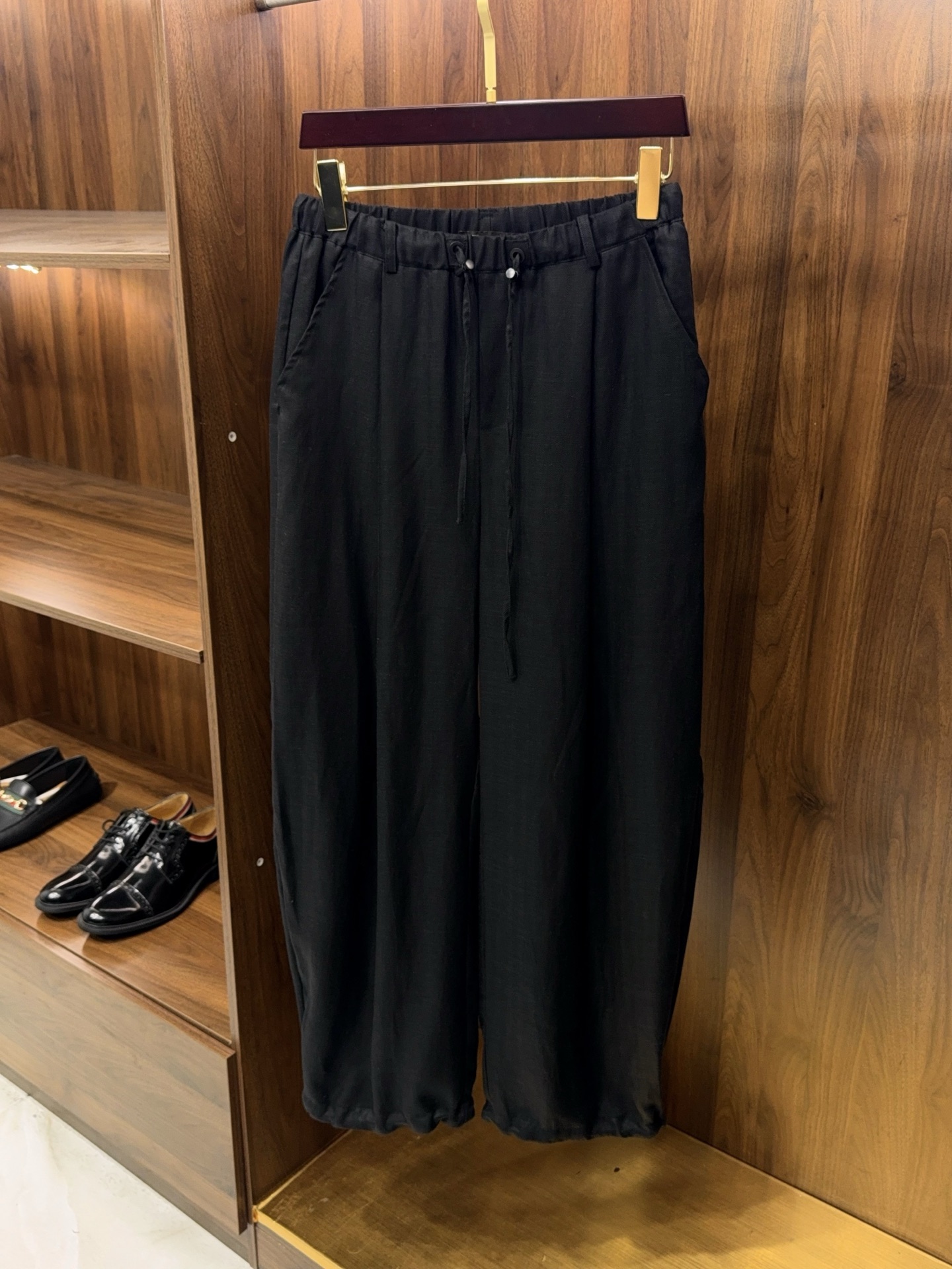 NO:859100,[Trendy wide-leg pants are now available!  Containing 25 linen and 75 lyocell fiber herringbone pattern fabric drawstring elastic waist design wide-leg casual pants] Men's trendy wide-leg pants | 25 linen + 75 lyocell herringbone pattern casual pants  The trendy wide-leg pants are officially shipped, specially designed for men who pursue texture and relaxation. The fabric is blended with 25 linen + 75 lyocell fiber, with a delicate herringbone texture. It combines the breathability and dryness of linen with the smooth drape of lyocell. The upper body is light and not sweaty, and the drape is just right, making it easy to create neat lines.  The waistband is designed with a drawstring elastic waist, which makes it easy to put on and take off without a belt. It also adapts to different waist sizes, taking into account both comfort and practicality. The wide-cut pants are loose and not bulky, and are highly tolerant to various leg shapes. The details of the trouser legs are slightly gathered to avoid a sense of drag. The upper body has a relaxed and casual street style, which can be easily controlled for daily commuting and casual outings.  The pure black classic color is high-end and versatile. Pair it with a T-shirt to create a refreshing youthful look. Pair it with a shirt or sweater to unlock a light and sophisticated atmosphere. It is a universal item with high utilization rate in the wardrobe. The fabric is of high quality and is not easy to wrinkle and deform. It combines comfort and practicality, making it easy to create effortless and stylish outfits. S-2XL arrives next day, men's clothing, shirts, tees, t-shirts,19860909【潮范儿阔腿裤出货了哦！含25亚麻75莱赛尔纤维鱼骨纹面料抽绳松紧腰设计阔版休闲裤】男装潮范儿阔腿裤｜25亚麻+75莱赛尔鱼骨纹休闲裤 潮范儿阔腿裤正式出货,专为追求质感与松弛感的男士打造.面料采用25亚麻+75莱赛尔纤维混纺,自带细腻鱼骨纹肌理,兼顾亚麻的透气干爽与莱赛尔的垂坠柔滑,上身轻盈不闷汗,垂坠感恰到好处,轻松塑造利落线条. 腰头采用抽绳松紧腰设计,无需皮带,穿脱便捷,同时适配不同腰围,兼顾舒适与实用性.阔版裤型宽松不臃肿,对各种腿型包容度高,裤脚微收的细节处理,避免拖沓感,上身自带松弛随性的街头潮范儿,日常通勤、休闲出街都能轻松驾驭. 纯黑经典配色高级百搭,搭配T恤打造清爽少年感,搭配衬衫或针织衫又能解锁轻熟氛围感,是衣柜里利用率超高的万能单品.面料质感上乘,不易起皱变形,兼顾舒适度与实穿性,轻松打造不费力的型男穿搭.S-2XL 隔天到货,男装,shirts,tees，t-shirt,,Women's clothing