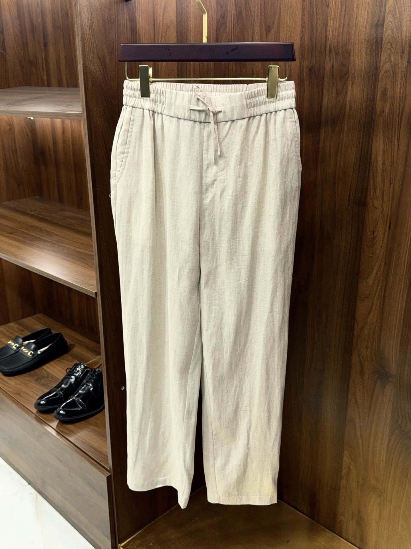 NO:859087,【Jiejia slightly wide version!  Select high-quality casual trousers with drawstring and elastic waist design containing linen lyocell fiber] Jiejia's slightly wide-fit casual trousers are the best choice for summer with both texture and practicality. Select high-quality blended fabrics containing linen and lyocell fiber, which have the natural breathable properties of linen, moisture wicking, keeping the upper body refreshing and not stuffy. At the same time, the lyocell fiber gives the fabric a soft drape, which effectively improves the wrinkle and pricking problems of pure linen, and takes into account the skin-friendly touch and stiffness.  Designed with a drawstring elastic waist, it has no sense of restraint and is suitable for a variety of waist sizes. It is easy to put on and take off, and can be easily controlled for daily commuting and leisure outings. The slightly wide pants shape modifies the leg shape and is highly tolerant to various leg types. The neat tailoring does not appear procrastinating, and the upper body is neat and tall. Available in three colors: navy blue, camel, and off-white, suitable for different matching styles. Navy blue is calm and versatile.  The camel color is retro and high-end, and the off-white color is refreshing and clean. It can be worn alone with T-shirts and shirts, or can be worn with a suit to create a light business look. It can easily adapt to the needs of various scenes. It is a practical and versatile item for men's summer wardrobe. Arrives next day between 30-35, men's clothing, shirts, tees, t-shirt, business  suit,19860909【杰家微阔版型！甄选优质含亚麻莱赛尔纤维抽绳松紧腰设计休闲长裤】杰家微阔版型休闲长裤,是兼顾质感与实穿性的夏季优选.甄选优质含亚麻与莱赛尔纤维混纺面料,自带亚麻天然透气属性,吸湿排汗,上身清爽不闷汗,同时莱赛尔纤维赋予面料柔和垂坠感,有效改善纯麻易皱、扎肤问题,兼顾亲肤触感与挺括度. 采用抽绳松紧腰设计,无束缚感,适配多种腰围,穿脱便捷,日常通勤、休闲出游都能轻松驾驭.微阔裤型修饰腿型,对各种腿型包容度高,利落剪裁不显拖沓,上身利落显高.藏青、驼色、米白三色可选,适配不同搭配风格,藏青沉稳百搭,驼色复古高级,米白清爽干净,可单穿搭配T恤、衬衫,也可外搭西装打造轻商务造型,轻松适配多场景穿搭需求,是男士夏季衣橱的实用百搭单品.30-35隔天到货,男装,shirts,tees，t-shirt,business suit,,Women's clothing