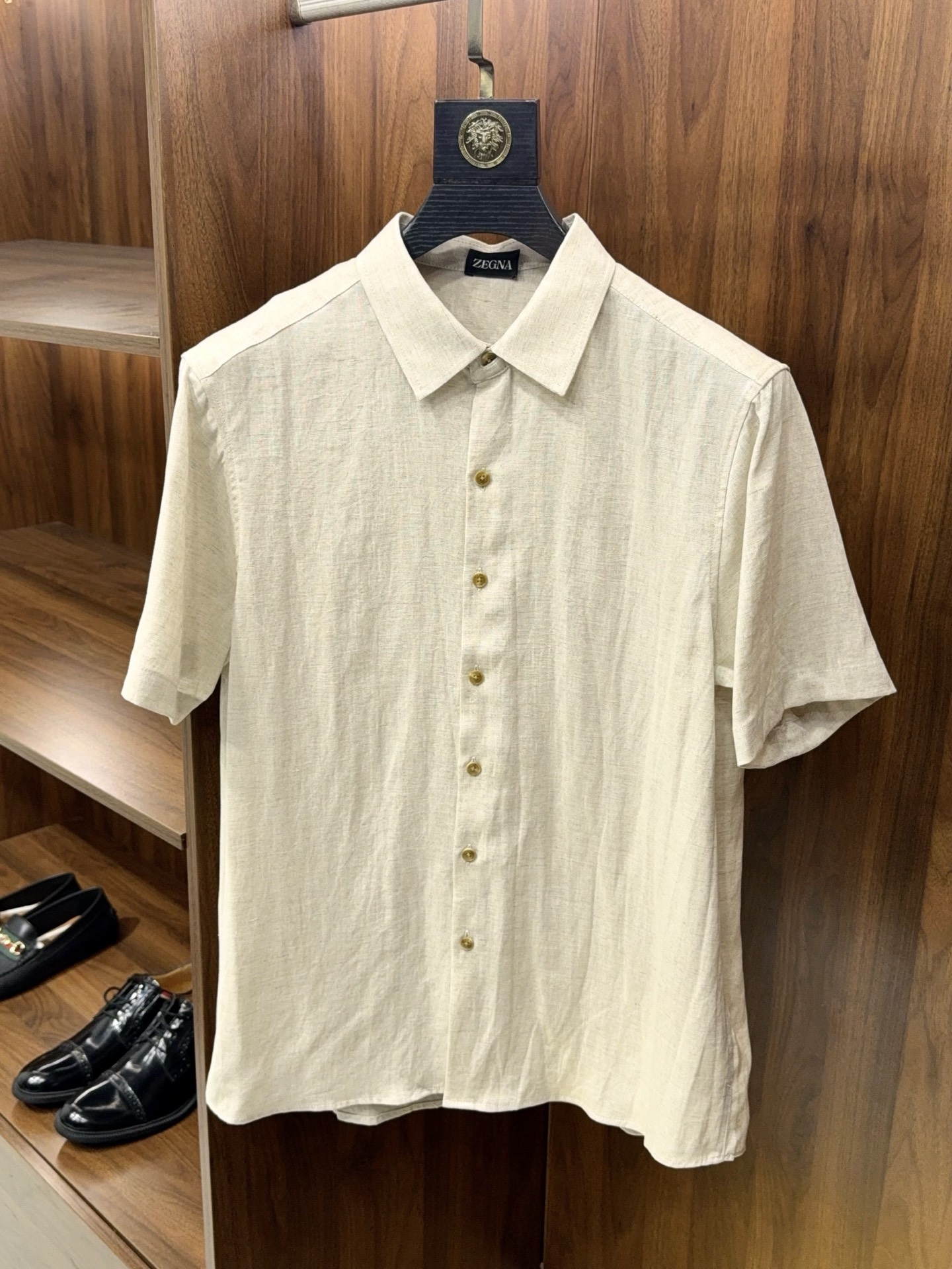 NO:859065,【Jiejia slightly wide version!  Select high-quality linen lyocell fiber-containing small square collar design casual short-sleeved shirt] Jijia micro-wide version short-sleeved shirt, specially designed for urban men's summer commuting and leisure needs. Select high-quality linen and lyocell fiber-containing fabrics, natural linen has its own breathable texture, with lyocell drape smoothly, taking into account moisture wicking and anti-wrinkle properties, bid farewell to hot and sticky, and can keep a refreshing body feeling even after sitting for a long time.  It adopts a neat small square collar design to weaken the rigidity of traditional shirts. The slightly wide cut cleverly modifies the body shape, is not tight or procrastinating, and has good tolerance for different body types. The placket buttons are smooth and delicate, the lines are neatly routed, and the texture is highlighted in the details.  Three colors are available, navy is calm, camel is high-end, and off-white is refreshing. It is suitable for jeans, casual pants or suit shorts. It is casual and relaxed when worn alone, and there is no pressure to wear it when layered. Whether it is daily commuting, weekend outings or light business occasions, it can be easily controlled to create an effortless and refined style. M-3XL. Arrival next day, men's clothing, shorts, jeans, shirts, T-shirt, business suit,19860909【杰家微阔版型！甄选优质含亚麻莱赛尔纤维小方领设计休闲款短袖衬衫】杰家微阔版型短袖衬衫,专为都市男士打造的夏日通勤与休闲刚需款.甄选优质含亚麻与莱赛尔纤维面料,天然亚麻自带透气肌理,搭配莱赛尔的垂坠顺滑,兼顾吸湿排汗与抗皱特性,告别闷热黏腻,久坐也能保持清爽体感. 采用利落小方领设计,弱化传统衬衫的刻板感,微阔版型剪裁巧妙修饰身形,不紧绷不拖沓,对不同身材都有良好包容度.门襟纽扣平整细腻,走线工整,细节处彰显质感. 三色可选,藏蓝沉稳、驼色高级、米白清爽,适配牛仔裤、休闲裤或西装短裤,单穿随性松弛,叠穿外搭也毫无压力.无论是日常通勤、周末出游还是轻商务场合,都能轻松驾驭,打造不费力的精致型格.M-3XL.隔天到货,男装,shorts,jeans,shirts,T-shirt,business suit,,Women's clothing