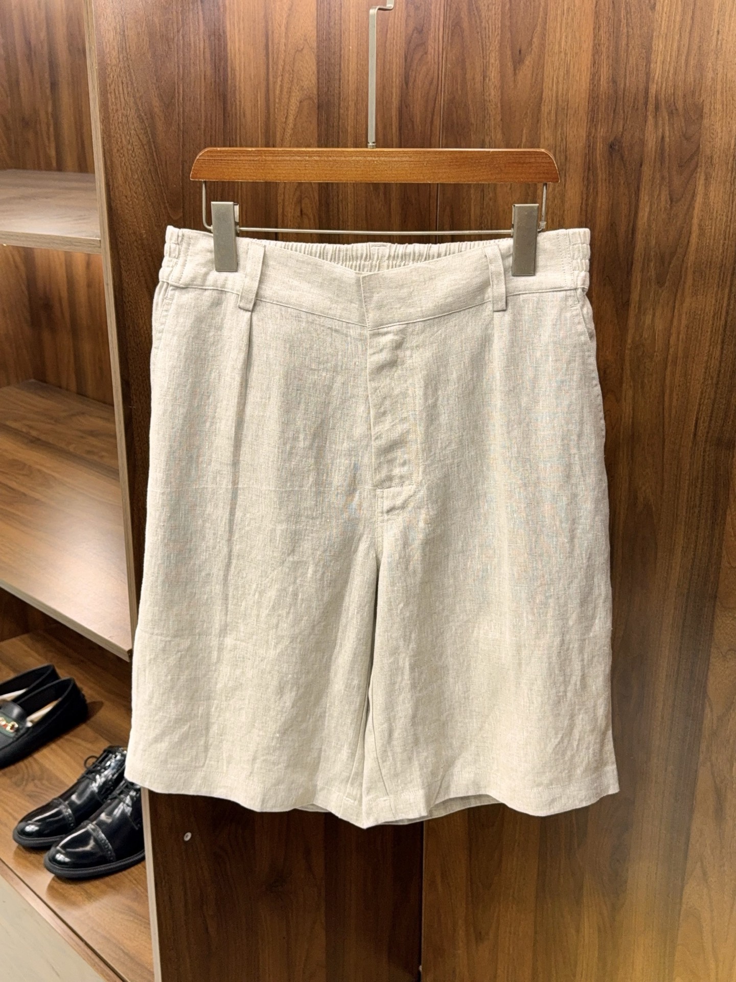 NO:884294,[LP’s shorts have arrived!  Linen fiber simple, fashionable, comfortable and elastic waist design casual shorts] LP's linen casual shorts, new arrival in store. Specially made for summer, using pure linen fabric, naturally breathable and sweat-wicking, saying goodbye to stuffiness and stickyness, with the unique dry texture of linen, the upper body is skin-friendly and does not sweat, and has a texture as you wear it.  The version adopts a simple and neat straight cut, which does not pick up the leg shape and modifies the lines. The elastic waist design is used in the back waist, taking into account both daily leisure and commuting scenes. It is easy to put on and take off, and does not feel restrictive even if you sit for a long time. The pleat design in the front increases the three-dimensional sense of the trousers, avoids collapse, and has a casual and neat feeling.  Four classic colors are available: navy blue, light khaki, natural white, and light gray. They are all low-saturated basic colors and are highly adaptable. Wear alone with a white T-shirt, a shirt, or as a casual transition piece under a suit to easily create a relaxed and advanced summer outfit.  The linen material has a natural texture and a slightly washed feel. As you wear it more often, it will form unique traces of wearing it. The more it fits your body, the more it tastes. Whether it is daily commuting, weekend outings or short trips, it is the best choice for comfort and style. For men who pursue high quality and relaxed feeling, this pair of linen shorts can meet your dressing needs throughout the summer. 48-56, available next day, men's clothing, loro  piana,shorts,shirts,business suit,19860909【LP家短裤到货了哦！亚麻纤维简约时尚舒适松紧腰设计休闲短裤】LP家亚麻休闲短裤,新品到店. 专为夏季打造,采用纯亚麻面料,天然透气排汗,告别闷热黏腻,自带亚麻特有的干爽肌理,上身亲肤不闷汗,越穿越有质感. 版型上采用简约利落的直筒剪裁,不挑腿型,修饰线条.后腰做了松紧腰设计,兼顾日常休闲与通勤场景,穿脱方便,久坐也无束缚感.前中褶裥设计,增加了裤身的立体感,避免软塌,兼具休闲与利落感. 四个经典配色可选藏蓝、浅卡其、本白、浅灰,都是低饱和基础色,适配性极强.单穿搭配白T、衬衫,或作为西装内搭的休闲过渡单品,轻松打造松弛又高级的夏日穿搭. 亚麻材质自带天然肌理与轻微水洗感,随着穿着次数增加,会形成独属于你的穿着痕迹,越穿越贴合身形,越有味道.无论是日常通勤、周末出游还是短途旅行,都是舒适与格调兼具的不二之选. 追求高品质与松弛感的男士,这一条亚麻短裤,能承包你整个夏天的穿搭需求.48-56隔天到货,男装,loro piana,shorts,shirts,business suit,,Women's clothing