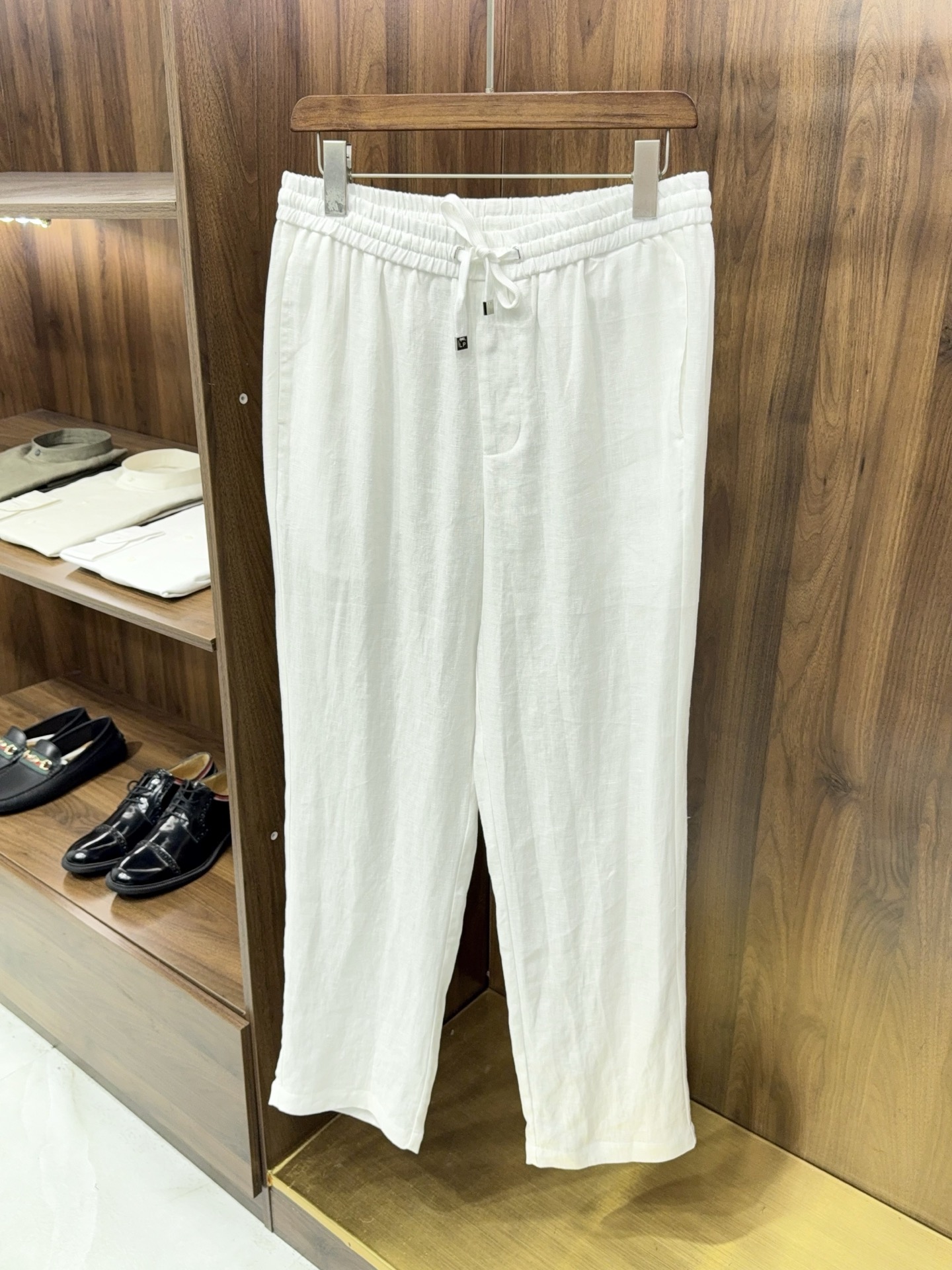 NO:884257,[The five-color linen pants are available in all colors!  LP's linen fabric drawstring design elastic waist casual trousers] LP's five-color linen trousers are an essential item for relaxed summer wear. Natural linen fabric has its own breathable texture, which makes the upper body cool, bid farewell to the hot and sticky weather, and has a natural texture as you wear it. The drawstring elastic waist design does not matter the waistline, is easy to put on and take off, takes into account comfort and tolerance, and is friendly to all body types.  Straight-leg, slightly wide trousers are neat and non-dragging, modifying the shape of the legs, hiding muscles and showing slimming, and are not restricted in daily activities. The design of the side pockets is practical and not obtrusive, without unnecessary decoration, simple but full of high-end sense. Five colors are available, from classic black, natural white, light hemp, to gentle khaki and retro orange, adapting to different styles and scenes, and easily creating a variety of summer looks.  The natural characteristics of the linen material make the pants gradually show a unique aged texture as they are worn, making them more time-worn. They can be paired with shirts, T-shirts, POLO shirts, and are suitable for commuting, traveling, home and other scenes. It is an evergreen model that can be worn in men’s wardrobes for many years, and is also a tool for creating a relaxed male style. 48-56 arrive next day, men’s clothing, loro piana, shirts, tees, t-shirt,19860909【五色亚麻神裤颜色到齐了哦！LP家亚麻面料抽绳设计松紧腰款休闲长裤】 LP家五色亚麻神裤,是夏日松弛感穿搭的刚需单品.天然亚麻面料,自带透气肌理,上身凉感十足,告别闷热黏腻,越穿越有自然质感.抽绳松紧腰设计,不挑腰围,穿脱方便,兼顾舒适与包容度,对各种身材都很友好. 直筒微阔裤型利落不拖沓,修饰腿型,藏肉显瘦,日常活动无束缚.侧边口袋设计实用不突兀,无多余装饰,简约却处处透着高级感.五色可选,从经典黑、本白、浅麻色,到温柔卡其与复古橘色,适配不同风格与场景,轻松打造多种夏日造型. 亚麻材质的天然特性,让裤子随着穿着逐渐呈现出独特的做旧质感,越穿越有味道.可搭配衬衫、T恤、POLO衫,适配通勤、出游、居家等多种场景,是男士衣橱里可穿多年的常青款,也是打造松弛型男风格的利器.48—56隔天到货,男装,loro piana,shirts,tees，t-shirt,,Women's clothing