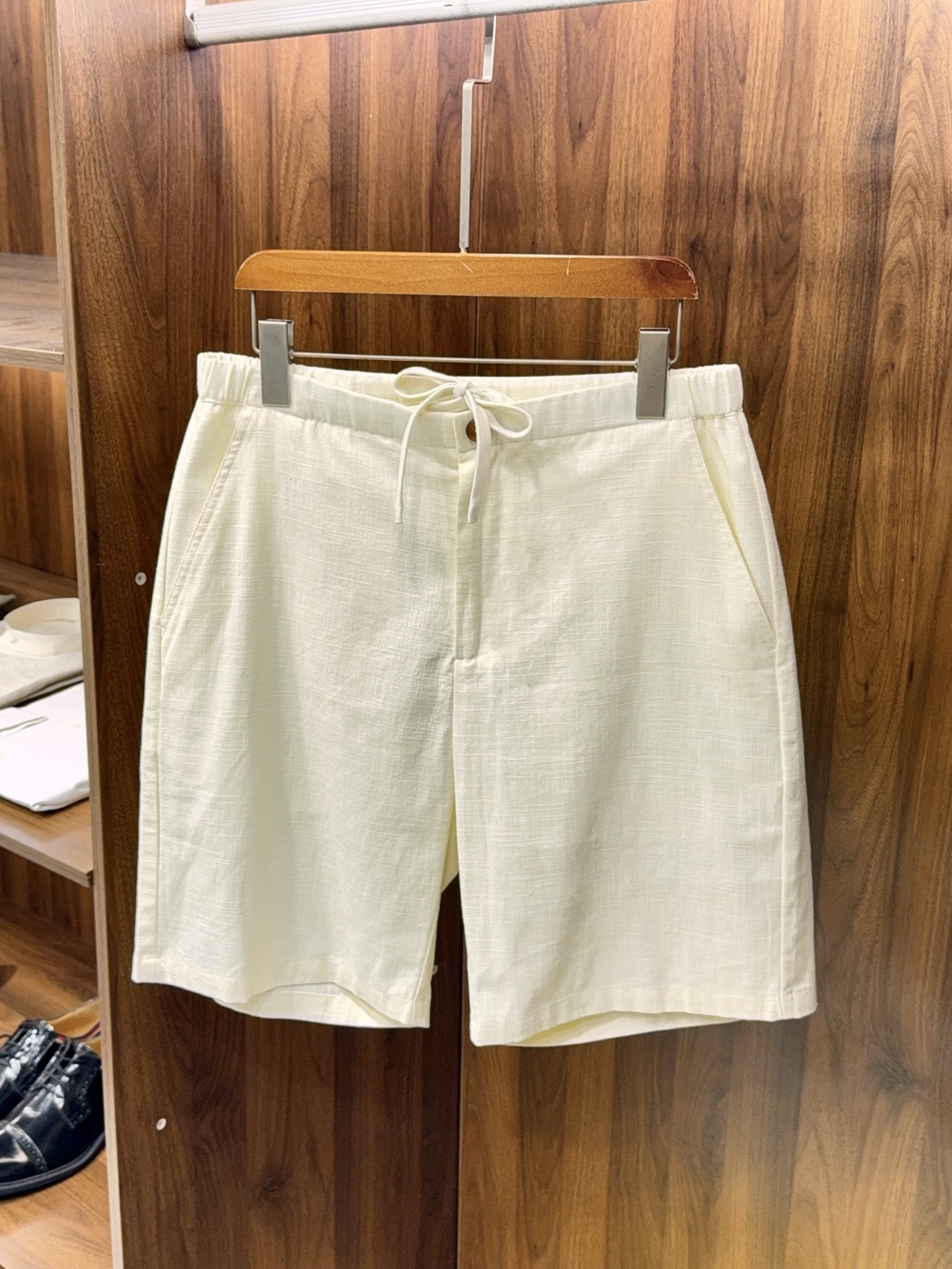 NO:884364,【Collection model reappears!  Selection of high-quality ramie and cotton fabrics, breathable, comfortable and drawstring elastic waist design casual shorts] The collection of casual shorts is back and is a textured choice for men in summer. The selection of high-quality ramie and cotton blended fabrics is both naturally breathable and skin-friendly. The upper body has a cooling feeling, bid farewell to hot and sticky, and has excellent moisture wicking performance, which can keep you dry and comfortable even if you wear it for a long time.  The drawstring elastic waist design is suitable for different waist sizes. It is easy to put on and take off, taking into account both comfort and tolerance. It is friendly to all body types. The neat straight-leg and slightly wide pants shape modifies the leg shape without dragging, easily hides the muscles and makes you slim, and moves without restraint. The side pockets are designed to be practical and not obtrusive, and are embellished with textured buttons, which are simple yet full of advanced details.  The classic black and white colors are available, and the low saturation tones have a wide range of adaptability. It can be matched with T-shirts, shirts, and POLO shirts to easily control various scenes such as daily commuting, weekend outings, light vacations, etc. The natural texture of the fabric will show a unique texture as it is worn, and it will have a taste with time. The simple design without unnecessary decoration, but full of sophistication, is an evergreen model that can be worn in men's wardrobe for many years, and is also a tool for creating a relaxed male style. M-3XL  Arrival next day, men's clothing, shorts, shirts, tees, t-shirts,19860909【典藏款再现！甄选优质苎麻、棉面料透气舒适抽绳松紧腰设计休闲短裤】典藏款休闲短裤重磅回归,是夏日男士穿搭的质感之选.甄选优质苎麻与棉混纺面料,兼顾天然透气与亲肤触感,上身自带凉感,告别闷热黏腻,吸湿排汗性能优异,久穿也能保持干爽舒适. 抽绳松紧腰设计,适配不同腰围,穿脱便捷,兼顾舒适与包容度,对各种身材都很友好.利落直筒微阔裤型,修饰腿型不拖沓,轻松藏肉显瘦,活动无束缚.侧边口袋设计实用不突兀,搭配质感纽扣点缀,简约中透着高级细节. 经典黑白双色可选,低饱和色调适配度拉满,可搭配T恤、衬衫、POLO衫,轻松驾驭日常通勤、周末出游、轻度假等多种场景.面料自带的天然肌理,随着穿着会呈现出独特的质感,越穿越有味道.无多余装饰的简约设计,却处处透着考究,是男士衣橱里可穿多年的常青款,也是打造松弛型男风格的利器.M-3XL 隔天到货,男装,shorts,shirts,tees，t-shirt,,Women's clothing