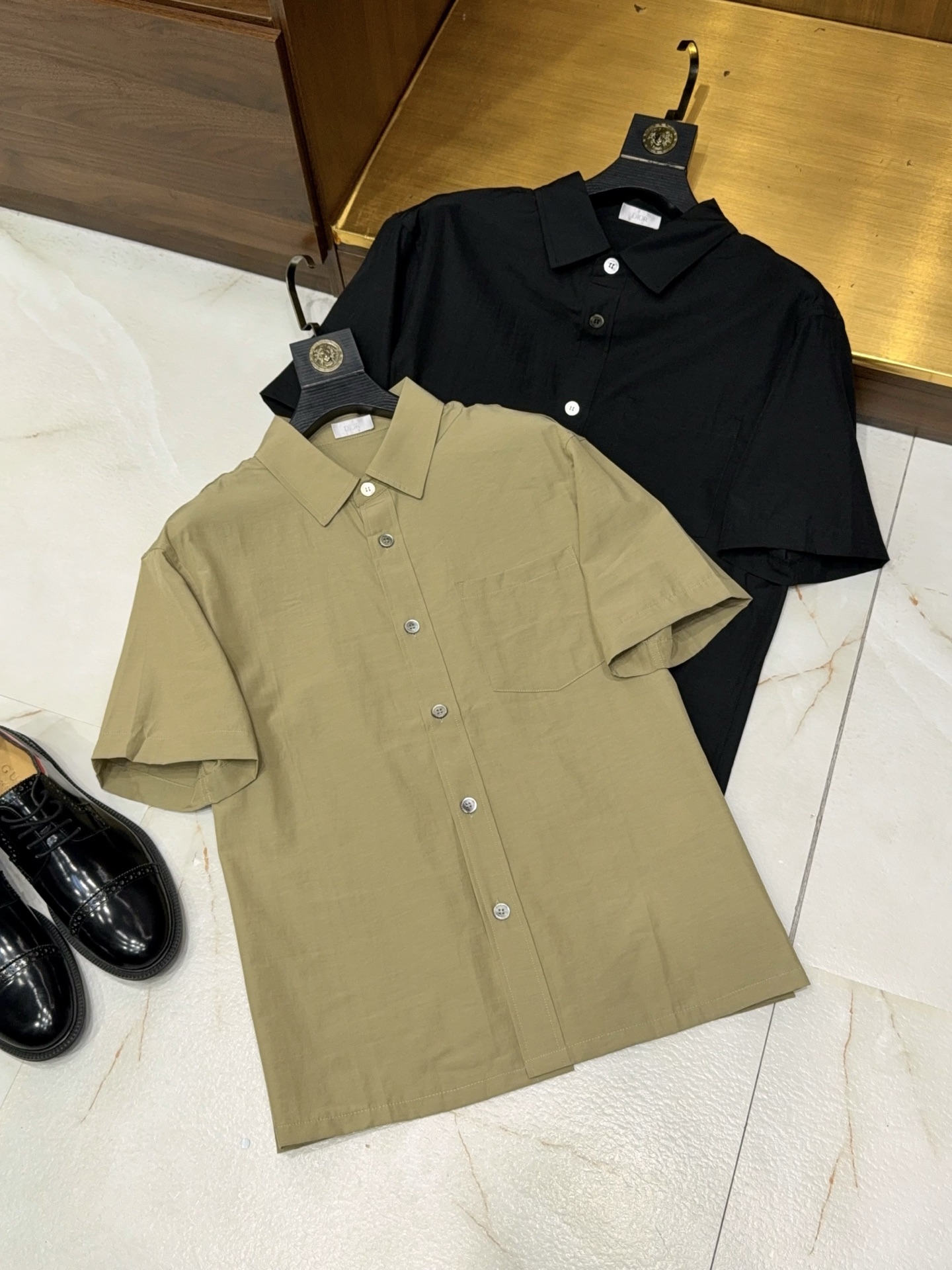 NO:884282,[The whole outfit is very classy!  Summer must-have short-sleeved shirts made of cotton, linen, and lyocell fiber fabrics with a slightly wide version and a small square collar design] Men's summer suits are a must-have suit, and the slightly wide version creates a relaxed and masculine texture. The short-sleeved shirt is made of cotton, linen, and lyocell fiber blended fabrics, which is breathable, sweat-wicking, and drapey. The upper body has a cool feeling, saying goodbye to stuffiness.  Hot and sticky. The small square collar design is neat and refreshing, weakening the formal feeling, modifying the neck line, and can be worn alone or as an inner layer. The left pocket is embellished with details, which is simple and not monotonous. Pair it with casual trousers of the same fabric. The elastic design of the back waist is both comfortable and tolerant. The slightly tapered trousers modify the leg shape, neat and not dragging, and there is no restriction in daily activities.  Khaki and black are available in two colors, with a wide range of low-saturated tones. It can be worn as a set to create a high-end feel of the same color, or it can be split and matched with wardrobe items, suitable for various scenarios such as commuting, traveling, and light business. The slightly wide cut is not flattering on the figure and can easily hide the flesh.  It looks slim, and the natural texture of the fabric makes it more textured as it wears. The whole set is clean and refreshing, practical and high-end. It is a worry-free choice for creating a relaxed male style in summer, and it is also an evergreen model that can be worn in men's wardrobes for many years. M-3XL  Arrival next day, men's clothing, shirts, T-shirt,19860909【整套穿着很有范哦！夏日必备含棉、亚麻、莱赛尔纤维面料微阔版型小方领设计短袖衬衫】夏日男士穿搭刚需套装,微阔版型打造松弛型男质感.短袖衬衫采用棉、亚麻与莱赛尔纤维混纺面料,兼顾透气排汗与垂坠感,上身自带凉感,告别闷热黏腻.小方领设计利落清爽,弱化正式感,修饰颈部线条,单穿内搭皆可,左侧口袋点缀细节,简约不单调.搭配同面料休闲西裤,后腰松紧设计兼顾舒适与包容度,微锥裤型修饰腿型,利落不拖沓,日常活动无束缚. 卡其色与黑色双色可选,低饱和色调适配度拉满,可成套穿着打造同色系高级感,也可拆分搭配衣橱单品,适配通勤、出游、轻商务等多种场景.微阔剪裁不挑身材,轻松藏肉显瘦,面料自带的自然肌理,越穿越有质感.整套搭配干净清爽,兼具实用性与高级感,是夏日打造松弛型男风格的省心之选,也是男士衣橱里可穿多年的常青款.M-3XL 隔天到货,男装,shirts,T-shirt,,Women's clothing