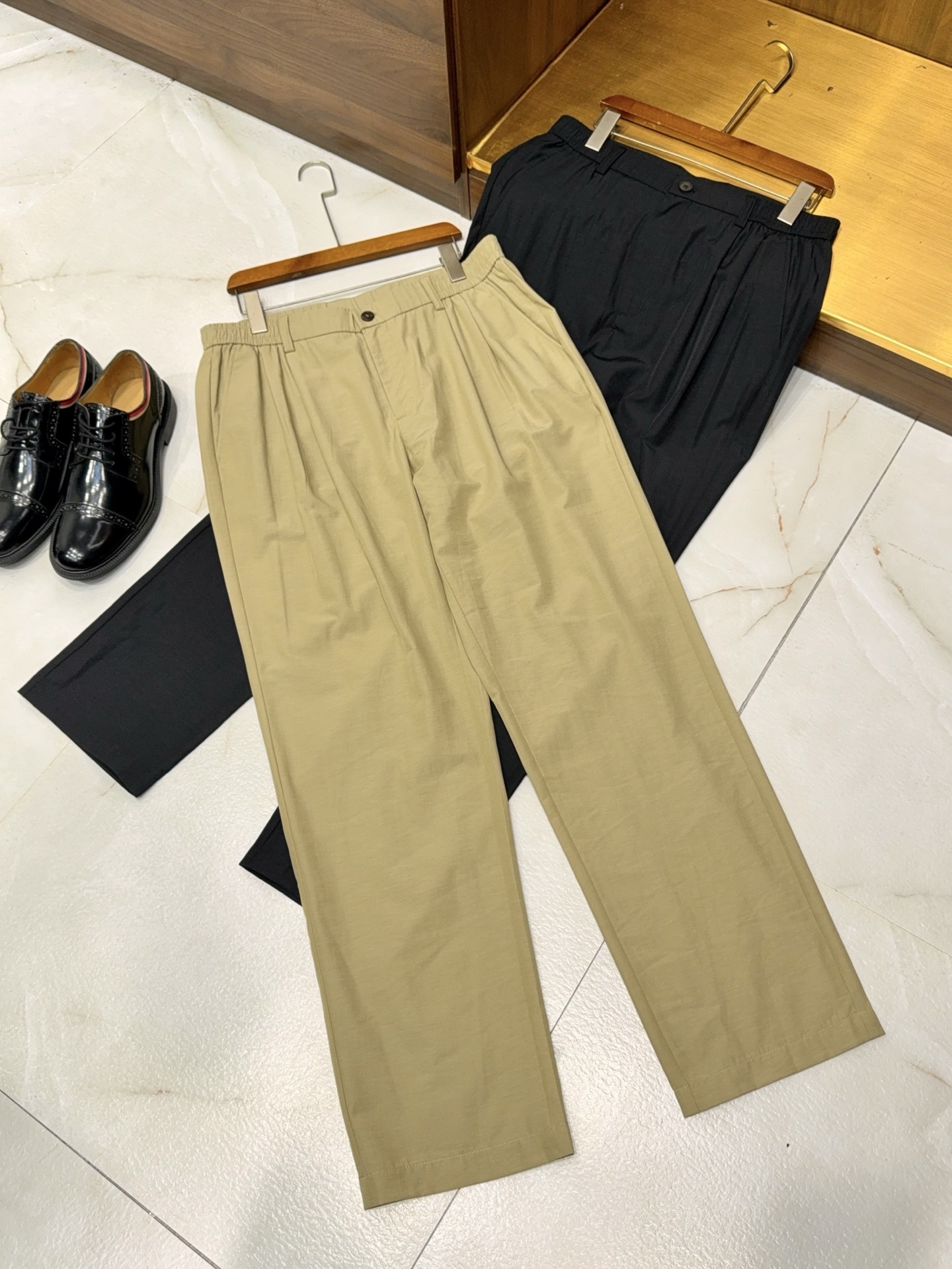NO:884269,[The whole outfit is very classy!  Summer must-have casual trousers with elastic waist design made of cotton, linen, and lyocell fiber fabrics] Summer men's casual suits are a double answer to freshness and texture. The short-sleeved shirt is made of cotton, linen, and lyocell fiber blended fabrics, which is breathable and sweat-wicking and has a drapey feel. The upper body has a cool feeling, saying goodbye to stuffiness and stickyness. The neat small square collar design is refreshing and reduces age, and the left pocket is embellished with details. The slightly wide version is not flattering on the figure, and can be worn alone or underneath, easily creating a relaxed masculine temperament.  Paired with casual trousers from the same series, the elasticated back waist design is both comfortable and tolerant, and is friendly to different waist sizes. The double pleat design modifies the shape of the legs, and the slightly tapered trousers are neat and not draggy, allowing movement without restriction. The fabric is light and wrinkle-resistant, with a natural texture, giving it a texture as you wear it.  Khaki and black are available in two colors, with a wide range of low-saturated tones. They can be worn as a set to create a high-end feel of the same color, or they can be split and matched with wardrobe items, suitable for various scenarios such as commuting, traveling, and light business. The complete set is clean and refreshing, practical and high-end. It is a worry-free choice for creating a relaxed male style in summer, and it is also an evergreen model that can be worn in men's wardrobes for many years. M-3XL is available next day, men's clothing, shirts, T-shirts,19860909【整套穿着很有范哦！夏日必备含棉、亚麻、莱赛尔纤维面料松紧腰设计休闲长裤】夏日男士休闲套装,是清爽与质感的双重答卷.短袖衬衫采用棉、亚麻与莱赛尔纤维混纺面料,透气排汗兼具垂坠感,上身自带凉感,告别闷热黏腻.利落小方领设计清爽减龄,左侧口袋点缀细节,微阔版型不挑身材,单穿内搭皆可,轻松打造松弛型男气质. 搭配同系列休闲长裤,后腰松紧设计兼顾舒适与包容度,对不同腰围都很友好.双褶设计修饰腿型,微锥裤型利落不拖沓,活动无束缚.面料轻薄抗皱,自带自然肌理,越穿越有质感. 卡其色与黑色双色可选,低饱和色调适配度拉满,可成套穿着打造同色系高级感,也可拆分搭配衣橱单品,适配通勤、出游、轻商务等多种场景.整套搭配干净清爽,兼具实用性与高级感,是夏日打造松弛型男风格的省心之选,也是男士衣橱里可穿多年的常青款.M-3XL隔天到货,男装,shirts,T-shirt,,Women's clothing