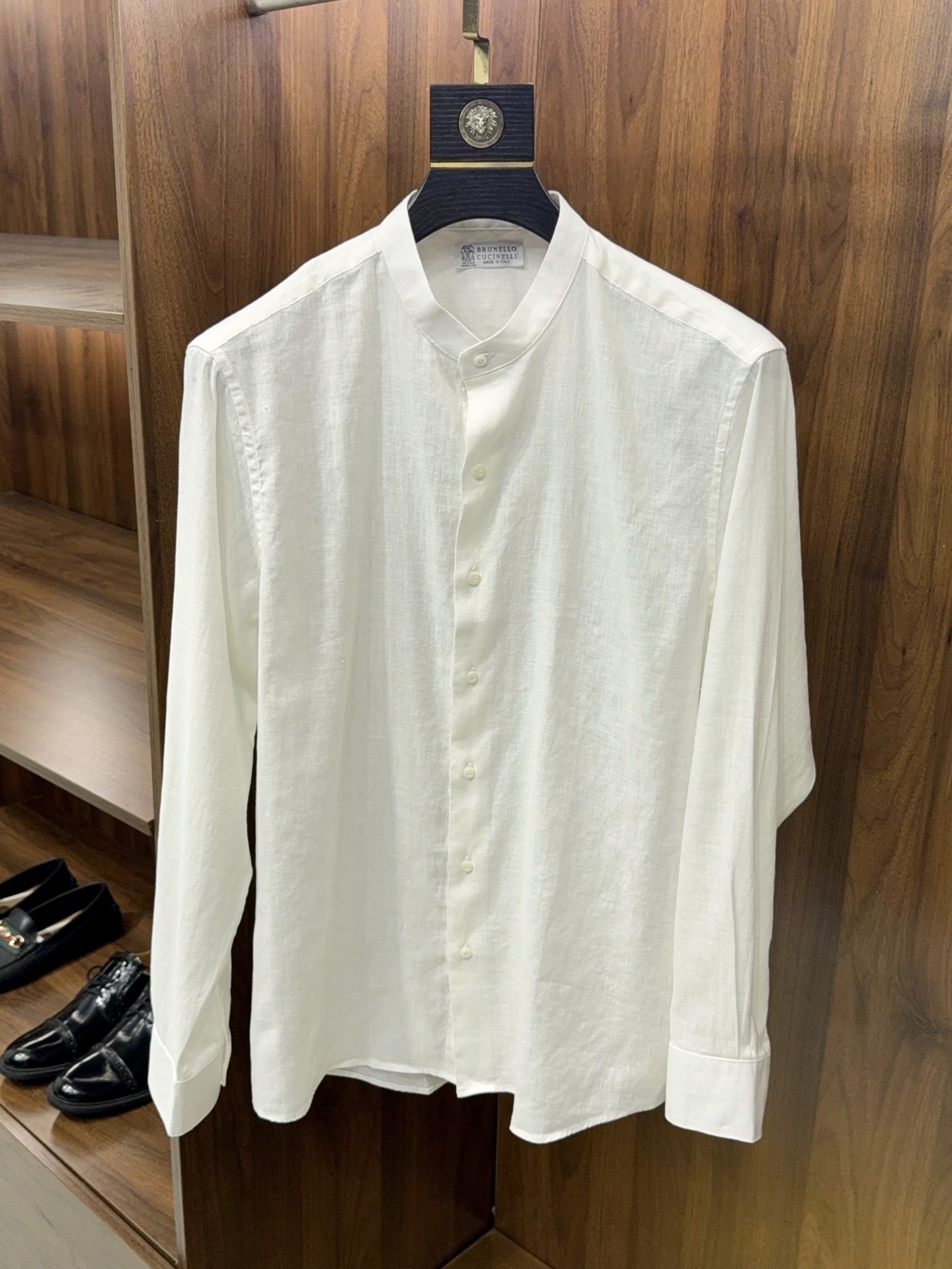 NO:884352,【Retro fashion!  BC's small stand-up collar design linen fiber fabric simple casual long-sleeved long-sleeved shirt] BC's small stand-up collar linen shirt is the perfect fusion of retro and relaxed feeling. Natural linen fiber fabric has its own texture and breathable and sweat-wicking characteristics, making it an essential item in spring and summer. Say goodbye to the hot and sticky feeling, and the upper body has a cool feeling, taking into account comfort and style.  The small stand-up collar design weakens the formality of traditional shirts, combines Chinese elegance and Italian laziness, modifies the neck line, and adapts to various face shapes. The neat placket and slightly wide cut are not flattering to the figure and can easily hide the flesh. It is very high-quality whether worn alone or layered.  There are three low-saturated colors to choose from. The khaki color is retro and calm, the apricot color is gentle and versatile, and the white color is refreshing and clean. It can be matched with casual pants, trousers or jeans, and can be easily used in daily commuting, weekend outings, light business and other scenarios.  The natural texture of the linen material will gradually show a unique texture as you wear it, and it will taste better with time. The simple design without unnecessary decoration, but with a sense of high-end everywhere, is an evergreen model that can be worn in men's wardrobe for many years, and is also a tool for creating a relaxed male style. M-3XL arrives next day, men's clothing, chanel, jeans, shirts,19860909【复古时尚！BC家小立领设计亚麻纤维面料简约休闲长袖衬衫】BC家小立领亚麻衬衫,是复古与松弛感的完美融合.天然亚麻纤维面料,自带肌理质感,透气排汗的特性让它成为春夏刚需单品,告别闷热黏腻,上身自带凉感,兼顾舒适与格调. 小立领设计弱化了传统衬衫的正式感,兼具中式雅致与意式慵懒,修饰颈部线条,适配各种脸型.利落的门襟与微阔剪裁,不挑身材,轻松藏肉,无论是单穿还是内搭都极具质感. 三色可选的低饱和色系,适配度拉满卡其色复古沉稳,米杏色温柔百搭,本白色清爽干净,可适配休闲裤、西裤或牛仔裤,轻松驾驭日常通勤、周末出游、轻商务等多种场景. 亚麻材质的天然肌理会随着穿着逐渐呈现出独特的质感,越穿越有味道.无多余装饰的简约设计,却处处透着高级感,是男士衣橱里可穿多年的常青款,也是打造松弛型男风格的利器.M-3XL 隔天到货,男装,chanel,jeans,shirts,,Women's clothing