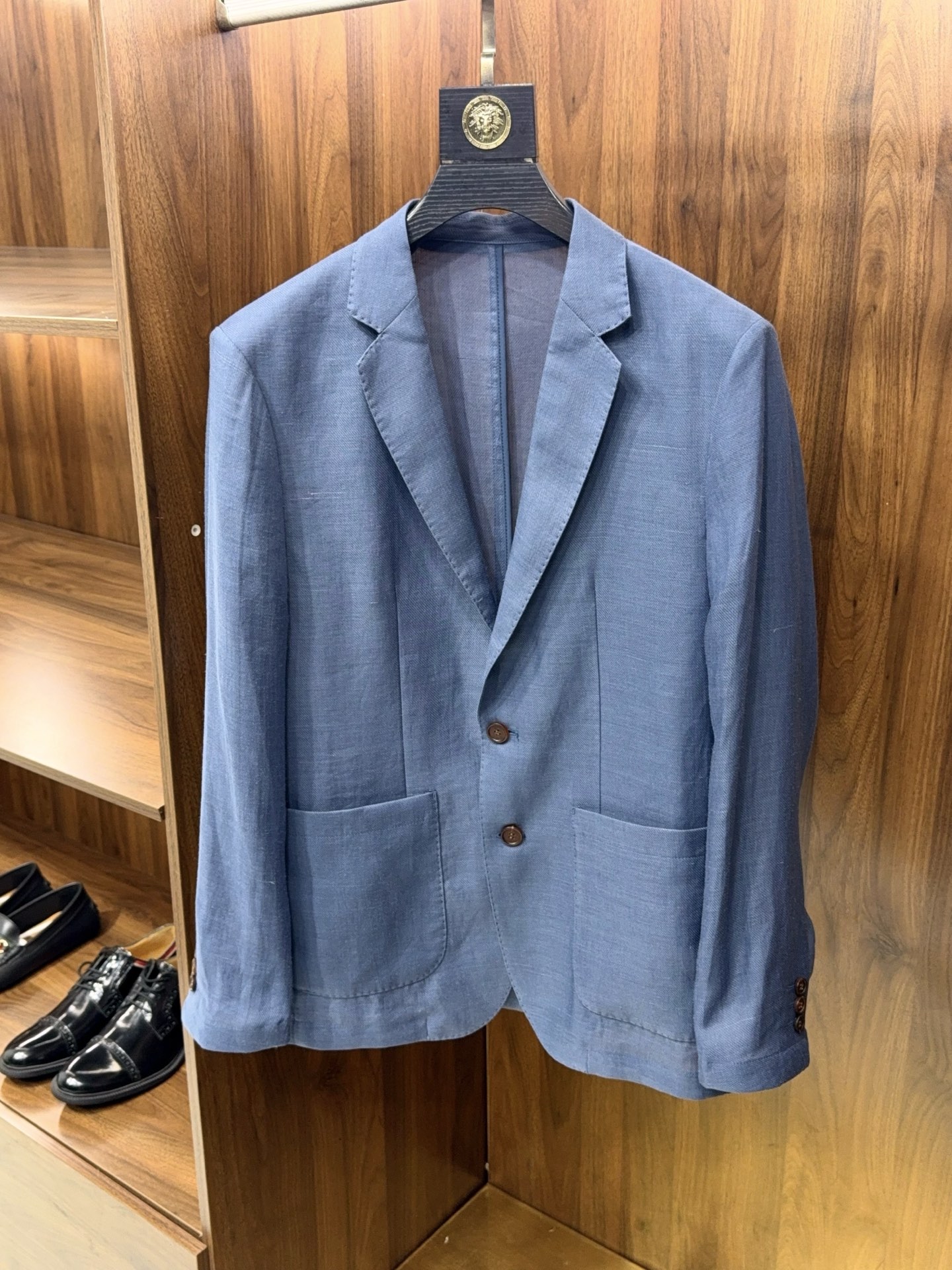 NO:884290,【New colors added!  Bao style continues to be anti-UV light and elegant ramie fabric with notch lapel design casual single suit] The popular ramie casual suit has added new colors, continues the classic version, and upgraded the texture of summer wear. The natural ramie fabric is selected, with its own anti-UV properties, which can effectively block most UVA/UVB rays, adding peace of mind for summer travel. The fabric is light and elegant, has excellent breathability and perspiration, and the upper body has a cooling feeling, bid farewell to the hot and sticky weather, and can stay dry and comfortable even if worn for a long time.  The classic notch lapel design is neat and elegant, weakening the sense of formality, combining business decency and casual relaxation, modifying the neck line, and adapting to various face shapes. The two-button design with patch pockets is simple but not monotonous, with no unnecessary decoration but full of high-end texture. The slightly loose cut does not flatter the figure, easily hides the body and makes you look slimmer, taking into account comfort and neatness, and being agile and non-delayed when walking.  Three colors are available, with a wide range of low-saturated tones, from refreshing sky blue, gentle khaki to retro dirty orange, making it easy to handle various scenes such as commuting, traveling, and light business. It can be paired with shirts, T-shirts, and POLO shirts to create a variety of summer looks. The natural texture of the ramie material will show a unique texture as it is worn, and it has a taste with time. It is an evergreen model that can be worn in men's wardrobes for many years. M-3XL, men's clothing, shirts, tees, t-shirts, business suits,19860909【追加新配色！bao款延续抗紫外线轻盈飘逸苎麻面料平驳领设计休闲单西装】爆款苎麻休闲西装追加新配色,延续经典版型,升级夏日穿搭质感.甄选天然苎麻面料,自带抗紫外线属性,能有效阻隔大部分UVA/UVB射线,为夏日出行添一份安心防护.面料轻盈飘逸,透气排汗性优异,上身自带凉感,告别闷热黏腻,久穿也能保持干爽舒适. 经典平驳领设计利落大方,弱化正式感,兼具商务得体与休闲松弛,修饰颈部线条,适配各种脸型.两粒扣搭配贴袋设计,简约不单调,无多余装饰却处处透着高级质感.微宽松剪裁不挑身材,轻松藏肉显瘦,兼顾舒适与利落,行走间灵动不拖沓. 三色可选,低饱和色调适配度拉满,从清爽天蓝、温柔卡其到复古脏橘,轻松驾驭通勤、出游、轻商务等多种场景.可搭配衬衫、T恤、POLO衫,打造多种夏日造型.苎麻材质的天然肌理,随着穿着会呈现出独特的质感,越穿越有味道,是男士衣橱里可穿多年的常青款.M-3XL,男装,shirts,tees，t-shirt,business suit,,Women's clothing
