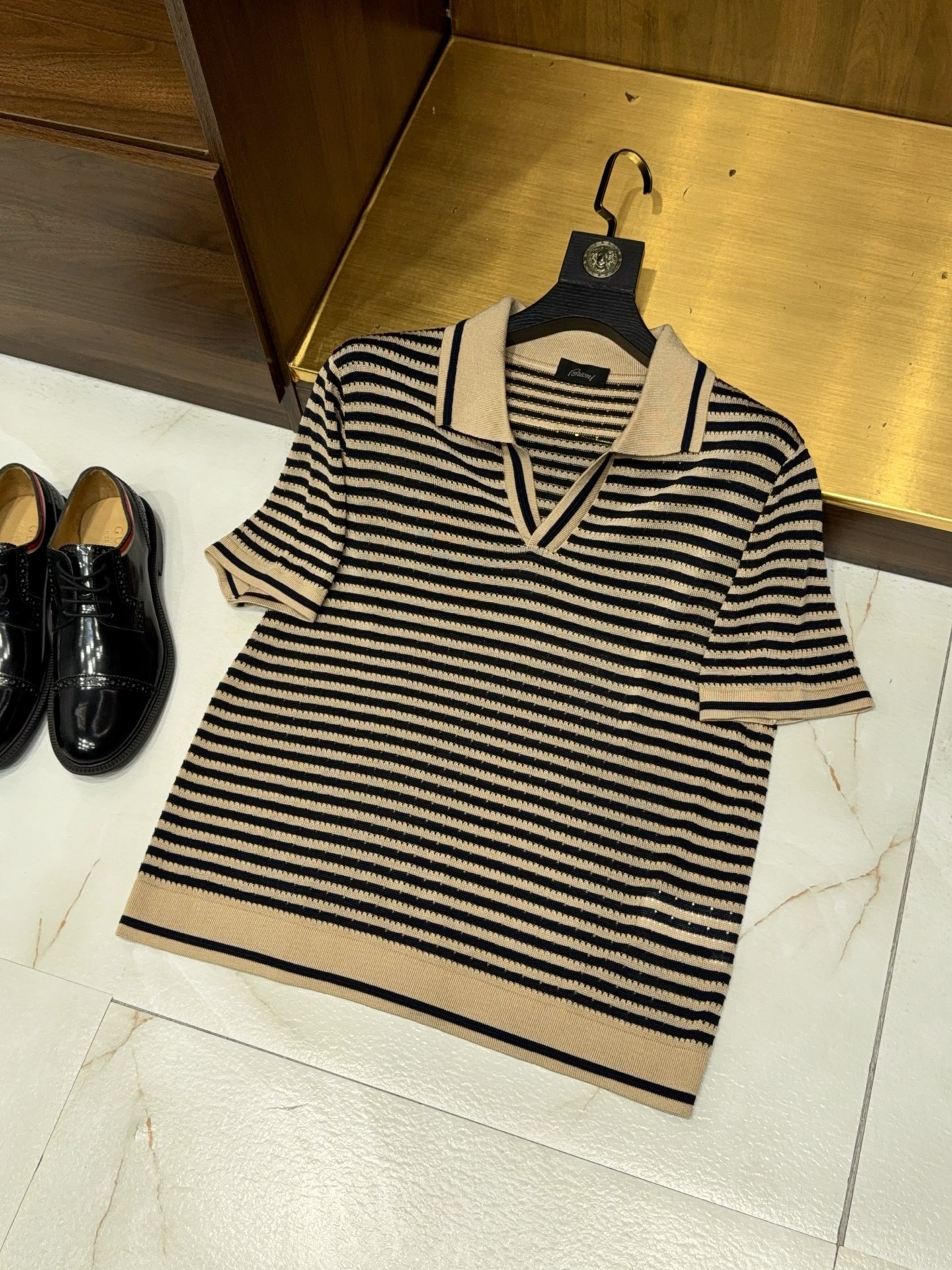 NO:884302,【Cool in summer!  Contains triacetate Lyocell silky and cool imported yarn, hollow jacquard workmanship, seagull collar, striped lapel short sleeves] Just needed for coolness in summer, this striped knitted POLO shirt is the texture of the handsome man's wardrobe. The imported yarn is selected, and the triacetate and Lyocell blended fabric has a silky and cool feeling. The upper body is breathable and sweat-wicking, saying goodbye to the hot and sticky summer. It has a delicate touch and is skin-friendly, so it can stay fresh and comfortable even if worn for a long time.  The classic seagull neck design, the neat V-neck line modifies the neck line, weakens the sense of formality, combines retro elegance and relaxed temperament, and is suitable for various face shapes. The striped texture created by the hollow jacquard process is exquisite and delicate, with a sense of breathing, breaking the dullness of traditional sweaters, and revealing a high-end texture in a low-key manner. The contrasting stripes of off-white and navy blue are retro and durable, and are not picky about skin color, easily creating an Italian light and mature style.  The slightly loose fit is not flattering on your body shape, and it can be worn with casual pants, trousers or jeans, and is suitable for various scenarios such as commuting, traveling, light business, etc. The contrasting hemming details on the hem and cuffs enhance the overall sophistication, without unnecessary decoration but showing thoughtfulness everywhere.  Research. Whether worn alone or as an inner layer, it can easily enhance the look and texture. It is a worry-free choice for creating a relaxed male style in summer. It is also an evergreen model that can be worn in men's wardrobe for many years. M-3XL, men's clothing, jeans, T-shirt,19860909【夏日清凉！含三醋酸纤维莱赛尔丝滑凉爽进口纱线镂空提花工艺海鸥领条纹翻领短袖】夏日清凉刚需款,这款条纹针织POLO衫是型男衣橱的质感担当.甄选进口纱线,采用三醋酸纤维与莱赛尔混纺面料,自带丝滑凉感,上身透气排汗,告别夏日闷热黏腻,触感细腻亲肤,久穿也能保持清爽舒适. 经典海鸥领设计,利落V领线条修饰颈部线条,弱化正式感,兼具复古优雅与松弛气质,适配各种脸型.镂空提花工艺打造的条纹肌理,精致细腻,自带呼吸感,打破传统针织衫的沉闷,低调中透着高级质感.米白与藏青的撞色条纹,复古耐看,不挑肤色,轻松打造意式轻熟风格. 微宽松版型不挑身材,修饰身形不紧绷,可搭配休闲裤、西裤或牛仔裤,适配通勤、出游、轻商务等多种场景.下摆与袖口的撞色包边细节,提升整体精致度,无多余装饰却处处透着考究.无论是单穿还是作为内搭,都能轻松提升造型质感,是夏日打造松弛型男风格的省心之选,也是男士衣橱里可穿多年的常青款.M-3XL,男装,jeans,T-shirt,,Women's clothing