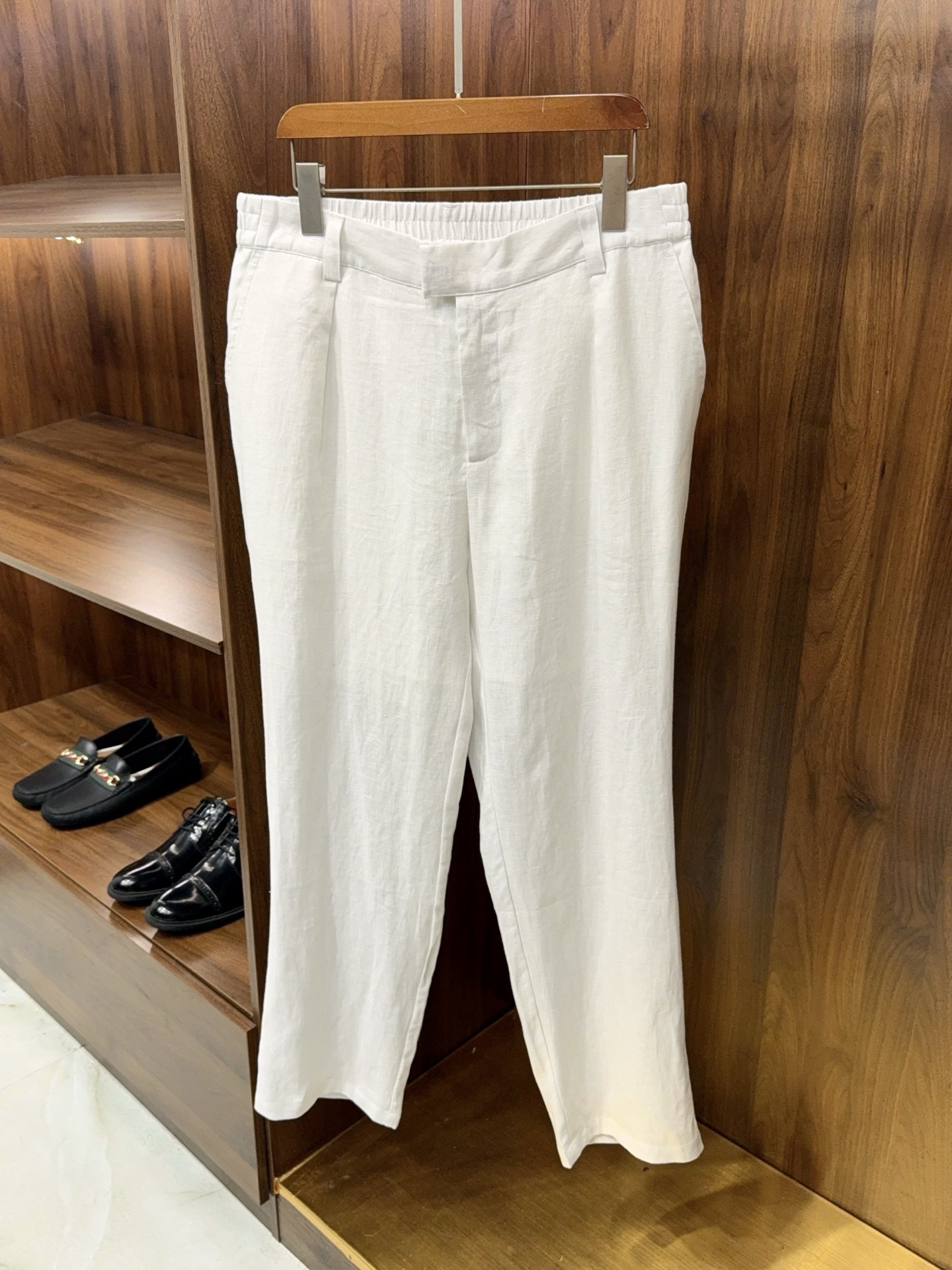 NO:884314,【All colors are available!  LP's six-color linen fabric elastic waist design versatile summer pants and casual trousers]  LP's six-color linen pants are now on the market. They are a must-have and versatile style for men in summer. They are made of natural linen fabrics and have a breathable texture. They are very cool on the upper body. They absorb moisture and sweat away from the hot and sticky skin. They can keep you dry and comfortable even if you wear them for a long time. They have a natural texture as you wear them. The elastic waist design makes it easy to put on and take off without picking the waistline. It is comfortable and tolerant, and is friendly to all body types.  Straight-leg, slightly wide trousers are neat and non-dragging, modifying the leg shape to hide the flesh, making movement without restriction. The double-pleat design adds a three-dimensional effect, and the side seam pockets are practical and unobtrusive. There are no unnecessary decorations. They are simple but have a high-end feel everywhere. Six colors are available, from classic black, navy blue, army green, dark brown, to gentle khaki and pure white, suitable for different styles and scenes, and can easily create a variety of summer looks.  The natural characteristics of the linen material make the pants gradually show a unique aged texture as they are worn, making them more time-worn. They can be paired with shirts, T-shirts, POLO shirts, and are suitable for commuting, traveling, light business and other scenarios. It is an evergreen model that can be worn in men’s wardrobes for many years and is also a tool for creating a relaxed male style. 48-56 will be available next day, men’s clothing, loro piana, shirts, tees, t-shirt,19860909【颜色到齐了哦！LP家六色入亚麻面料松紧腰设计夏日百搭神裤休闲长裤】 LP家六色亚麻神裤重磅登场,是夏日男士穿搭的刚需百搭款.甄选天然亚麻面料,自带透气肌理,上身凉感十足,吸湿排汗告别闷热黏腻,久穿也能保持干爽舒适,越穿越有自然质感.后腰松紧腰设计,不挑腰围,穿脱便捷,兼顾舒适与包容度,对各种身材都很友好. 直筒微阔裤型利落不拖沓,修饰腿型藏肉显瘦,活动无束缚.双褶设计增加立体感,侧缝口袋实用不突兀,无多余装饰,简约却处处透着高级感.六色可选,从经典黑、藏蓝、军绿、深棕,到温柔卡其与纯净本白,适配不同风格与场景,轻松打造多种夏日造型. 亚麻材质的天然特性,让裤子随着穿着逐渐呈现出独特的做旧质感,越穿越有味道.可搭配衬衫、T恤、POLO衫,适配通勤、出游、轻商务等多种场景,是男士衣橱里可穿多年的常青款,也是打造松弛型男风格的利器.48-56隔天到货,男装,loro piana,shirts,tees，t-shirt,,Women's clothing