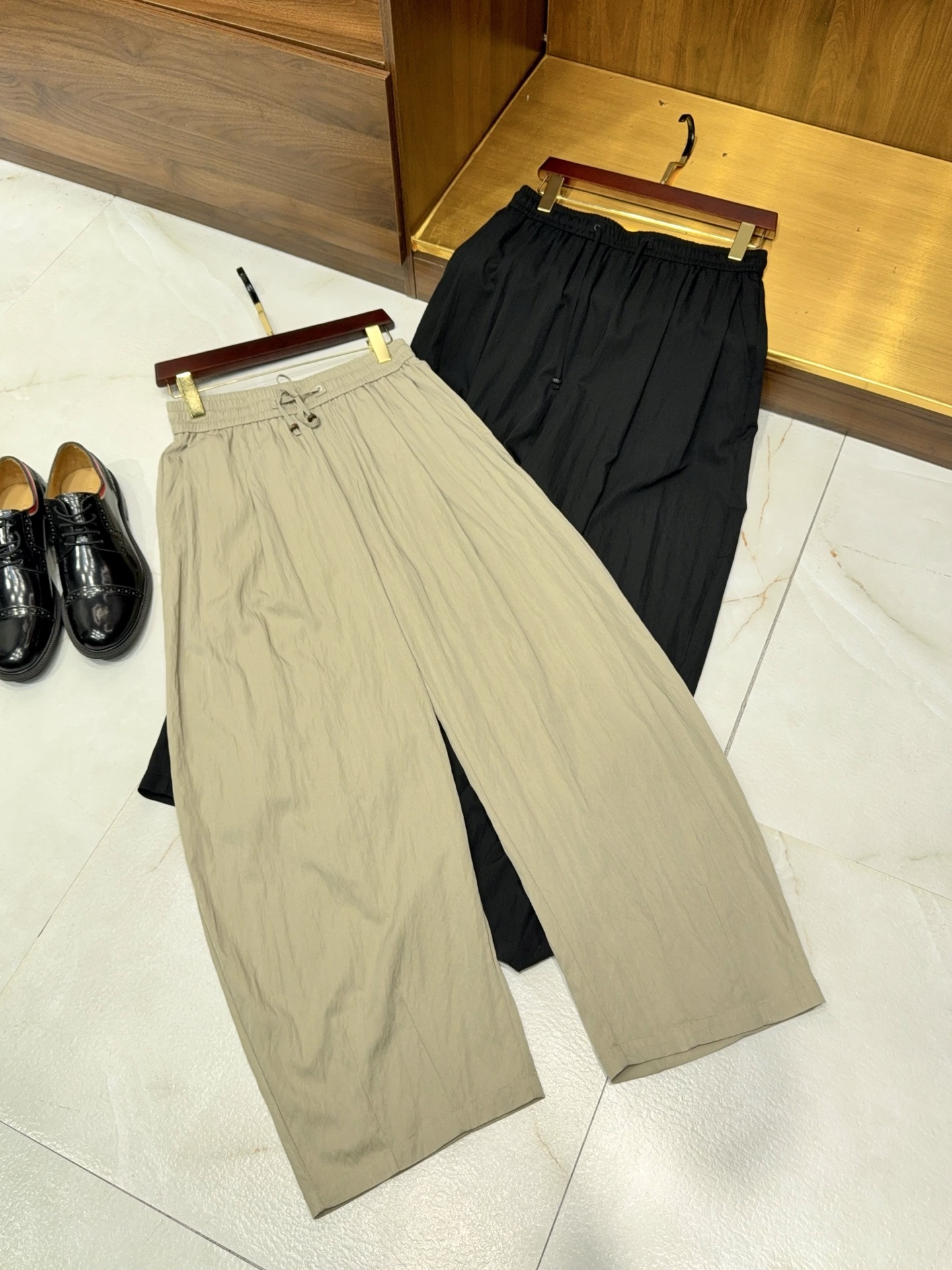 NO:884327,【Fashionable scimitar pants are here!  Custom-supplied summer comfortable cotton + nylon fabrics, a must-have wide-leg casual trousers with drawstrings for handsome men to reshape their legs] The fashionable scimitar pants are here, and they are a must-have pair of trousers for summer sportsmen to reshape their legs. Custom-supplied cotton and nylon blended fabrics are skin-friendly, breathable, drape-resistant and anti-wrinkle, and have a cool texture that bids farewell to the hot and sticky summer weather. They can stay dry and comfortable even if worn for a long time, and can move without restraint.  The elastic waist design with drawstrings on the back adapts to different waist sizes, is easy to put on and take off, and is friendly to all body types. The iconic scimitar cut has a loose crotch to hide the flesh, the knees are slightly closed, and the natural arc is downward and outward, cleverly weakening problems such as leg curvature and fake hip width, visually elongating the leg line, making you look slimmer and taller. The neat wide-legged version is agile and non-delayed when walking, taking into account the sense of relaxation and neatness.  Classic black and light khaki are available in two colors, low saturation tones and a wide range of adaptability. It can be paired with T-shirts, shirts, and POLO shirts to easily control various scenes such as commuting, traveling, and light business. The simple design without unnecessary decoration, but full of sophistication, is an evergreen model that can be worn in men's wardrobes for many years, and is also a tool for creating a relaxed male style. S-2XL Arrives next day, men's clothing, shirts, tees, t-shirts,19860909【流行趋势弯刀裤来了哦！客供夏日舒适棉+锦纶面料型男必备重塑腿型抽绳款阔腿休闲长裤】流行趋势弯刀裤重磅登场,是夏日型男重塑腿型的必备神裤.客供棉与锦纶混纺面料,兼顾亲肤透气与垂坠抗皱特性,自带凉感的肌理触感,告别夏日闷热黏腻,久穿也能保持干爽舒适,活动无束缚. 后腰抽绳松紧腰设计,适配不同腰围,穿脱便捷,对各种身材都很友好.标志性弯刀剪裁,胯部宽松藏肉,膝部微收、向下自然弧形外扩,巧妙弱化腿弯、假胯宽等问题,视觉拉长腿部线条,显瘦显高双在线.利落的阔腿版型行走间灵动不拖沓,兼顾松弛与利落感. 经典黑与浅卡其双色可选,低饱和色调适配度拉满,可搭配T恤、衬衫、POLO衫,轻松驾驭通勤、出游、轻商务等多种场景.无多余装饰的简约设计,却处处透着考究,是男士衣橱里可穿多年的常青款,也是打造松弛型男风格的利器.S-2XL 隔天到货,男装,shirts,tees，t-shirt,,Women's clothing