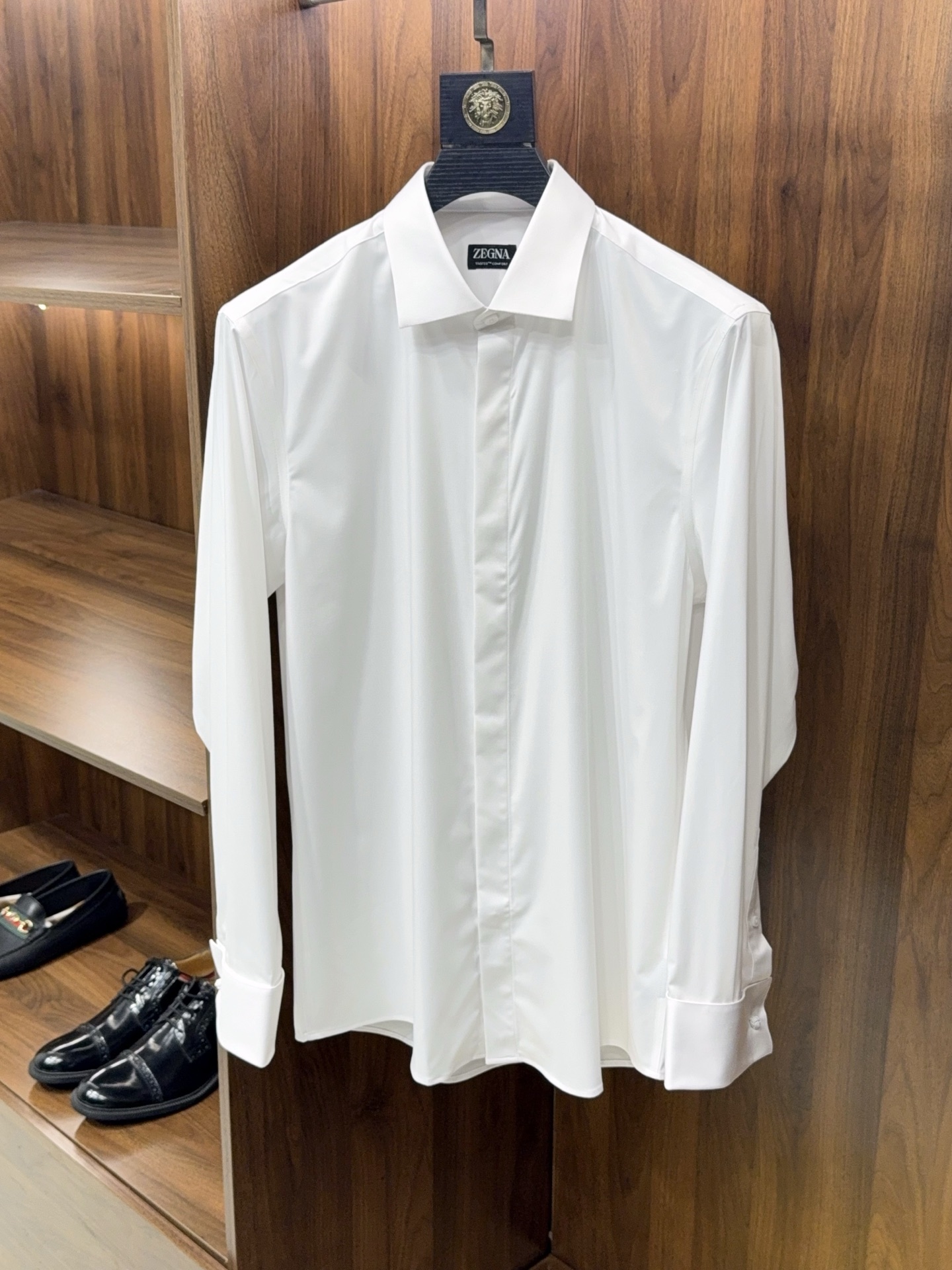 NO:903319,【Business commuter model!  Men's cufflink shirt, French double-fold sleeve style, imported customer-supplied fabric containing 80% cotton and 20% mulberry silk, Windsor collar long-sleeved shirt] Business commuter French cufflink shirt.  High-end business commuting essential French cufflink shirt, selected from imported blended fabrics, 80% long-staple cotton and 20% mulberry silk, taking into account the stiffness and durability of cotton and the smooth and silky texture of mulberry silk. The upper body has a delicate matte high-grade luster, and feels soft and waxy without being stuffy. The fabric has excellent drape and anti-wrinkle properties, is not prone to wrinkles after sitting for a long time, is moisture-absorbent and breathable, and is comfortable for commuting in all seasons.  Classic Windsor collar cut, the collar shape is stretched and generous, suitable for ties and bow ties, modifying the neck line, not picking up the face shape, taking into account the formal feeling and soft temperament. The iconic French double-fold sleeve design, without conventional cuff buttons, can be worn with cufflinks after folding, which is a delicate detail that distinguishes ordinary shirts. When paired with a suit, 1cm cuffs are exposed, showing a sophisticated taste. The placket adopts invisible overlocking technology, the wiring is neat and delicate, the single pocket is simple and low-key, and there is no unnecessary redundant decoration.  The basic color system of black and white is suitable for all kinds of suits and casual suits. For formal occasions, it can be paired with a tie and metal cufflinks to attend meetings, dinners, and weddings. For daily commuting, unbutton the two buttons on the collar and pair it with matte simple cufflinks to weaken the sense of seriousness and create a casual and relaxed business style.  Fitted with a slight cut, it neatly modifies the body shape without being tight. It is suitable for both inner and outer wear, and goes well with trousers and nine-point casual pants. The fabric is not prone to yellowing and deformation after being washed for a long time, and is easy to care for. It is a high-end business shirt that is a must-have in the wardrobe of mature men, taking into account both decent texture and practical wearability. M-3XL  Arrival next day, men's clothing, shirts, business suits, ties,19860909【商务通勤款！男士袖扣衬衫法式双折袖款式进口客供面料含80棉20桑蚕丝温莎领长袖衬衫】商务通勤法式袖扣衬衫. 高阶商务通勤刚需款法式袖扣衬衫,甄选进口客供混纺面料,80长绒棉搭配20桑蚕丝配比,兼顾棉的挺括耐穿与桑蚕丝顺滑柔光质感,上身自带细腻哑光高级光泽,触感软糯不闷肤.面料具备出色垂坠抗皱性能,久坐不易起褶皱,吸湿透气,四季通勤穿着都舒适. 经典温莎领剪裁,领型舒展大气,适配领带、领结,修饰脖颈线条,不挑脸型,兼顾正式感与柔和气质.标志性法式双折袖设计,无常规袖口纽扣,折叠后搭配袖扣穿戴,是区别普通衬衫的精致细节,搭配西装时外露1cm袖口,尽显考究品味.门襟采用隐形包缝工艺,走线工整细腻,单口袋简约低调,无多余冗余装饰. 黑白双色基础色系,适配各类成套西装、休闲便西.正式场合可搭配领带、金属袖扣,出席会议、晚宴、婚礼；日常通勤解开领口两颗纽扣,搭配哑光简约袖扣,弱化严肃感,打造轻熟松弛商务风.合身微收剪裁,利落修饰身形不紧绷,内搭外穿皆适配,搭配西裤、九分休闲裤都和谐.面料久洗不易发黄变形,打理简单,是成熟男士衣柜常备的高端商务衬衫,兼顾体面质感与实穿性.M-3XL 隔天到货,男装,shirts,business suit,ties,,Women's clothing