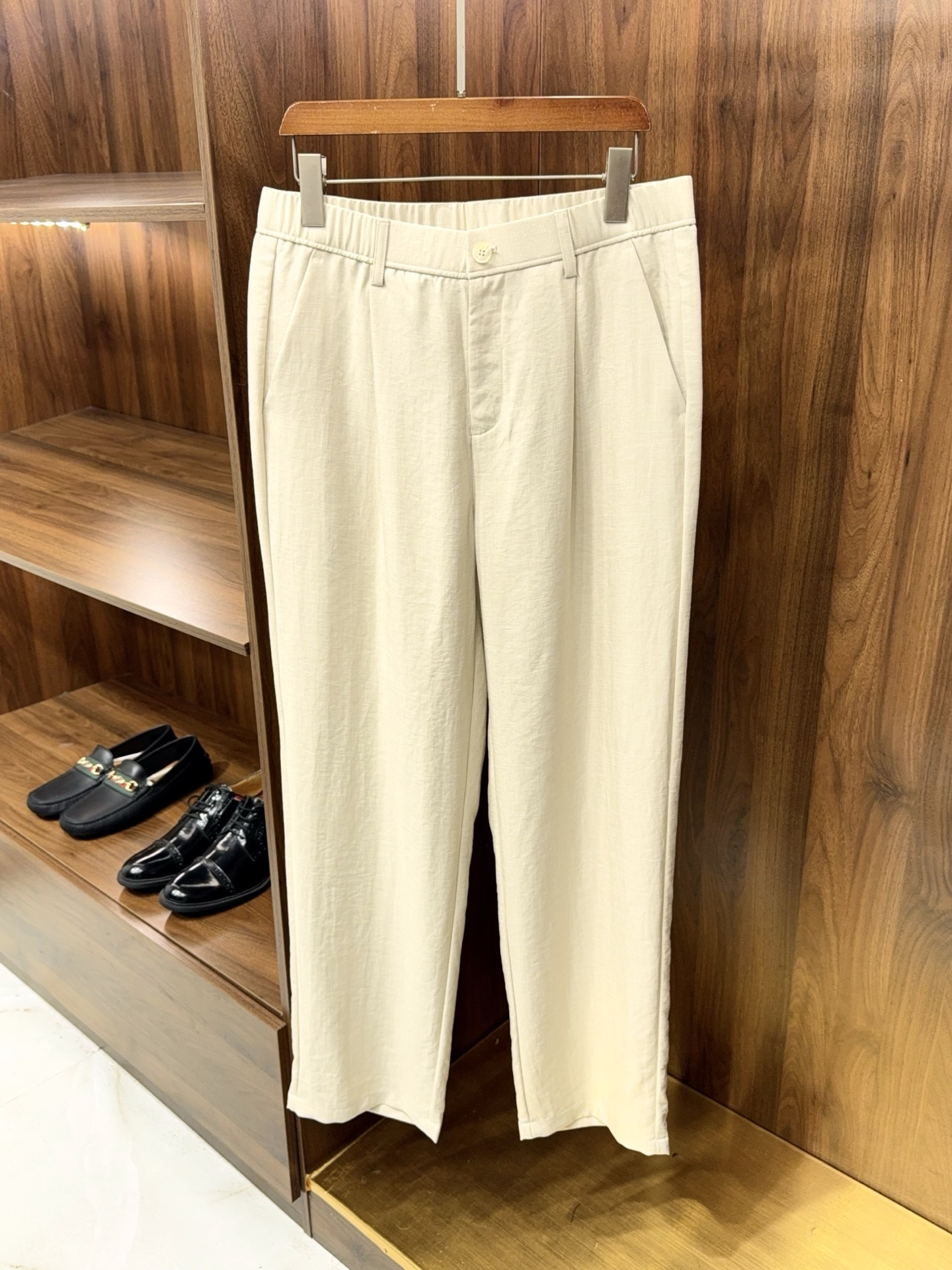 NO:903334,[The boss’s own money!  Summer cool and flax-containing polyester fiber fabric, elastic waist design, slightly wide-fit casual trousers] The boss’s own linen casual trousers.  These are the store owner’s daily favorite summer trousers, which take into account coolness, fit and comfort, and are suitable for men to wear in all scenarios. The fabric is made of a blend of linen and polyester fiber, which combines the natural breathability and cooling advantages of linen. It is also matched with polyester fiber to enhance anti-wrinkle and drape properties, which is not easy to collapse and deform, and is easy to care for in daily life. Natural linen has moisture-absorbing and breathable properties, so it does not make you sweaty and sticky when commuting outdoors, and it also has basic UV protection effect.  The back waist has a hidden elastic structure and is matched with standard trouser loops. It combines the neat look and feel of suit pants with the tolerance of the elastic waist. It is very friendly to people with fat waists and fluctuating waistlines. The single-pleat slightly wide nine-point trousers are loose at the crotch to hide the flesh, and the trouser legs are from the top.  The lower part is soft and slightly released, modifying the O-shaped legs and fake hip width, visually elongating the proportion of the legs, and the neat length of the pants exposes the ankles, which is refreshing and not draggy. The diagonal pockets on both sides are solidly routed, and the button placket is neatly made, without unnecessary complicated design, simple and advanced.  Classic black and soft off-white are available in two colors. The low-saturated color is suitable for linen shirts, knitted Polo, and casual T-shirts. It can be used for commuting, traveling, and light business. The fabric has a subtle natural texture, and the upper body has a relaxed atmosphere. It is not easy to pill after washing, and is durable and durable. It is a versatile and evergreen style for men's summer wardrobe, and can easily create a clean and refreshing mature male look. M-3XL  Arrival next day, men's clothing, shirts, tees, t-shirt, business suit,19860909【老板自留款！夏日清凉含亚麻聚酯纤维面料松紧腰设计微阔版型休闲长裤】老板自留款亚麻休闲长裤. 这款是门店老板日常自留的夏日神裤,兼顾凉感、版型与舒适度,适配男士全场景穿搭.面料采用亚麻与聚酯纤维混纺配比,融合亚麻天然透气、自带凉感的优势,搭配聚酯纤维增强抗皱垂坠性能,不易软塌变形,日常打理简单.天然亚麻自带吸湿透气属性,户外通勤不闷汗粘身,同时具备基础防紫外线效果. 后腰暗藏松紧结构,搭配标准裤袢,兼顾西装裤的利落观感与松紧腰的包容力,对腰腹有肉、腰围浮动人群十分友好.单褶微阔九分裤型,胯部宽松藏肉,裤管自上而下柔和微放,修饰O型腿、假胯宽,视觉拉长腿部比例,利落裤长露出脚踝,清爽不拖沓.两侧斜插袋走线扎实,纽扣门襟做工规整,无多余繁杂设计,简约高级. 经典黑色、柔和米白双色可选,低饱和色系适配亚麻衬衫、针织Polo、休闲T恤,通勤、出游、轻商务均可驾驭.面料自带细微天然肌理,上身自带松弛氛围感,水洗后不易发硬起球,耐穿耐看,是男士夏季衣橱百搭常青款,轻松打造干净清爽的成熟型男造型.M-3XL 隔天到货,男装,shirts,tees，t-shirt,business suit,,Women's clothing