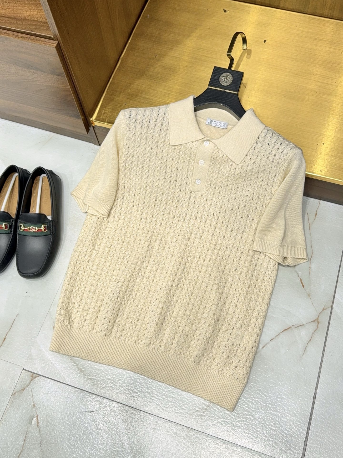 NO:889254,[The original version is reproduced!  Customer supply contains 77 linen and 23 cotton BC's three-button lapel short-sleeved knitted POLO shirt with three-button hollow jacquard technology] The original product is reappeared, BC's hollow knitted POLO shirt creates an Italian style relaxed and high-end feel. Customized blended yarn provided by the customer is used, with a ratio of 7  7 linen is paired with 23 cotton, which combines the breathable coolness of linen with the softness and skin-friendly feel of cotton. The natural fiber has its own breathable pores, which makes the upper body dry in summer without stuffiness and sweat. It absorbs moisture and wicks away moisture, and can be worn for a long time without feeling sticky and uncomfortable. It also has natural anti-ultraviolet properties and comes with protection for daily travel.  The whole body is made of three-dimensional hollow jacquard craftsmanship. The fine texture is exquisite. The hollow structure has its own air circulation layer and rich visual layers. It breaks the monotony of ordinary sweaters and hides exquisite details in a low-key manner. The classic small lapel is matched with a three-button placket, and the line  The strips softly modify the neck, weakening the seriousness of formal wear, and taking into account both casual and light business temperaments. The slightly loose fitting cut is not tight and restricts the body shape, and can easily hide the flesh and adapt to various body types. The cuffs and hem are smooth and ribbed, so it is not easy to be deformed and out of shape.  The pure off-white background color is soft and durable, regardless of skin color. It is suitable for linen trousers, casual scimitar trousers, denim trousers, and can be used in commuting, vacation, afternoon tea and other scenes. The natural fabric will form a soft and moist aged texture with wear, and it will have a taste with time. The workmanship is fine and neat, without redundant design, with both texture and practicality. It is a classic knitted item that can be retained in men's wardrobe all year round. M-3XL, men's clothing, chanel, T-shirt,19860909【原版臻品再现！客供含77亚麻23棉BC家立体镂空提花工艺三粒扣翻领短袖针织POLO衫】原版臻品重磅再现,BC家镂空针织POLO衫,打造意式松弛高级感.采用客供定制混纺纱线,配比77亚麻搭配23棉,融合亚麻透气凉感与棉的柔软亲肤,天然纤维自带透气孔隙,夏日上身干爽不闷汗,吸湿排汗,久穿无黏腻不适感,同时具备天然抗紫外线属性,日常出行自带防护. 全身立体镂空提花工艺,细密肌理精致考究,镂空结构自带空气流通层,视觉层次丰富,打破普通针织衫单调感,低调暗藏精致细节.经典小翻领搭配三粒扣门襟,线条柔和修饰脖颈,弱化正装严肃感,兼顾休闲与轻商务气质.微宽松合身剪裁,不紧绷束缚身形,轻松藏肉适配各类身材,袖口与下摆平整罗纹收口,不易变形走样. 纯净米白底色柔和耐看,不挑肤色,适配亚麻西裤、休闲弯刀裤、牛仔长裤,通勤、度假、下午茶等场景均可驾驭.天然面料会随穿着形成柔和温润的旧化质感,越穿越有味道.做工走线细腻工整,无多余冗余设计,兼具质感与实穿性,是男士衣橱可常年留存的经典针织单品.M-3XL,男装,chanel,T-shirt,,Women's clothing