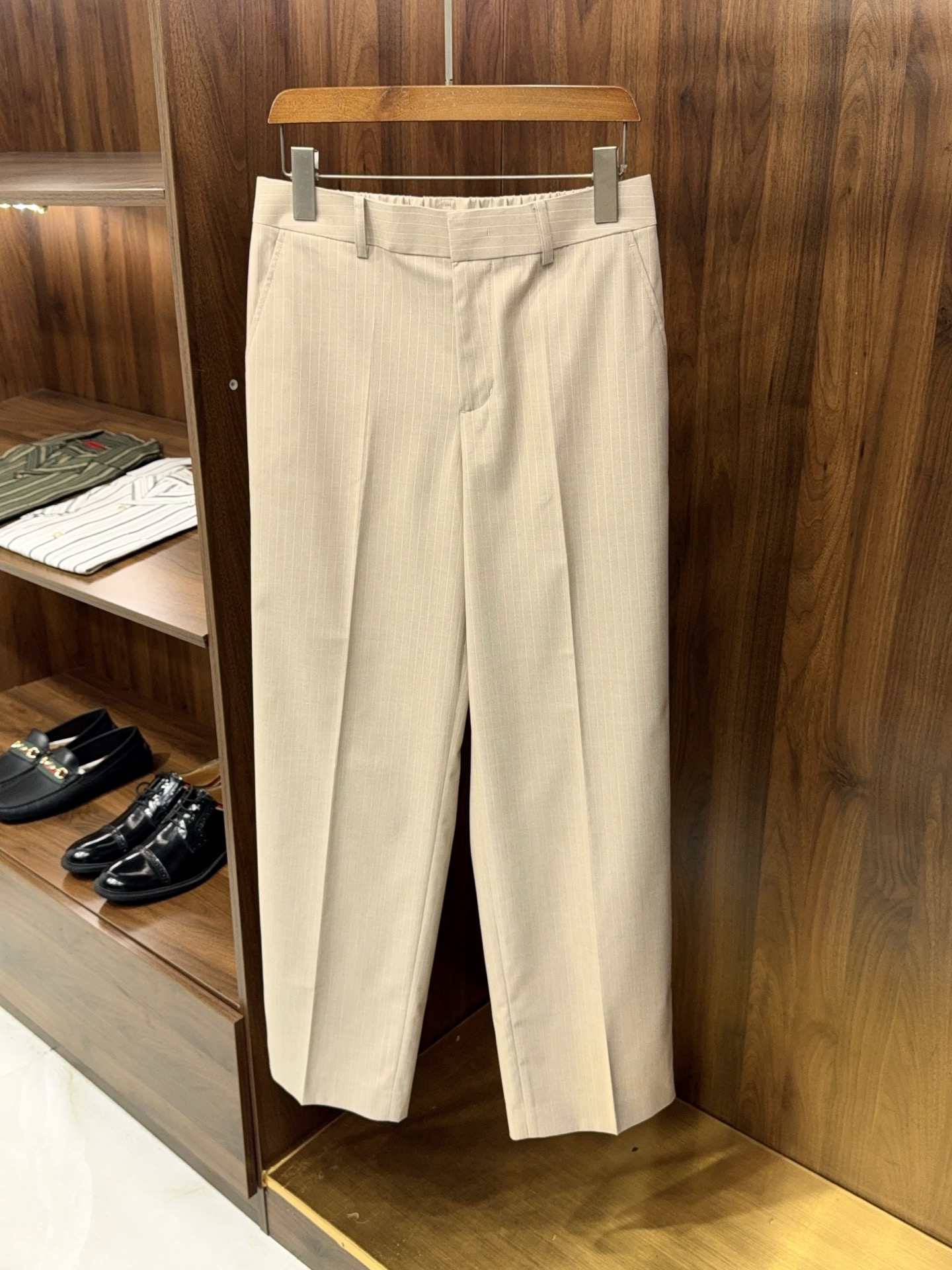 NO:903277,【Here he comes...finally shipped!  Vertical stripes, wool acetate, special fabric, elastic waist design, popular trend, slightly wide version casual trousers] Vertical stripes, wool acetate casual trousers, newly shipped.  The long-awaited striped trousers have finally been shipped, taking into account both business decency and summer relaxation. They are the most popular micro-wide trousers at the moment. Made of the brand's specially supplied wool and acetic acid blended fabric, the wool gives the fabric a delicate and soft matte texture, with its own warmth and moisture.  Drape, acetate fiber has anti-wrinkle properties, making it less likely to produce messy wrinkles after long periods of sitting, making it easy to care for. The fabric is light and breathable, not heavy and stuffy, and is suitable for commuting in all seasons. The delicate vertical stripe texture visually elongates the body lengthwise, and has an outstanding slimming effect.  The waistband adopts the standard trousers placket at the front, and the widened elastic elastic is hidden at the back, taking into account the neat look and comfort of formal wear. It can be easily controlled by floating waistlines and fat waists. Classic and slightly wide nine-point cut.  The crotch is moderately loose to hide the flesh, the trouser legs are naturally slightly scattered, the O-shaped legs are modified, the fake crotch is wide, and the neat nine-point length exposes the ankles, which is refreshing and not procrastinating. The diagonal pockets on both sides are solidly routed, without unnecessary complicated decorations, simple and high-end.  Navy blue, beige, and light gray stripes are available. The low-saturated colors are suitable for all kinds of shirts, knitted POLOs, and casual suits. For formal occasions, they can be paired with suits, for light business commuting, they can be worn alone with short-sleeved shirts, and for daily travel, they can be worn with linen tops. The fabric is smooth and not easy to collapse.  , long-lasting three-dimensional pants shape, not easy to whiten and deform when washed, taking into account texture and practicality, it is a must-have item for mature men's wardrobe, and can easily create a sophisticated and neat business look. M-3XL, men's clothing, shirts, T-shirt, business  suit,19860909【他来了哦…终于出货了！竖条纹含羊毛醋酸纤维特供面料松紧腰设计流行趋势微阔版型休闲长裤】竖条纹羊毛醋酸休闲西裤 全新出货. 期待已久的条纹西裤终于出货,兼顾商务体面与夏日松弛感,是当下大热的微阔版型神裤.采用品牌特供羊毛与醋酸混纺面料,羊毛赋予面料细腻柔和的哑光质感,自带温润垂坠度,醋酸纤维加持抗皱属性,久坐不易产生杂乱褶皱,打理省心.面料轻薄透气,不会厚重闷身,四季通勤都适配,细腻竖条纹肌理视觉纵向拉长身形,显瘦效果出众. 腰头采用前片标准西裤门襟裤袢,后侧暗藏加宽弹力松紧,兼顾正装利落观感与舒适包容力,腰围浮动、腰腹有肉都能轻松驾驭.经典微阔九分剪裁,胯部适度宽松藏肉,裤管自然微散,修饰O型腿、假胯宽,利落九分长度露出脚踝,清爽不拖沓.双侧斜插袋走线扎实,无多余繁杂装饰,简约高级. 藏青、米杏、浅灰三色条纹可选,低饱和色系适配各类衬衫、针织POLO、休闲西装.正式场合成套搭配西装,轻商务通勤单穿搭配短袖衬衣,日常出行搭配亚麻上衣均可驾驭.面料垂顺不易软塌,长久保持立体裤型,水洗不易发白变形,兼顾质感与实穿度,是成熟男士衣橱刚需款,轻松打造精致利落的轻熟商务造型.M-3XL,男装,shirts,T-shirt,business suit,,Women's clothing